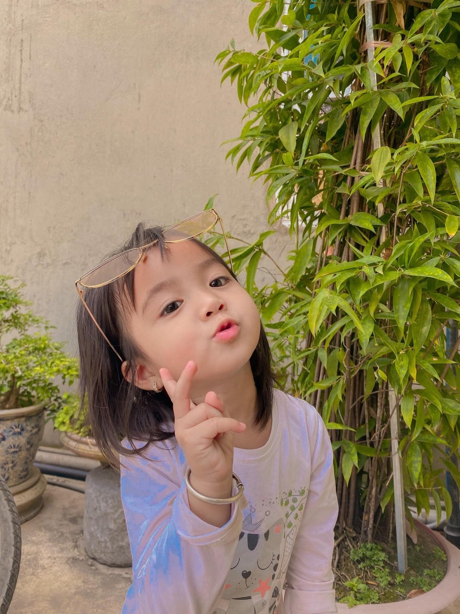 Mối tình sinh viên đây ạ,yêu nhau 4 năm cưới nhau 3 năm.yêu nhau từ cái thời 2 đứa đạp xe đạp đi mua iphone :)) giờ thì cũng đạp xe đạp nhưng là mua sữa với bỉm nha cả nhà ơi .

Chẳng mong gì nhiều chỉ mong về già cùng nhau nhổ tóc sâu cho nhau là hạnh phúc quá rồi ạ :))