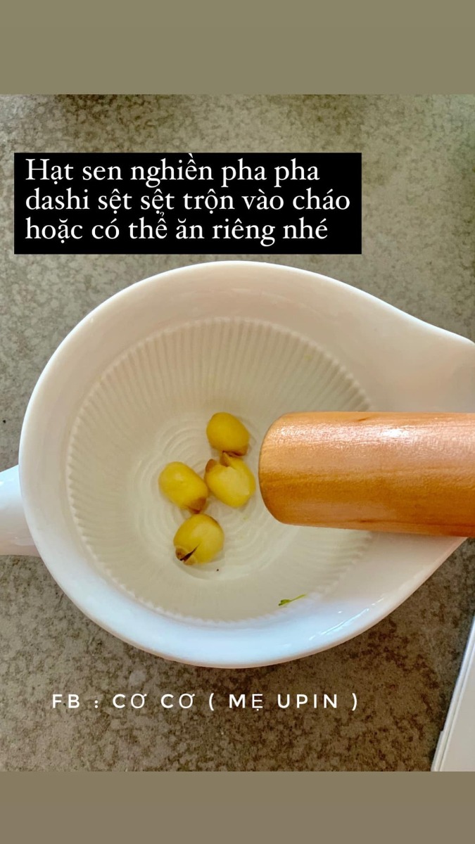 THỰC ĐƠN cho bé mới ăn dặm (5-6m+)
Mình xin chia sẽ tất tất tần những gì mình biết về ăn dặm, cách mình nấu, cách cho con ăn và kinh nghiệm mua những vật dụng cần thiết nhất, để tiết kiệm nhất cho các mẹ.

🍀ADKN

Ngoài ghế ăn và yếm ăn là 2 thứ phải có,thì kiểu Nhật sẽ cần : 

- Một bắt  ăn chính, 2 3 bát ăn phụ

- Muỗng ( 1-2 cái ) 

- Rây hoặc bộ chế biến có kèm chày cối ( mình thấy chày cối sdung nhiều ) 

- Khay trữ đông 

- Dầu ăn trộn cháo , kiểu Nhật chỉ toàn rau củ nên thiếu chất béo. Cần bổ sung dầu ăn cho con. ( cái này mình đc bác sĩ dinh dưỡng tư vấn khuyên dùng ) 

👉🏻👉🏻Mới ăn các mẹ cứ mua nhiêu đó trước, thiếu gì mua sau.

☘️☘️Sau 2 tuần nếu mẹ muốn đa dạng thực đơn hơn có thể mua thêm cac loai gia vị hữu cơ ( chuyên dùng cho bé ) như phô mai rắc, phô mai tách muối , bột chùm ngây, cải kale, dầu ăn, ...

Đổi món chính từ gạo sang các loại đậu, hạt, yến mạch, nui, mì....

🍀☘️☘️Cách mình cho bé ăn : 

-Ngày ăn một bữa sáng ( 9h30-10h ) ăn xong mình cho ti sữa luôn ( cho trọn vẹn một bữa ăn tránh ăn vặt bú vặt) 

-Nên tập thành thói quen luôn vì sau này khi tăng lên ngày 3 bưa ăn, mà cứ cách một tiếng ăn 2 tiếng bú thì mẹ vất lắm . 

-Lượng ăn minh tăng dần từ 5-7ml cho tới hết tháng đầu bé mình có thể ăn đc 50ml rùi( tỉ lệ cháo 1:10) có khi ăn hết có khi ko nha, mình ko ép bé. 

-Buổi chiều cho bé ăn thêm bữa phụ, rãnh thì làm các món quốc dân ( đậu hủ non, pudding trái cây,.. ) lười thì cứ bánh ăn dặm, sữa chua, trái cây nghiền hoặc ép cho bé. 

☘️☘️☘️☘️Cách nấu : 
Mình nấu sẳn dashi và cháo, trữ đông dùng dần trong 1 tuần. 

Mỗi sáng sau khi bé bắt đầu ngủ giấc đầu tiên tầm 8h-8h30 mình sẽ tranh thủ chuẩn bị.

Hôm đó nhà nấu món gì thì mình xén cho bé một miếng .( rau xanh hay củ gì đó )

Dashi và cháo rây sẳn mình lấy ra, bỏ vào nồi hấp cách thuỷ chung vs rau củ luôn. 

Hấp xong mình nghiền từng loại rau , củ có thể mix lại hoặc để riêng .

Vậy là xong một bữa rồi á, sau khi chụp sống ảo xong mình bỏ lại vào nồi hấp, lúc đó vẫn còn hơi nóng, giữ ấm ấm đợi bé dậy ăn. 

Đó là cách của mình, có mẹ nào có cách gì hay lẹ hơn cmt minh tham khảo với nha ❤️