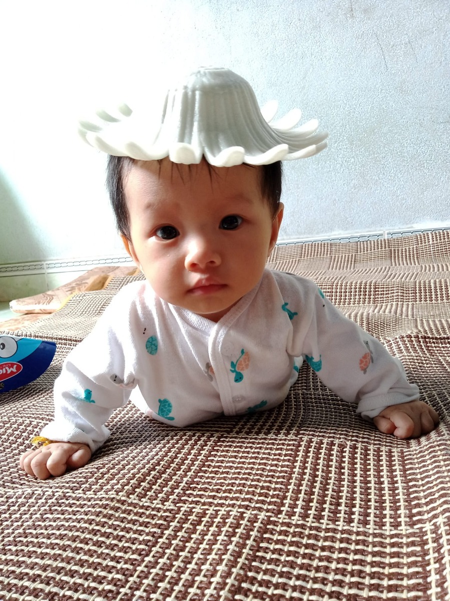 Nhõi con nhà mình lúc vừa chơi xong tummy time, các mẹ thử cho con chơi nhé, cứng cổ phết đấy ạ 🤣 lại còn giúp ăn ngon, mỗi lần chơi 5 phút thôi các mẹ nhé 😍