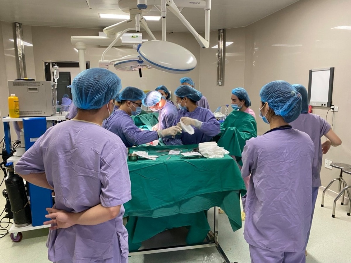 Cách đây ít phút tập thể YBS BV Hùng vương lại thêm một lần nữa   giúp một sản phụ vượt cạn thành công khi mà gianh giới sinh tử chỉ còn mong manh như sợi tóc! ...  Lúc gần 9g sáng  ngày 3/12 sản phụ Đặng thị thi H  mang thai lần thứ ba  Vào phòng cấp cứu trong trạng thái chuyển dạ, đau bụng, vỡ ối sớm ,  khám sơ bộ khi Chưa cần làm bất cứ kỹ thuật CLS nào các Bs đã nhận định đây là một tai biến đặc biệt nguy hiểm mà bà mẹ và em bé  đang  phải đối  mặt, tai biến do quá trình chuyển dạ dây rốn lọt xuống trước và mắc kẹt , trong sản khoa thường gọi là sa dây rốn, việc cấp máu và oxy cho thai nhi bị ngừng trệ đột ngột, trong tử cung tim thai chỉ còn đập rời dạc , xác định đây là một trường hợp cấp cứu tối khẩn cấp, các BS kích hoạt báo động và đưa ngay sản phụ lên phòng mổ khi chưa kịp khai thác đầy đủ thông tin và chưa làm đủ các xét nghiệm cần thiết cho một cuộc đẻ hoặc cuộc mổ,  do sự phối hợp cực kỳ ăn khớp giữa bs gây mê hồi sức , bác sỹ sơ sinh, phẫu thuật viên ...nên chỉ chưa đầy 5 phút sau tại phòng mổ kíp phẫu thuật đã  lấy ra một bé gái    trong trạng thái tím tái, suy hô hấp ,    tim đập rời dạc . Tuy nhiên do thời gian bị ngừng cấp oxy chưa dài nên sau ít phút cấp cứu , sơ sinh đã hồi tỉnh, khóc tốt , các chỉ số sinh tồn ( apgar)ổn định, tại thời điểm này có thể nói ,  cuộc cấp cứu  mà có lẽ hơn thế nữa nó gần như một cuộc chạy đua khốc liệt , một chận chiến sinh tử đầy kịch tính đã thành công , cả mẹ và sơ sinh đang dần ổn định...
-- BS Hoc Pham