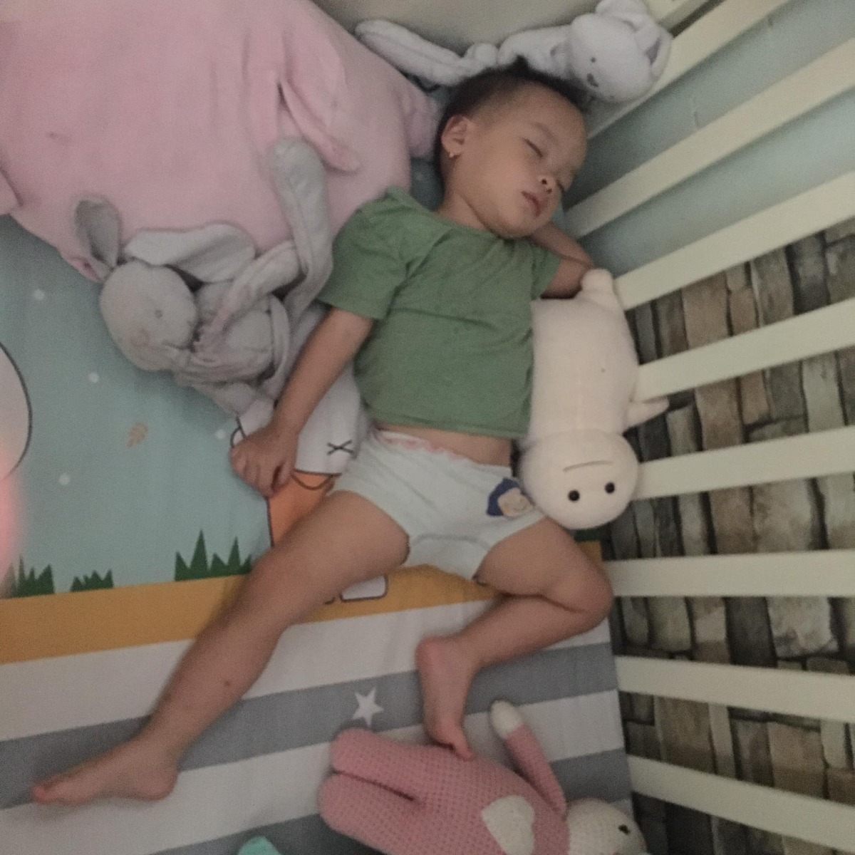 Bí quyết bỏ bỉm ngày cho con ❓❓❓

Cafe 20m+ đã bỏ bỉm ngày đâu được tầm 3 tháng, tuy ko phải 100% (đi chơi vẫn mặc), lâu lâu vẫn quên tè rồi mới gọi

Tuy nhiên với mẹ như thế là quá hài lòng 😀
Thật ra cũng ko gọi là bí quyết gì đâu. Chỉ là kinh nghiệm có sao nói lại vậy thôi nè

Sự là hồi Cafe hơn 15m thì mình đã bắt đầu nói chuyện và tâm sự với con về việc sẽ bỏ bỉm ban ngày qua việc “con mắc đái thì gọi mẹ nha”

Lúc ấy thiệt sự là không có áp lực gì đâu, tại ở nhà nên nếu con tè thì mẹ dọn thôi, nghĩ đơn giản vậy, chỉ có ngày là mặc bỉm đi ngủ để đảm bảo trọn vẹn giấc ngủ hà

Cũng khá là tiết kiệm khi ngày 1 bỉm Huggies + tối 1 bỉm Merries phải hơm ạ 😅

Được 1 thời gian con bắt đầu phản hồi với lời mẹ, qua 3 giai đoạn:
✅ Tè xong 1 Vũng mới gọi “đái đái” (giai đoạn này hơi lâu, tầm 2 tháng 🤣)
✅ “đái đái” là tè ngay luôn, mẹ chưa kịp phản xạ (giai đoạn này nhanh, tầm 1 tuần)
✅ “đái đái” là mẹ dẫn đi vệ sinh luôn (chờ mẹ dẫn mới tè hoặc ị, thành công rồi 😆)

Mặc dù vẫn rất lâu kêu đái = đái, đái = ị, nhưng cơ bản biết gọi thì mẹ đã rất mừng rồi. Tầm nửa tháng nay thì biết gọi “ị” nữa, hoàn hảo luôn 😍

Còn Bé nhà các mẹ bỏ bỉm ngày khi nào thế?
Hay vẫn mặc bỉm 😀😀