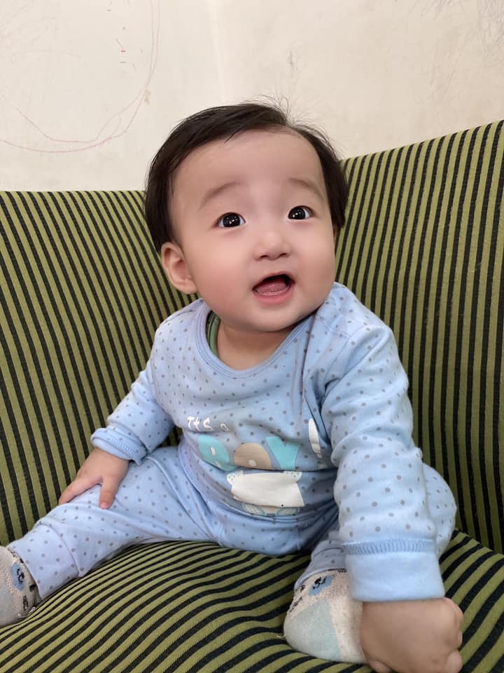 Cảm ơn Mamibabi ạ. 6,5m... trộm vía chàng trai của mẹ đã bò nhanh như 1 cơn gió và 7m... thì ngồi vững vàng mà không cần đến sự trợ giúp của ba mẹ. Yêu thương ❤️❤️❤️JINSU 7M😍