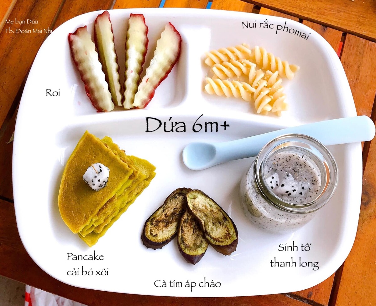 Chào các mom. Lại là mình đây 😂

Chia sẻ với các mom thực đơn Blw của bé 6m nhà mình.

Ngày trước mình từng nghĩ chả siểu sao cho bé 6m cầm đồ ăn cứng nthe. Hại dạ dày. Nhưng càng tìm hiểu và bắt tay vào làm càng thấy Blw là chân ái thật sự ♥️ Đồ ăn đa dạng quá trời.

Đã qua những ngày tháng ăn toàn su su vs cà rốt để tập 😂. Bà Dứa bà ấy chán. Đổi món cái lại hợp tác luôn. Thế là mẹ đc dịp bày vẽ chút.
Hôm nào con ăn gì bố mẹ ăn nấy theo.

Hôm nào mẹ rảnh thì mẹ làm bánh với bày vẽ tí. Không thì cứ auto hấp vào nồi cơm điện 😂

Bé nhà mình hiện đang theo E234 và ăn 1 bữa chính sau khi ngủ nap1 dậy 1h.