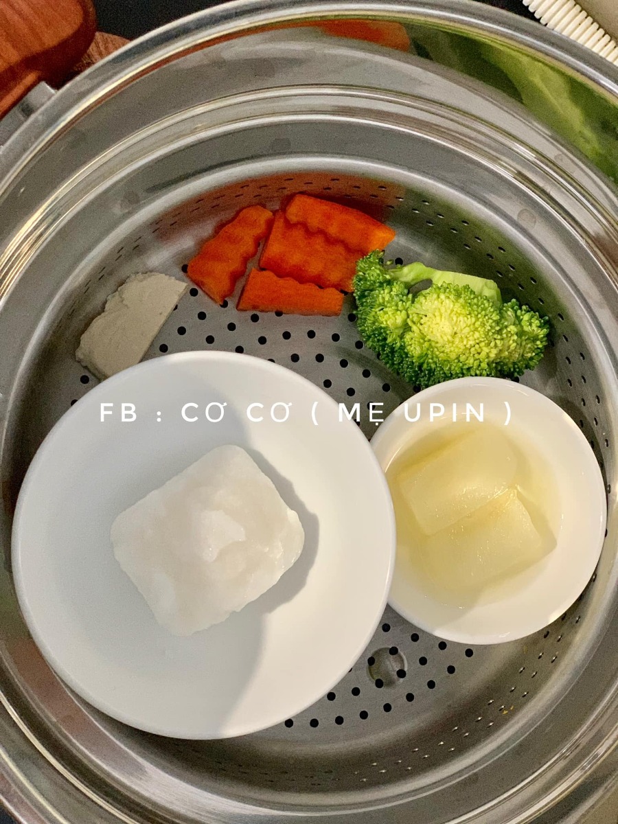 THỰC ĐƠN cho bé mới ăn dặm (5-6m+)
Mình xin chia sẽ tất tất tần những gì mình biết về ăn dặm, cách mình nấu, cách cho con ăn và kinh nghiệm mua những vật dụng cần thiết nhất, để tiết kiệm nhất cho các mẹ.

🍀ADKN

Ngoài ghế ăn và yếm ăn là 2 thứ phải có,thì kiểu Nhật sẽ cần : 

- Một bắt  ăn chính, 2 3 bát ăn phụ

- Muỗng ( 1-2 cái ) 

- Rây hoặc bộ chế biến có kèm chày cối ( mình thấy chày cối sdung nhiều ) 

- Khay trữ đông 

- Dầu ăn trộn cháo , kiểu Nhật chỉ toàn rau củ nên thiếu chất béo. Cần bổ sung dầu ăn cho con. ( cái này mình đc bác sĩ dinh dưỡng tư vấn khuyên dùng ) 

👉🏻👉🏻Mới ăn các mẹ cứ mua nhiêu đó trước, thiếu gì mua sau.

☘️☘️Sau 2 tuần nếu mẹ muốn đa dạng thực đơn hơn có thể mua thêm cac loai gia vị hữu cơ ( chuyên dùng cho bé ) như phô mai rắc, phô mai tách muối , bột chùm ngây, cải kale, dầu ăn, ...

Đổi món chính từ gạo sang các loại đậu, hạt, yến mạch, nui, mì....

🍀☘️☘️Cách mình cho bé ăn : 

-Ngày ăn một bữa sáng ( 9h30-10h ) ăn xong mình cho ti sữa luôn ( cho trọn vẹn một bữa ăn tránh ăn vặt bú vặt) 

-Nên tập thành thói quen luôn vì sau này khi tăng lên ngày 3 bưa ăn, mà cứ cách một tiếng ăn 2 tiếng bú thì mẹ vất lắm . 

-Lượng ăn minh tăng dần từ 5-7ml cho tới hết tháng đầu bé mình có thể ăn đc 50ml rùi( tỉ lệ cháo 1:10) có khi ăn hết có khi ko nha, mình ko ép bé. 

-Buổi chiều cho bé ăn thêm bữa phụ, rãnh thì làm các món quốc dân ( đậu hủ non, pudding trái cây,.. ) lười thì cứ bánh ăn dặm, sữa chua, trái cây nghiền hoặc ép cho bé. 

☘️☘️☘️☘️Cách nấu : 
Mình nấu sẳn dashi và cháo, trữ đông dùng dần trong 1 tuần. 

Mỗi sáng sau khi bé bắt đầu ngủ giấc đầu tiên tầm 8h-8h30 mình sẽ tranh thủ chuẩn bị.

Hôm đó nhà nấu món gì thì mình xén cho bé một miếng .( rau xanh hay củ gì đó )

Dashi và cháo rây sẳn mình lấy ra, bỏ vào nồi hấp cách thuỷ chung vs rau củ luôn. 

Hấp xong mình nghiền từng loại rau , củ có thể mix lại hoặc để riêng .

Vậy là xong một bữa rồi á, sau khi chụp sống ảo xong mình bỏ lại vào nồi hấp, lúc đó vẫn còn hơi nóng, giữ ấm ấm đợi bé dậy ăn. 

Đó là cách của mình, có mẹ nào có cách gì hay lẹ hơn cmt minh tham khảo với nha ❤️