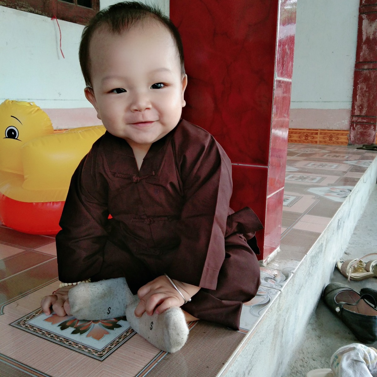 Em cho bé tập ngồi theo hướng dẫn trên app, ko cần mua ghế tập ngồi đâu các mẹ nhé, phí tiền lắm mà ko dùng đến
