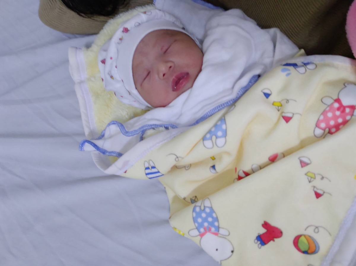 Trộm vía đi nhập viện lúc 10 giờ sáng, mở đc 1 phân. Đến 3 giờ chiều là đẻ được luôn. Rặn 1 hơi là ra 🥰