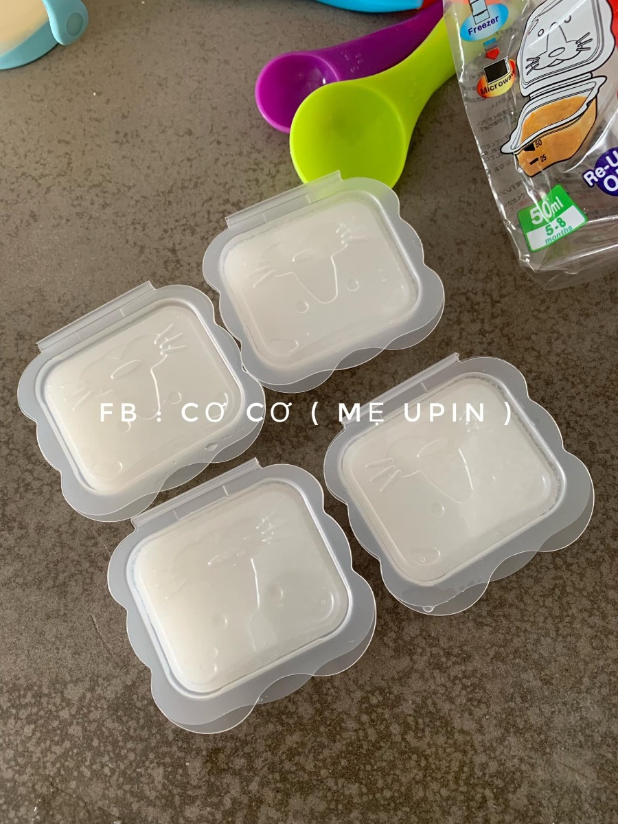 THỰC ĐƠN cho bé mới ăn dặm (5-6m+)
Mình xin chia sẽ tất tất tần những gì mình biết về ăn dặm, cách mình nấu, cách cho con ăn và kinh nghiệm mua những vật dụng cần thiết nhất, để tiết kiệm nhất cho các mẹ.

🍀ADKN

Ngoài ghế ăn và yếm ăn là 2 thứ phải có,thì kiểu Nhật sẽ cần : 

- Một bắt  ăn chính, 2 3 bát ăn phụ

- Muỗng ( 1-2 cái ) 

- Rây hoặc bộ chế biến có kèm chày cối ( mình thấy chày cối sdung nhiều ) 

- Khay trữ đông 

- Dầu ăn trộn cháo , kiểu Nhật chỉ toàn rau củ nên thiếu chất béo. Cần bổ sung dầu ăn cho con. ( cái này mình đc bác sĩ dinh dưỡng tư vấn khuyên dùng ) 

👉🏻👉🏻Mới ăn các mẹ cứ mua nhiêu đó trước, thiếu gì mua sau.

☘️☘️Sau 2 tuần nếu mẹ muốn đa dạng thực đơn hơn có thể mua thêm cac loai gia vị hữu cơ ( chuyên dùng cho bé ) như phô mai rắc, phô mai tách muối , bột chùm ngây, cải kale, dầu ăn, ...

Đổi món chính từ gạo sang các loại đậu, hạt, yến mạch, nui, mì....

🍀☘️☘️Cách mình cho bé ăn : 

-Ngày ăn một bữa sáng ( 9h30-10h ) ăn xong mình cho ti sữa luôn ( cho trọn vẹn một bữa ăn tránh ăn vặt bú vặt) 

-Nên tập thành thói quen luôn vì sau này khi tăng lên ngày 3 bưa ăn, mà cứ cách một tiếng ăn 2 tiếng bú thì mẹ vất lắm . 

-Lượng ăn minh tăng dần từ 5-7ml cho tới hết tháng đầu bé mình có thể ăn đc 50ml rùi( tỉ lệ cháo 1:10) có khi ăn hết có khi ko nha, mình ko ép bé. 

-Buổi chiều cho bé ăn thêm bữa phụ, rãnh thì làm các món quốc dân ( đậu hủ non, pudding trái cây,.. ) lười thì cứ bánh ăn dặm, sữa chua, trái cây nghiền hoặc ép cho bé. 

☘️☘️☘️☘️Cách nấu : 
Mình nấu sẳn dashi và cháo, trữ đông dùng dần trong 1 tuần. 

Mỗi sáng sau khi bé bắt đầu ngủ giấc đầu tiên tầm 8h-8h30 mình sẽ tranh thủ chuẩn bị.

Hôm đó nhà nấu món gì thì mình xén cho bé một miếng .( rau xanh hay củ gì đó )

Dashi và cháo rây sẳn mình lấy ra, bỏ vào nồi hấp cách thuỷ chung vs rau củ luôn. 

Hấp xong mình nghiền từng loại rau , củ có thể mix lại hoặc để riêng .

Vậy là xong một bữa rồi á, sau khi chụp sống ảo xong mình bỏ lại vào nồi hấp, lúc đó vẫn còn hơi nóng, giữ ấm ấm đợi bé dậy ăn. 

Đó là cách của mình, có mẹ nào có cách gì hay lẹ hơn cmt minh tham khảo với nha ❤️