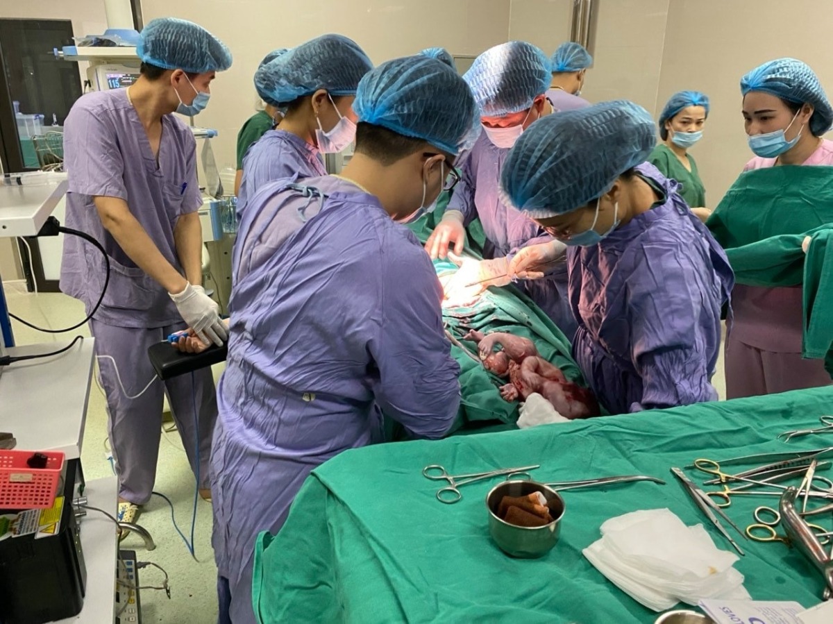 Cách đây ít phút tập thể YBS BV Hùng vương lại thêm một lần nữa   giúp một sản phụ vượt cạn thành công khi mà gianh giới sinh tử chỉ còn mong manh như sợi tóc! ...  Lúc gần 9g sáng  ngày 3/12 sản phụ Đặng thị thi H  mang thai lần thứ ba  Vào phòng cấp cứu trong trạng thái chuyển dạ, đau bụng, vỡ ối sớm ,  khám sơ bộ khi Chưa cần làm bất cứ kỹ thuật CLS nào các Bs đã nhận định đây là một tai biến đặc biệt nguy hiểm mà bà mẹ và em bé  đang  phải đối  mặt, tai biến do quá trình chuyển dạ dây rốn lọt xuống trước và mắc kẹt , trong sản khoa thường gọi là sa dây rốn, việc cấp máu và oxy cho thai nhi bị ngừng trệ đột ngột, trong tử cung tim thai chỉ còn đập rời dạc , xác định đây là một trường hợp cấp cứu tối khẩn cấp, các BS kích hoạt báo động và đưa ngay sản phụ lên phòng mổ khi chưa kịp khai thác đầy đủ thông tin và chưa làm đủ các xét nghiệm cần thiết cho một cuộc đẻ hoặc cuộc mổ,  do sự phối hợp cực kỳ ăn khớp giữa bs gây mê hồi sức , bác sỹ sơ sinh, phẫu thuật viên ...nên chỉ chưa đầy 5 phút sau tại phòng mổ kíp phẫu thuật đã  lấy ra một bé gái    trong trạng thái tím tái, suy hô hấp ,    tim đập rời dạc . Tuy nhiên do thời gian bị ngừng cấp oxy chưa dài nên sau ít phút cấp cứu , sơ sinh đã hồi tỉnh, khóc tốt , các chỉ số sinh tồn ( apgar)ổn định, tại thời điểm này có thể nói ,  cuộc cấp cứu  mà có lẽ hơn thế nữa nó gần như một cuộc chạy đua khốc liệt , một chận chiến sinh tử đầy kịch tính đã thành công , cả mẹ và sơ sinh đang dần ổn định...
-- BS Hoc Pham