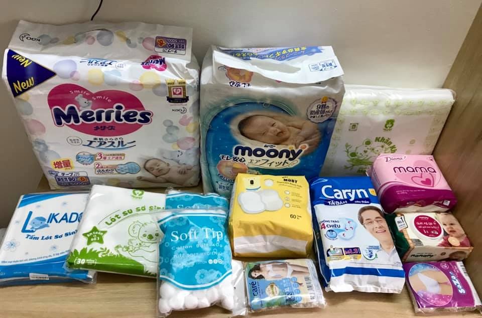 Đây là những đồ mình đã chuẩn bị dần cho bé từ khi bầu 27w. Hiện tại 37w, đồ đã giặt giũ sạch sẽ thơm tho và đếm từng ngày để được gặp bé.
 
Mình up lên cho các mom tham khảo thôi nha, tuỳ tài chính, sở thích, hoàn cảnh, định hướng phương pháp nuôi dạy mà mua chứ đừng bảo cái này cái kia không cần thiết hay phí tiền ạ. 

Vợ chồng mình ở riêng, xác định tự chăm con. Đồ mình xem và đọc review suốt 1 tháng rồi một tay mình chọn và sắm cho con chứ cũng không ai mua hộ. Sau sinh cũng xác định 1 mẹ 1 con nên là cứ mua hết, nhỡ sau cần đợi ship đợi order lại lâu.

Xem thêm ds đồ sơ sinh đầy đủ trên app: https://mamibabi.com.vn/danh-sach-do-so-sinh-day-du-va-tiet-kiem-nhat