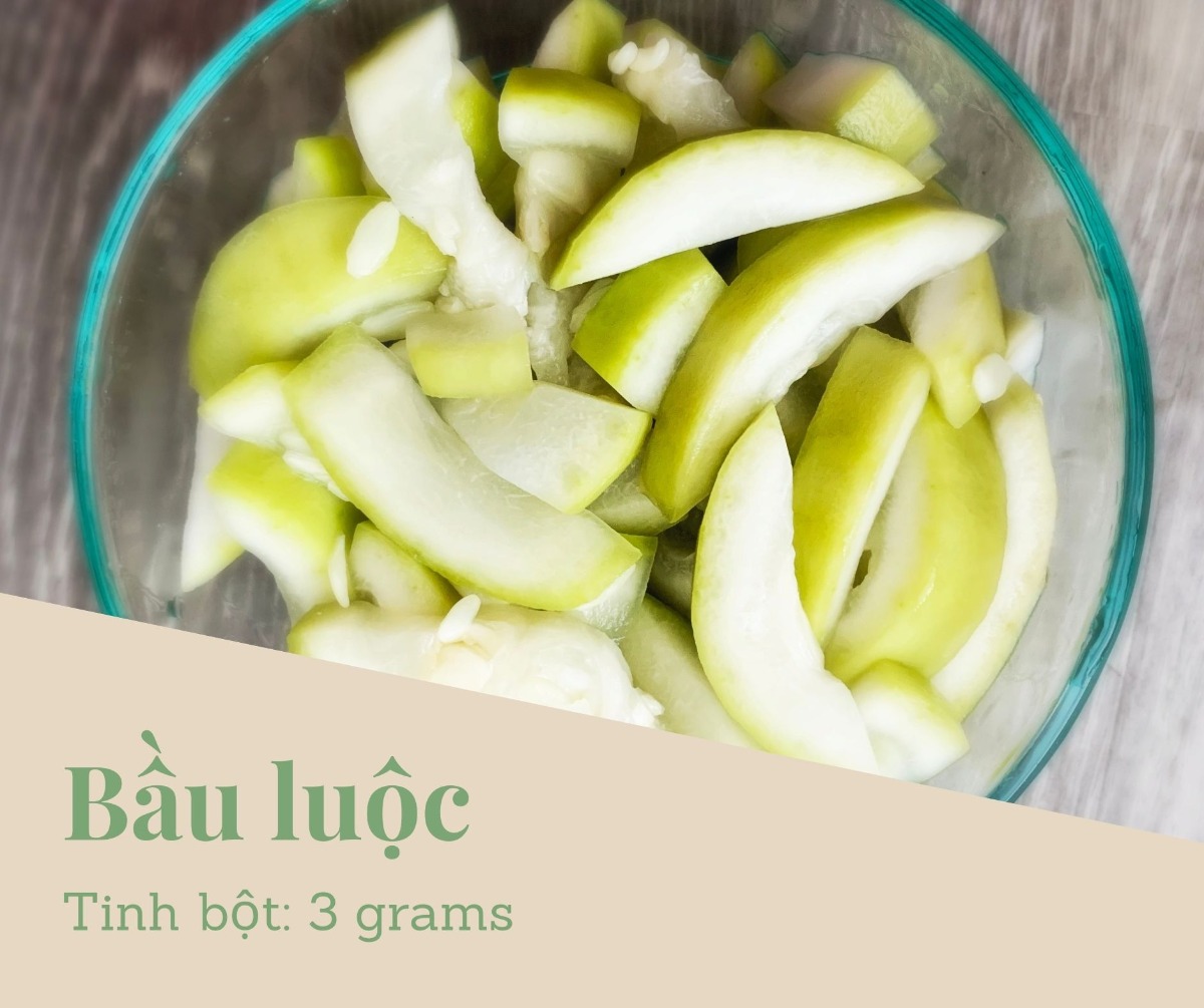 THỰC ĐƠN TIỂU ĐƯỜNG THAI KỲ
Chào bạn. Khi biết là có bệnh TĐTK hoặc TĐ2 thì nhiều người rất là lo lắng.

👌 Cách giảm TĐTK và TĐ2 hiệu quả nhất là ăn kiêng (giảm tinh bột và giảm ngọt).
👌 Cách giảm TĐTK và TĐ2 hiệu quả nhì là tập thể dục
👌 Các thuốc tây có hiệu quả nhưng mà bạn vẫn nên ăn kiêng và tập thể dục, nếu không dần dần sẽ lờn thuốc.
👌 Bạn đừng tin các thuốc nam, các loại bánh, đường cho người tiểu đường nhé. Không có hiệu quả gì nhiều đâu.
👌 Bạn không cần phải lo. Vì đồ ăn cho các bà Mẹ TĐTK và TĐ2 rất phong phú và ngon miệng. Và đầy đủ dinh dưỡng cho người Mẹ và em Bé, và người TĐ2.

Đầu tiên là các bạn nên mừng là đã khám ra bệnh. Có nhiều có bệnh nhưng mà không đủ điều kiện để khám bác sỹ nên không biết có bệnh mà trị.

Điều thứ nhì là các bạn đừng buồn vì bệnh TĐTK và TĐ2 hoàn toàn trong tầm quản lý của bạn.

Điều thứ ba là bệnh TĐTK và TĐ2 sẽ dạy cho bạn một cách ăn uống bổ dưỡng. Qua cách an uống này, bạn có thể áp dụng sau khi sinh và có thể tăng sức khoẻ lâu dày. Thậm chí, nếu bạn xây dựng thói quen ăn giảm tinh bột và tập thể dục thường xuyên thì sức khoẻ sau này của bạn sẽ có thể tốt hơn là những người không bị bệnh.

Bạn cố lên nhé! Chúc bạn và em bé và gia đình khoẻ mạnh.

👌👌👌 Nguyên tắc ăn giảm tinh bột cho TĐTK và TĐ2:
Trong một buổi ăn, hạn chế mức tinh bột dưới 45 grams:

Tinh bột: bao gồm cơm, hủ tiếu, bún, miến, mì, bánh đa, bánh mì, các loại khoai: tối đa là 1/2 chén (khoản 20 grams) trong một buổi ăn. (Khởi đầu bằng 1/2 chén cơm mỗi buổi. Nếu chỉ số tốt thì bạn có thể tăng thử lên 1 chén và thử máu xem sao. Nếu cao thì giảm lại 1/2 chén)
Rau ăn 1-2chén trong một buổi ăn. Ăn rau thoải mái không cần hạn chế vì rau có rất tinh bột (khoản 4 grams cho 1 chén). Ngoài ra rau có nhiều dinh dưỡng (các loại Vitamin, chất khoáng, folate, chất kẽm). Rau có chất sơ giúp tinh bột thu hấp chậm vào người — làm tăng đường chậm hơn sau khi ăn.
Chất đạm, bao gồm: thịt, cá, đồ biển, trứng, đậu hủ: Ăn ít nhất 1 chén trong một buổi ăn, có thể ăn nhiều hơn nếu cần. Chất đạm không có tinh bột nên bạn có thể ăn thoải mái. Chất đạm rất cần thiết cho sự phát triển của bé. Ngoài ra trong chất đạm có chất mỡ tốt cho em bé. Lưu ý là không ăn cá biển lớn vì có thuỷ ngân (nhất là các Mẹ Bầu).

Mỗi người mỗi khác, nên nên đo máu sau buổi ăn để điều chỉnh mức tinh bột theo lượng máu cho phép (sau 1 giờ là <7,8 mmol/L và sau 2 giờ là <6,7 mmol/L cho TĐTK. Và sau 2h<7,8 cho TĐ2)

👌👌👌 Nên thay tinh bột bằng gì?

👌👌👌 Canh rau

Mỗi buổi ăn lúc trước ăn khoản 2 chén cơm, bây giờ hạn chế xuống dưới 1/2 chén cơm thì thay thế cơm bằng gì? Rất đơn giản. Bạn có thể thay cơm bằng các loại rau luộc. Thí dụ bạn làm cá kho hoặc thịt kho (những món chất đạm thì bạn ăn vẫn bình thường không cần hạn chế — chỉ nấu không sử dụng đường thôi), thì bạn có thể ăn thêm bầu luộc, rau muốn luộc, cải luộc, đậu que luộc, bó xôi luộc để thay cơm. Ăn rất là ngon!

Và trong rau luộc có rất nhiều dinh dưỡng cho em bé (trong cơm thì không có dinh dưỡng gì). Nên bạn vừa trị bệnh TĐTK mà vừa tăng dinh dưỡng cho em bé và bản thân.

Rau luộc không chỉ có thể thay cơm không, mà có thể thay luôn các món nước. Thí dụ như khi ăn phở, thì bạn chỉ ăn tối đa 1/2 bánh phở, còn lại thì cho thêm giá luộc, bắp cải luộc, hoặc các loại rau khác mà bạn yêu thích. Chúc ngon miệng.

Thí dụ: bầu luộc ăn với tôm rim thay cơm

Thí dụ: bạn có thể dùng bí đỏ thay cơm. Bí đỏ bạn cắt ra từng cộng nhỏ và xào hoặc luộc. Bí đỏ có nhiều Vitamin A tốt cho mắt của em bé và người Mẹ.

👌👌👌 Bí đỏ thay cơm
Đây là một món dễ làm và dễ ăn. Bí đỏ và rau chỉ cần luộc.

Nhân liệu cho 1 phần ăn:
- 1/2 chén bí đỏ luộc
- 1/2 chén rau luộc
- 1/2 chén chả cá (luộc) rồi xào sơ lại. Đừng chiên giòn vì đồ ăn chiên không tốt cho sức khoẻ
- Ăn với nước tương hoặc nước nắm chấm (không đường)

👌👌👌 Rau luộc thay cơm, bánh phở, bún
Thay vì ăn cơm, bún, hủ tiếu, mỳ, miến, bánh đa thì bạn ăn nhiều rau luộc để thay. Khi bạn thay bằng rau có nhiều lợi ích vì rau có rất nhiều vitamin và khoáng chất cần thiết cho em bét phát triển. Tinh bột không có những vitamin và khoáng chất cho em bé.

Khi bạn ăn rau luộc thì ăn đến no thôi, không cần kiêng. Ăn thoải mái.

Ngoài rau rau luộc giúp bạn no ăn là ăn tinh bột. Và rau thì sẽ giúp đường tiêu hoá của bạn hoạt động tốt. Và da mặt đẹp.

👌👌👌 Bầu luộc

👌👌👌 Cải ngọt luộc

👌👌👌 Su su luộc thay cơm
Su Su có nhiều folate là giúp cho não của em bé phát triển. Luộc thay cơm. Ăn với đồ ăn chấm nước tương hoặc xào với trứng điều rất ngon.

👌👌👌 Yến mạch thay cơm

Yến mạch là một món ăn thay cơm rất tốt.

Số lượng tinh bột của yến mạch chỉ phân nửa so với cơm, nên bạn có thể ăn 1 chén yến bạch trong vòng buổi ăn (nhưng nhớ đo đường trong máu và chỉnh sửa nhé). Yến mạch còn có nhiều chất sơ, giúp tiêu hoá tốt và hạ mỡ trong máu.

Mua loại yến mạch (old fashion). Loại này có nhiều sơ nên tốt hơn loại (quick). Bạn có thể xem thông tin mua ở đây. Các siêu thị lớn điều có bán.

Cách nấu: Bạn có thể nấu như bạn nấu cơm: nấu với nước cho chính.

Nếu ăn thay cơm cho buổi trưa và buổi chiều, thì ăn với đồ ăn như rau và thịt/cá/trứng/đậu hủ bình thường. Cơm thỉ chỉ ăn 1/2 chén. Yến mạch thì có thể ăn 1 chén.

Bạn cũng có thể nấu như cháo: cháo cá, cháo thịt. Thí dụ; Cháo Yến Mạch với Thịt Bò.

Cách nấu:
- Bỏ yến mạch nấu với cà rốt, bông cải xanh (cắt nhỏ) vào nước nấu như cháo.
- Xào thịt bò với hành tỏi riêng, muối, dầu.
- Sau khi cháo yến mạch chín thì bỏ thịt bò vào với cháo nấu thêm vài phút.

👌👌👌 Diêm mạch (Quinoa)

Có bạn hỏi là có thể ăn Diêm Mạch thay cơm được không? Diêm Mạch có rất nhiều vitamin và chất khoán tốt (bao gồm chất sắc). Và cũng có tinh bột nên có thể thay cơm. Xin lưu ý:

Một chén diêm mạch đã nấu chín có khoản 39gram tinh bột. Cơm gạo trắng có khoảng 45-53gram. Yến mạch là thấp hơn có khoản 28gram.
Nên bạn cũng chỉ ăn từ 1/2-1 chén cho mỗi buổi ăn. Và nhớ đo đường trong máu sau khi ăn.
Nhớ là ngâm qua đêm trước khi nấu để dễ tiêu hoá.

👌👌👌 Làm sao ăn rau luộc ngon hơn?

Sau khi bạn luộc rau, có thể cho 1 muỗng dầu mè và 1 muỗng nước tương, và 1 muỗng mè vào rau. Dầu mè có chất béo tốt cho não và giúp cho bạn no lâu hơn.

👌👌👌 Ăn sáng nên ăn gì?

Có rất nhiều Mẹ Bầu đau đầu về buối sáng. Có bạn chỉ ăn 2 quả dưa leo và uống sữa rồi cảm thấy đói quá chừng. Thấy lo cho các bạn quá.
Thật ra buổi sáng là buổi ăn có thể ăn ngon lành. 

Các bạn vẫn có thể ăn những món mình yêu thích, như phở, hủ tiếu, bún riêu, mì quảng. Các bạn phải chiệu khó thay đổi một chút. 

👌👌👌 Tại sao buổi sáng ăn đồ ăn nước ngoài đường (phở, bún, hủ tiếu) là đường lên quá vậy?

Câu hỏi rất hay, các loại bún, bánh phở, hủ tiểu, mỳ, bánh đa, miến điều có nhiều tinh bột. Cũng nhiều bằng cơm.

Nếu bạn ăn đồ ăn ngoài đường người bán cho rất nhiều bánh và ít thịt và rau. Mà bạn có yêu cầu người bán cho ít bánh thì họ cũng sẽ cho nhiều.

Nếu ăn ở ngoài đường thì thường là gọi 2 tô: chỉ ăn 1/2 chén bánh. Có nghĩa là ăn 1/2 bánh của 1 tô, và bánh của tố thứ nhì thì bỏ hoàn toàn. Và gì bạn đã giảm bánh thì phải tăng thịt và rau lên. Nếu không rất đói. Đó là lý do gọi 2 tô. Một tô hoàng toàn không ăn bánh chỉ lấy thịt và rau. Một tô thì chỉ lấy 1/2 bánh. Thịt và rau rất ít tinh bột nên sẽ không tăng đường nhiều. Cố lên nhé bạn.

Nếu ăn bánh mì thì cũng nên gọi 2 ổ. Và chỉ ăn 1/2 bánh mì và ăn hết thịt và rau.

👌👌👌 Bún riêu
- 150 gram chất đạm: thịt, trứng, cua
- 1/2 chén bún
- 3 miếng đậu hũ
- 3 quả cà chua
- 1 quả me
- 10ml mắm tôm
- Hành tím, hành lá, rau mùi
- Rau sống: rau muống, bắp chuối, xà lách, giá,
- Hạt tiêu, hạt nêm, nước mắm, dầu ăn

👌👌👌 Nấu ăn sáng nhanh: Trứng sốt cà
Hôm nào bạn không có thời gian, thì có thể làm món trứng sốt cà. Ăn rất là đậm đà.

Nhân liệu cho 1 phần ăn:
- 2 quả trứng
- 3 quả cà chua
- Hành lá, tỏi, dầu ăn
- Một ít muối, nước tương
- Bạn có thể xem công thức ở đây.

👌👌👌 Tại sao ăn sáng đồ ăn bên ngoài mà đường tăng quá?

Nếu bạn ăn đồ ăn ngoài đường người bán cho rất nhiều bánh và ít thịt và rau. Mà bạn có yêu cầu người bán cho ít bánh thì họ cũng sẽ cho nhiều.

Nếu ăn ở ngoài đường thì thường là gọi 2 tô: chỉ ăn 1/2 chén bánh. Có nghĩa là ăn 1/2 bánh của 1 tô, và bánh của tố thứ nhì thì bỏ hoàn toàn. Và gì bạn đã giảm bánh thì phải tăng thịt và rau lên. Nếu không rất đói. Đó là lý do gọi 2 tô. Một tô hoàng toàn không ăn bánh chỉ lấy thịt và rau. Một tô thì chỉ lấy 1/2 bánh. Thịt và rau rất ít tinh bột nên sẽ không tăng đường nhiều. Cố lên nhé bạn.

Nếu bạn nấu ở nhà (như trong hình) thì ăn ăn thật nhiều thịt/cá/rau và ít bánh.

Một cách khác là bạn có thể nấu đồ ăn buổi tối nhiều một chút. Rồi buổi sáng ăn lại đồ ăn buổi tối (1/2 chén cơm + 1chén thịt/cá/trứng/đậu hủ và 1-2 chén rau). Ăn sáng mà ăn nhiều thì tốt vì sẽ no lâu và có sức làm việc.

👌👌👌 Món canh
Nếu bạn không có thời gian, thì món canh là dễ nhất. Canh có thể bỏ nhiều rau và chất đạm( thịt, hải sản, đậu hủ, trứng). Và ăn một tô thật là to đến khi no. Nếu thèm cơm thì có thể ăn một ít (tối đa là 1/2 chén- tuỳ theo mức đường trong máu sau khi ăn). Nhưng phần chính là một tô rau rất to. Ăn riết khi quen thì có thể bỏ hẳn cơm luôn.

👌👌👌 Canh cải hải sản
- 1 bó cải 100 gr hải sản,
- đậu hủ (nếu muốn)
- nấm
- 1/2 tbsp muối
- 1 tsp tiêu
- 1/2 nước tương
- hành lá
- Canh su hầm thịt
- Nếu bạn vẫn thèm tinh bột thì đây là một món có thể sẽ giúp bạn cảm thấy đã thèm. Bạn có thể sử dụng một ít khoai tây (1 củ nhỏ) cho một phần ăn. Nấu một tô thật to và ăn cho đã thèm (nhưng không ăn thêm cơm nhé)

Nhân liệu cho 1 phần ăn:
- 1 trái su
- 1 củ khoai tây nhỏ
- 1 củ cải trắng
- 1 củ cà rốt
- thịt
- muối

👌👌👌 Canh Bông Cải Trắng
Nhân liệu cho 1 phần:
- 2 chén bắp cải trắng
- 200 grams tôm
- Muối, tiêu
- Có thể bỏ thêm củ cải trắng để nấu cho ngọt nước canh

👌👌👌 Canh bí đỏ

👌👌👌 Súp đậu hủ
Thành phần: Đậu hủ, nấm, carrot, bắp, tim hạt sen

👌👌👌 Canh củ cải trắng

👌👌👌 Súp Rau Củ. Món này nhiều vitamin cho em bé
Thành phần: 1/2 củ khoai tây, 1 củ cà rốt, 1 miếng cần tây, 6 miếng nấm rơm

👌👌👌 Các món mặn
Các món mặn ăn tốt vì có nhiều chất đạm. Trường Đại Học UCSF của Mỹ khuyên là Mẹ Bầu nên ăn ít nhất 60 gram chất đạm mỗi ngày. Chất đạm rất cần thiết cho sự phát triển của em bé. Đồ ăn nhiều chất đạm như: thịt, cá, hải sản, trứng, đậu hủ.

👌👌👌 Tôm rim
Món này bạn có thể làm ăn rất ngon. Thay vì cơm thì luộc một tô rau ăn sẽ thất rất ngon. Như một tô cải làng luộc hoặc rau muống luộc. Bạn đừng bỏ đường. Nếu muốn thì có thể sử dung một ít khóm để có vị ngọt.

👌👌👌 Cá sốt cà
Cá có nhiều chất mỡ tốt cho sự phát triển của não (omega 3). Và cá cũng là chất đạm tốt. Nhưng không nên ăn các loại các biển lớn vì có nhiều thuỷ ngân. Nên ăn các loại cá nhỏ.

👌👌👌 Ăn cá loại nào tốt mà ít thuỷ ngân?

Ăn cá là tốt vì ít tăng đường và có omega 3 tốt cho phát triển não. Nhưng tránh các loại cá biển lớn vì có thuỷ ngân nhiều. Đây là các loại bạn nên lưu ý.

Thủy hải sản có hàm lượng thủy ngân thấp nhất: Nên ăn 2 – 3 lần/tuần
- Cá cơm;
- Cá đù Đại Tây Dương;
- Cá bạc má Đại Tây Dương và Thái Bình Dương;
- Cá vược đen;
- Cá chim;
- Cá da trơn;
- Sò;
- Cá tuyết;
- Cua;
- Tôm hùm đất;
- Cá bơn;
- Cá Haddock – một loại cá tuyết;
- Cá tuyết than;
- Cá trích;
- Tôm hùm Mỹ;
- Cá đối;
- Hàu;
- Cá rô;
- Cá chó;
- Cá hồi;
- Cá mòi;
- Sò điệp;
- Cá rô phi;
- Mực;
- Cá ngừ.

Thủy hải sản có mức độ thủy ngân vừa phải: Ăn 1 lần/tuần 
- Cá trâu;
- Cá chép;
- Cá vược;
- Cá mú;
- Cá chim lớn;
- Cá nục heo;
- Cá chày;
- Cá rô đại dương;
- Cá than;
- Cá đầu cừu/cá tù;
- Cá hồng;
- Cá thu Tây Ban Nha;
- Cá ngói;
- Cá ngừ trắng;
- Cá ngừ vây vàng.

Thủy hải sản có mức thủy ngân cao nhất: Nên tránh
- Cá ngừ mắt to;
- Cá thu vua;
- Cá cam;
- Cá mập;
- Cá kiếm;
- Cá ngói.

👌👌👌 Chả cá lã vọng
Bạn vẫn có thể ăn những món mình yếu thích, như cã cá lã vọng. Bạn có thể ăn một ít bún (tối đa là 1/2 chén). Thay vì ăn bún thì bạn có thể làm bắp cải xào. Hoặc bạn chọn một món rau yếu quý nào đó và luộc để ăn thay bún (như đâu que, rau muống, bó xôi). Hương vị từ cã cá sẽ làm cho bạn quên đi là mình không ăn bún. Ăn thử đi, bạn sẽ thấy rất ngon. Lưu ý là nước chấm không bỏ đường nhé.

Nhân liệu cho 1 phần ăn:

- 1/2 con cá lóc (cá quả)
- Riềng, sả, tỏi, hành củ, muối
- Mắm tôm
- Đậu phọng
- Thì là
- 1/2 chén bún (tối đa). Có thể thay bằng rau luộc (bó xôi, bắp cải, rau muống, giá)

Bạn có thể tham khảo cách làm ở đây. Đừng sử dụng đường.

Các món gỏi:
Các món gỏi rất tốt cho các Bà Mẹ TĐTK. Lý do là nhiều rau và chất đạm và rất ít tinh bột. Bạn có thể làm một tô gỏi lớn và ăn thoải mái.

Nếu thèm cơm thì ăn thêm một ít (tối đa 1/2 chén). Ăn nhiều lần sẽ tạo ra thói quen ăn gỏi thay cơm và sẽ không cần ăn thêm cơm nữa. Những người bên Mỹ họ vẫn có thể ăn salad (gỏi) để thay cơm bình thường. Quan trọng là vẫn ăn nhiều chất đạm và nhiều loại rau khác nhau cho các buổi ăn khác nhau để không thiếu dinh dưỡng

👌👌👌 Gỏi cuốn
Gỏi cuốn là một món rất là dễ ăn và đầy đủ dinh dưỡng vì nhiều rau. Bạn có thể tự chế biến theo sở thích. Quan trọng là hạn chế bánh tráng vì có tinh bột. Nên mua loạ bánh tráng nhỏ. Nếu mua loại lớn thì cắt đôi và chỉ sử dụng phân nữa cho 1 gỏi cuốn.  Và bạn lưu ý là nước tương đậu phọng nếu mua bên ngoài thì họ có thể bỏ nhiều đường. Nên làm ở nhà. Nếu không thì ăn với xì dầu (bỏ chanh và ớt, nhưng không bỏ thêm đường). Đây là món mình thích nhất trên đời. Chúc bạn ngon miệng.

Nhân liệu cho 1 phần ăn:
- Rau: lettuce, rau thơm, giá, ngò, dưa leo
- Thay vì bún thì bạn có thể làm: bắp cải xào với cà rốt, hoặc củ sắn xào với cà rốt (giống như bó bía)
- Chất đạm: thịt, tôm, trứng, cá, đậu hủ
- Nước chấm: tương đậu phọng (lưu ý không bỏ đường)
- Bánh tráng: tối đa là chỉ 8 bánh tráng nhỏ, hoặc 4 bánh tráng lớn cắt đôi. Nếu không ăn bánh tráng thì bạn có thể lấy lettuce (rau diếp), hoặc cải xanh cuốn giống như ăn bánh xèo Miền Tây

👌👌👌 Bì cuốn
Món này rất là ngon và ít tinh bột vì bì cuốn thông thường không sử dụng bún. Mà sử dụng nhiều rau thơm. Ăn rất ngon. Nhìn mà thèm.

👌👌👌 Bò bía
Bò bía rất dễ ăn, và mặn mà. Nhiều rau thơm. Và trưng lại béo béo.
Hạn chế bánh tráng nhé. Chỉ ăn 8 cái nhỏ. Hoặc 3-4 cái lớn (cắt làm đôi thành 8 cái). Một cái bánh tráng lớn đến 6 gram tinh bột. Nước chấm không đường nhé.

👌👌👌 Sushi Nhật. Món này rất dễ làm.
Vật liệu:

- Chỉ cần mua rong biển để làm sushi tại các chợ.
- Rau: tuỳ loại bạn thích: dưa leo, ngò, xà lách, rau thơm
- Có thể cắt trái bơ ra nhiều miếng nhỏ
- Và có thể bỏ thêm dưa chua nếu muốn
- Chất đạm: thịt, cá, hải sản, trứng, đậu hủ
- Nước chấm: nước tương (không đường)

👌👌👌 Gỏi ngó sen
Gỏi ngó sen ăn vừa giòn vừa ngon.

👌👌👌 Gỏi cá nướng
Đây là món salad người Mỹ rất thích ăn. Nướng cá và ăn với các loại rau sống. Cá có các chất mỡ béo omega tốt tốt cho não của em bé.

👌👌👌 Xà lách kiểu Hàn Quốc (bibimbap)

Món này bạn có thể ăn vào buổi phụ hoặc ăn chung với buổi chính cũng ok. Rất dễ làm. Ở nhà có rau thì thì làm rau đó. Tất cả rau điều cắt nhỏ và xào sơ. Cà rốt, bó xôi, bắp cải, nấm, củ sắn, su su, hoặc bí xào. Chất đạm thì tuỳ bạn chọn: thị gà luộc, thịt bò xào, trứng, đậu hủ, cá hấp.Ăn chung với dầu mè và một ít nước tương. Có thể chấm với tương ớt. Món này ít tinh bột vì rau và thịt không có nhiều tinh bột mà đầy đủ dinh dưỡng. Chúc bạn ngon miệng.


👌👌👌Món ăn vặt

Khi có bệnh TĐTK thì bạn nên cử ăn những đồ ăn vặt bình thường như: bánh ngọt, chè, cà rem, trái cây dầm sữa. Mà thử các món sau. Đồ ăn vặt thì nên giữ dưới 15 gram tinh bột mỗi lần ăn (dưới 3 lần 1 ngày).

👌👌👌Bơ dầm cà chua

Món bơ dầm cà chua là một món rất được yêu thích của Nước Mễ Tây Cơ. Món này giống như là món ăn dân tộc của họ. Trái bơ có vị béo, ăn với cà chua và chanh thấy béo béo chua chua, rất là ngon. Món ngày đến 20 gram tinh bột, nên chia cho 2 lần ăn.
Bạn có thể ăn món này như vậy, hoặc bạn có thể lấy cà rốt sống, chẻ ra thành miếng dày dày, để trét bơ và cà chua lên ăn rất ngon.

Nhân liệu cho 1 phần ăn:

- 1 quả bơ
- 1 quả cà chua
- 1 quả chanh
- ngò cắt nhỏ
- muối, tiêu

👌👌👌 Rau câu nước cốt dừa

Món ngày ăn rất ngon và dễ làm. Bạn đừng sử dùng đường và nước dừa tươi. Chỉ sử dụng nước lọc, lá dứa, và nước cốt dừa và thạch.