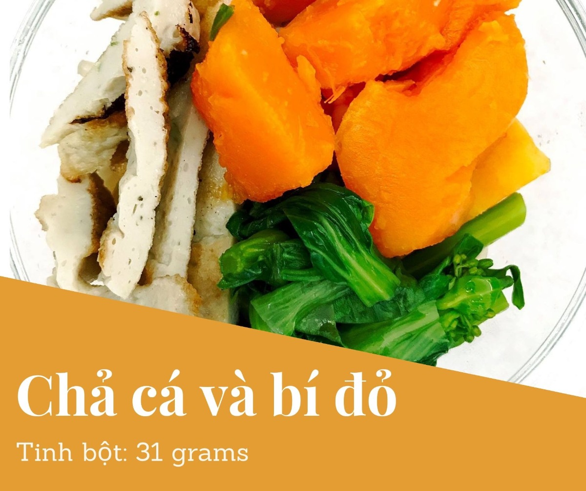 THỰC ĐƠN TIỂU ĐƯỜNG THAI KỲ
Chào bạn. Khi biết là có bệnh TĐTK hoặc TĐ2 thì nhiều người rất là lo lắng.

👌 Cách giảm TĐTK và TĐ2 hiệu quả nhất là ăn kiêng (giảm tinh bột và giảm ngọt).
👌 Cách giảm TĐTK và TĐ2 hiệu quả nhì là tập thể dục
👌 Các thuốc tây có hiệu quả nhưng mà bạn vẫn nên ăn kiêng và tập thể dục, nếu không dần dần sẽ lờn thuốc.
👌 Bạn đừng tin các thuốc nam, các loại bánh, đường cho người tiểu đường nhé. Không có hiệu quả gì nhiều đâu.
👌 Bạn không cần phải lo. Vì đồ ăn cho các bà Mẹ TĐTK và TĐ2 rất phong phú và ngon miệng. Và đầy đủ dinh dưỡng cho người Mẹ và em Bé, và người TĐ2.

Đầu tiên là các bạn nên mừng là đã khám ra bệnh. Có nhiều có bệnh nhưng mà không đủ điều kiện để khám bác sỹ nên không biết có bệnh mà trị.

Điều thứ nhì là các bạn đừng buồn vì bệnh TĐTK và TĐ2 hoàn toàn trong tầm quản lý của bạn.

Điều thứ ba là bệnh TĐTK và TĐ2 sẽ dạy cho bạn một cách ăn uống bổ dưỡng. Qua cách an uống này, bạn có thể áp dụng sau khi sinh và có thể tăng sức khoẻ lâu dày. Thậm chí, nếu bạn xây dựng thói quen ăn giảm tinh bột và tập thể dục thường xuyên thì sức khoẻ sau này của bạn sẽ có thể tốt hơn là những người không bị bệnh.

Bạn cố lên nhé! Chúc bạn và em bé và gia đình khoẻ mạnh.

👌👌👌 Nguyên tắc ăn giảm tinh bột cho TĐTK và TĐ2:
Trong một buổi ăn, hạn chế mức tinh bột dưới 45 grams:

Tinh bột: bao gồm cơm, hủ tiếu, bún, miến, mì, bánh đa, bánh mì, các loại khoai: tối đa là 1/2 chén (khoản 20 grams) trong một buổi ăn. (Khởi đầu bằng 1/2 chén cơm mỗi buổi. Nếu chỉ số tốt thì bạn có thể tăng thử lên 1 chén và thử máu xem sao. Nếu cao thì giảm lại 1/2 chén)
Rau ăn 1-2chén trong một buổi ăn. Ăn rau thoải mái không cần hạn chế vì rau có rất tinh bột (khoản 4 grams cho 1 chén). Ngoài ra rau có nhiều dinh dưỡng (các loại Vitamin, chất khoáng, folate, chất kẽm). Rau có chất sơ giúp tinh bột thu hấp chậm vào người — làm tăng đường chậm hơn sau khi ăn.
Chất đạm, bao gồm: thịt, cá, đồ biển, trứng, đậu hủ: Ăn ít nhất 1 chén trong một buổi ăn, có thể ăn nhiều hơn nếu cần. Chất đạm không có tinh bột nên bạn có thể ăn thoải mái. Chất đạm rất cần thiết cho sự phát triển của bé. Ngoài ra trong chất đạm có chất mỡ tốt cho em bé. Lưu ý là không ăn cá biển lớn vì có thuỷ ngân (nhất là các Mẹ Bầu).

Mỗi người mỗi khác, nên nên đo máu sau buổi ăn để điều chỉnh mức tinh bột theo lượng máu cho phép (sau 1 giờ là <7,8 mmol/L và sau 2 giờ là <6,7 mmol/L cho TĐTK. Và sau 2h<7,8 cho TĐ2)

👌👌👌 Nên thay tinh bột bằng gì?

👌👌👌 Canh rau

Mỗi buổi ăn lúc trước ăn khoản 2 chén cơm, bây giờ hạn chế xuống dưới 1/2 chén cơm thì thay thế cơm bằng gì? Rất đơn giản. Bạn có thể thay cơm bằng các loại rau luộc. Thí dụ bạn làm cá kho hoặc thịt kho (những món chất đạm thì bạn ăn vẫn bình thường không cần hạn chế — chỉ nấu không sử dụng đường thôi), thì bạn có thể ăn thêm bầu luộc, rau muốn luộc, cải luộc, đậu que luộc, bó xôi luộc để thay cơm. Ăn rất là ngon!

Và trong rau luộc có rất nhiều dinh dưỡng cho em bé (trong cơm thì không có dinh dưỡng gì). Nên bạn vừa trị bệnh TĐTK mà vừa tăng dinh dưỡng cho em bé và bản thân.

Rau luộc không chỉ có thể thay cơm không, mà có thể thay luôn các món nước. Thí dụ như khi ăn phở, thì bạn chỉ ăn tối đa 1/2 bánh phở, còn lại thì cho thêm giá luộc, bắp cải luộc, hoặc các loại rau khác mà bạn yêu thích. Chúc ngon miệng.

Thí dụ: bầu luộc ăn với tôm rim thay cơm

Thí dụ: bạn có thể dùng bí đỏ thay cơm. Bí đỏ bạn cắt ra từng cộng nhỏ và xào hoặc luộc. Bí đỏ có nhiều Vitamin A tốt cho mắt của em bé và người Mẹ.

👌👌👌 Bí đỏ thay cơm
Đây là một món dễ làm và dễ ăn. Bí đỏ và rau chỉ cần luộc.

Nhân liệu cho 1 phần ăn:
- 1/2 chén bí đỏ luộc
- 1/2 chén rau luộc
- 1/2 chén chả cá (luộc) rồi xào sơ lại. Đừng chiên giòn vì đồ ăn chiên không tốt cho sức khoẻ
- Ăn với nước tương hoặc nước nắm chấm (không đường)

👌👌👌 Rau luộc thay cơm, bánh phở, bún
Thay vì ăn cơm, bún, hủ tiếu, mỳ, miến, bánh đa thì bạn ăn nhiều rau luộc để thay. Khi bạn thay bằng rau có nhiều lợi ích vì rau có rất nhiều vitamin và khoáng chất cần thiết cho em bét phát triển. Tinh bột không có những vitamin và khoáng chất cho em bé.

Khi bạn ăn rau luộc thì ăn đến no thôi, không cần kiêng. Ăn thoải mái.

Ngoài rau rau luộc giúp bạn no ăn là ăn tinh bột. Và rau thì sẽ giúp đường tiêu hoá của bạn hoạt động tốt. Và da mặt đẹp.

👌👌👌 Bầu luộc

👌👌👌 Cải ngọt luộc

👌👌👌 Su su luộc thay cơm
Su Su có nhiều folate là giúp cho não của em bé phát triển. Luộc thay cơm. Ăn với đồ ăn chấm nước tương hoặc xào với trứng điều rất ngon.

👌👌👌 Yến mạch thay cơm

Yến mạch là một món ăn thay cơm rất tốt.

Số lượng tinh bột của yến mạch chỉ phân nửa so với cơm, nên bạn có thể ăn 1 chén yến bạch trong vòng buổi ăn (nhưng nhớ đo đường trong máu và chỉnh sửa nhé). Yến mạch còn có nhiều chất sơ, giúp tiêu hoá tốt và hạ mỡ trong máu.

Mua loại yến mạch (old fashion). Loại này có nhiều sơ nên tốt hơn loại (quick). Bạn có thể xem thông tin mua ở đây. Các siêu thị lớn điều có bán.

Cách nấu: Bạn có thể nấu như bạn nấu cơm: nấu với nước cho chính.

Nếu ăn thay cơm cho buổi trưa và buổi chiều, thì ăn với đồ ăn như rau và thịt/cá/trứng/đậu hủ bình thường. Cơm thỉ chỉ ăn 1/2 chén. Yến mạch thì có thể ăn 1 chén.

Bạn cũng có thể nấu như cháo: cháo cá, cháo thịt. Thí dụ; Cháo Yến Mạch với Thịt Bò.

Cách nấu:
- Bỏ yến mạch nấu với cà rốt, bông cải xanh (cắt nhỏ) vào nước nấu như cháo.
- Xào thịt bò với hành tỏi riêng, muối, dầu.
- Sau khi cháo yến mạch chín thì bỏ thịt bò vào với cháo nấu thêm vài phút.

👌👌👌 Diêm mạch (Quinoa)

Có bạn hỏi là có thể ăn Diêm Mạch thay cơm được không? Diêm Mạch có rất nhiều vitamin và chất khoán tốt (bao gồm chất sắc). Và cũng có tinh bột nên có thể thay cơm. Xin lưu ý:

Một chén diêm mạch đã nấu chín có khoản 39gram tinh bột. Cơm gạo trắng có khoảng 45-53gram. Yến mạch là thấp hơn có khoản 28gram.
Nên bạn cũng chỉ ăn từ 1/2-1 chén cho mỗi buổi ăn. Và nhớ đo đường trong máu sau khi ăn.
Nhớ là ngâm qua đêm trước khi nấu để dễ tiêu hoá.

👌👌👌 Làm sao ăn rau luộc ngon hơn?

Sau khi bạn luộc rau, có thể cho 1 muỗng dầu mè và 1 muỗng nước tương, và 1 muỗng mè vào rau. Dầu mè có chất béo tốt cho não và giúp cho bạn no lâu hơn.

👌👌👌 Ăn sáng nên ăn gì?

Có rất nhiều Mẹ Bầu đau đầu về buối sáng. Có bạn chỉ ăn 2 quả dưa leo và uống sữa rồi cảm thấy đói quá chừng. Thấy lo cho các bạn quá.
Thật ra buổi sáng là buổi ăn có thể ăn ngon lành. 

Các bạn vẫn có thể ăn những món mình yêu thích, như phở, hủ tiếu, bún riêu, mì quảng. Các bạn phải chiệu khó thay đổi một chút. 

👌👌👌 Tại sao buổi sáng ăn đồ ăn nước ngoài đường (phở, bún, hủ tiếu) là đường lên quá vậy?

Câu hỏi rất hay, các loại bún, bánh phở, hủ tiểu, mỳ, bánh đa, miến điều có nhiều tinh bột. Cũng nhiều bằng cơm.

Nếu bạn ăn đồ ăn ngoài đường người bán cho rất nhiều bánh và ít thịt và rau. Mà bạn có yêu cầu người bán cho ít bánh thì họ cũng sẽ cho nhiều.

Nếu ăn ở ngoài đường thì thường là gọi 2 tô: chỉ ăn 1/2 chén bánh. Có nghĩa là ăn 1/2 bánh của 1 tô, và bánh của tố thứ nhì thì bỏ hoàn toàn. Và gì bạn đã giảm bánh thì phải tăng thịt và rau lên. Nếu không rất đói. Đó là lý do gọi 2 tô. Một tô hoàng toàn không ăn bánh chỉ lấy thịt và rau. Một tô thì chỉ lấy 1/2 bánh. Thịt và rau rất ít tinh bột nên sẽ không tăng đường nhiều. Cố lên nhé bạn.

Nếu ăn bánh mì thì cũng nên gọi 2 ổ. Và chỉ ăn 1/2 bánh mì và ăn hết thịt và rau.

👌👌👌 Bún riêu
- 150 gram chất đạm: thịt, trứng, cua
- 1/2 chén bún
- 3 miếng đậu hũ
- 3 quả cà chua
- 1 quả me
- 10ml mắm tôm
- Hành tím, hành lá, rau mùi
- Rau sống: rau muống, bắp chuối, xà lách, giá,
- Hạt tiêu, hạt nêm, nước mắm, dầu ăn

👌👌👌 Nấu ăn sáng nhanh: Trứng sốt cà
Hôm nào bạn không có thời gian, thì có thể làm món trứng sốt cà. Ăn rất là đậm đà.

Nhân liệu cho 1 phần ăn:
- 2 quả trứng
- 3 quả cà chua
- Hành lá, tỏi, dầu ăn
- Một ít muối, nước tương
- Bạn có thể xem công thức ở đây.

👌👌👌 Tại sao ăn sáng đồ ăn bên ngoài mà đường tăng quá?

Nếu bạn ăn đồ ăn ngoài đường người bán cho rất nhiều bánh và ít thịt và rau. Mà bạn có yêu cầu người bán cho ít bánh thì họ cũng sẽ cho nhiều.

Nếu ăn ở ngoài đường thì thường là gọi 2 tô: chỉ ăn 1/2 chén bánh. Có nghĩa là ăn 1/2 bánh của 1 tô, và bánh của tố thứ nhì thì bỏ hoàn toàn. Và gì bạn đã giảm bánh thì phải tăng thịt và rau lên. Nếu không rất đói. Đó là lý do gọi 2 tô. Một tô hoàng toàn không ăn bánh chỉ lấy thịt và rau. Một tô thì chỉ lấy 1/2 bánh. Thịt và rau rất ít tinh bột nên sẽ không tăng đường nhiều. Cố lên nhé bạn.

Nếu bạn nấu ở nhà (như trong hình) thì ăn ăn thật nhiều thịt/cá/rau và ít bánh.

Một cách khác là bạn có thể nấu đồ ăn buổi tối nhiều một chút. Rồi buổi sáng ăn lại đồ ăn buổi tối (1/2 chén cơm + 1chén thịt/cá/trứng/đậu hủ và 1-2 chén rau). Ăn sáng mà ăn nhiều thì tốt vì sẽ no lâu và có sức làm việc.

👌👌👌 Món canh
Nếu bạn không có thời gian, thì món canh là dễ nhất. Canh có thể bỏ nhiều rau và chất đạm( thịt, hải sản, đậu hủ, trứng). Và ăn một tô thật là to đến khi no. Nếu thèm cơm thì có thể ăn một ít (tối đa là 1/2 chén- tuỳ theo mức đường trong máu sau khi ăn). Nhưng phần chính là một tô rau rất to. Ăn riết khi quen thì có thể bỏ hẳn cơm luôn.

👌👌👌 Canh cải hải sản
- 1 bó cải 100 gr hải sản,
- đậu hủ (nếu muốn)
- nấm
- 1/2 tbsp muối
- 1 tsp tiêu
- 1/2 nước tương
- hành lá
- Canh su hầm thịt
- Nếu bạn vẫn thèm tinh bột thì đây là một món có thể sẽ giúp bạn cảm thấy đã thèm. Bạn có thể sử dụng một ít khoai tây (1 củ nhỏ) cho một phần ăn. Nấu một tô thật to và ăn cho đã thèm (nhưng không ăn thêm cơm nhé)

Nhân liệu cho 1 phần ăn:
- 1 trái su
- 1 củ khoai tây nhỏ
- 1 củ cải trắng
- 1 củ cà rốt
- thịt
- muối

👌👌👌 Canh Bông Cải Trắng
Nhân liệu cho 1 phần:
- 2 chén bắp cải trắng
- 200 grams tôm
- Muối, tiêu
- Có thể bỏ thêm củ cải trắng để nấu cho ngọt nước canh

👌👌👌 Canh bí đỏ

👌👌👌 Súp đậu hủ
Thành phần: Đậu hủ, nấm, carrot, bắp, tim hạt sen

👌👌👌 Canh củ cải trắng

👌👌👌 Súp Rau Củ. Món này nhiều vitamin cho em bé
Thành phần: 1/2 củ khoai tây, 1 củ cà rốt, 1 miếng cần tây, 6 miếng nấm rơm

👌👌👌 Các món mặn
Các món mặn ăn tốt vì có nhiều chất đạm. Trường Đại Học UCSF của Mỹ khuyên là Mẹ Bầu nên ăn ít nhất 60 gram chất đạm mỗi ngày. Chất đạm rất cần thiết cho sự phát triển của em bé. Đồ ăn nhiều chất đạm như: thịt, cá, hải sản, trứng, đậu hủ.

👌👌👌 Tôm rim
Món này bạn có thể làm ăn rất ngon. Thay vì cơm thì luộc một tô rau ăn sẽ thất rất ngon. Như một tô cải làng luộc hoặc rau muống luộc. Bạn đừng bỏ đường. Nếu muốn thì có thể sử dung một ít khóm để có vị ngọt.

👌👌👌 Cá sốt cà
Cá có nhiều chất mỡ tốt cho sự phát triển của não (omega 3). Và cá cũng là chất đạm tốt. Nhưng không nên ăn các loại các biển lớn vì có nhiều thuỷ ngân. Nên ăn các loại cá nhỏ.

👌👌👌 Ăn cá loại nào tốt mà ít thuỷ ngân?

Ăn cá là tốt vì ít tăng đường và có omega 3 tốt cho phát triển não. Nhưng tránh các loại cá biển lớn vì có thuỷ ngân nhiều. Đây là các loại bạn nên lưu ý.

Thủy hải sản có hàm lượng thủy ngân thấp nhất: Nên ăn 2 – 3 lần/tuần
- Cá cơm;
- Cá đù Đại Tây Dương;
- Cá bạc má Đại Tây Dương và Thái Bình Dương;
- Cá vược đen;
- Cá chim;
- Cá da trơn;
- Sò;
- Cá tuyết;
- Cua;
- Tôm hùm đất;
- Cá bơn;
- Cá Haddock – một loại cá tuyết;
- Cá tuyết than;
- Cá trích;
- Tôm hùm Mỹ;
- Cá đối;
- Hàu;
- Cá rô;
- Cá chó;
- Cá hồi;
- Cá mòi;
- Sò điệp;
- Cá rô phi;
- Mực;
- Cá ngừ.

Thủy hải sản có mức độ thủy ngân vừa phải: Ăn 1 lần/tuần 
- Cá trâu;
- Cá chép;
- Cá vược;
- Cá mú;
- Cá chim lớn;
- Cá nục heo;
- Cá chày;
- Cá rô đại dương;
- Cá than;
- Cá đầu cừu/cá tù;
- Cá hồng;
- Cá thu Tây Ban Nha;
- Cá ngói;
- Cá ngừ trắng;
- Cá ngừ vây vàng.

Thủy hải sản có mức thủy ngân cao nhất: Nên tránh
- Cá ngừ mắt to;
- Cá thu vua;
- Cá cam;
- Cá mập;
- Cá kiếm;
- Cá ngói.

👌👌👌 Chả cá lã vọng
Bạn vẫn có thể ăn những món mình yếu thích, như cã cá lã vọng. Bạn có thể ăn một ít bún (tối đa là 1/2 chén). Thay vì ăn bún thì bạn có thể làm bắp cải xào. Hoặc bạn chọn một món rau yếu quý nào đó và luộc để ăn thay bún (như đâu que, rau muống, bó xôi). Hương vị từ cã cá sẽ làm cho bạn quên đi là mình không ăn bún. Ăn thử đi, bạn sẽ thấy rất ngon. Lưu ý là nước chấm không bỏ đường nhé.

Nhân liệu cho 1 phần ăn:

- 1/2 con cá lóc (cá quả)
- Riềng, sả, tỏi, hành củ, muối
- Mắm tôm
- Đậu phọng
- Thì là
- 1/2 chén bún (tối đa). Có thể thay bằng rau luộc (bó xôi, bắp cải, rau muống, giá)

Bạn có thể tham khảo cách làm ở đây. Đừng sử dụng đường.

Các món gỏi:
Các món gỏi rất tốt cho các Bà Mẹ TĐTK. Lý do là nhiều rau và chất đạm và rất ít tinh bột. Bạn có thể làm một tô gỏi lớn và ăn thoải mái.

Nếu thèm cơm thì ăn thêm một ít (tối đa 1/2 chén). Ăn nhiều lần sẽ tạo ra thói quen ăn gỏi thay cơm và sẽ không cần ăn thêm cơm nữa. Những người bên Mỹ họ vẫn có thể ăn salad (gỏi) để thay cơm bình thường. Quan trọng là vẫn ăn nhiều chất đạm và nhiều loại rau khác nhau cho các buổi ăn khác nhau để không thiếu dinh dưỡng

👌👌👌 Gỏi cuốn
Gỏi cuốn là một món rất là dễ ăn và đầy đủ dinh dưỡng vì nhiều rau. Bạn có thể tự chế biến theo sở thích. Quan trọng là hạn chế bánh tráng vì có tinh bột. Nên mua loạ bánh tráng nhỏ. Nếu mua loại lớn thì cắt đôi và chỉ sử dụng phân nữa cho 1 gỏi cuốn.  Và bạn lưu ý là nước tương đậu phọng nếu mua bên ngoài thì họ có thể bỏ nhiều đường. Nên làm ở nhà. Nếu không thì ăn với xì dầu (bỏ chanh và ớt, nhưng không bỏ thêm đường). Đây là món mình thích nhất trên đời. Chúc bạn ngon miệng.

Nhân liệu cho 1 phần ăn:
- Rau: lettuce, rau thơm, giá, ngò, dưa leo
- Thay vì bún thì bạn có thể làm: bắp cải xào với cà rốt, hoặc củ sắn xào với cà rốt (giống như bó bía)
- Chất đạm: thịt, tôm, trứng, cá, đậu hủ
- Nước chấm: tương đậu phọng (lưu ý không bỏ đường)
- Bánh tráng: tối đa là chỉ 8 bánh tráng nhỏ, hoặc 4 bánh tráng lớn cắt đôi. Nếu không ăn bánh tráng thì bạn có thể lấy lettuce (rau diếp), hoặc cải xanh cuốn giống như ăn bánh xèo Miền Tây

👌👌👌 Bì cuốn
Món này rất là ngon và ít tinh bột vì bì cuốn thông thường không sử dụng bún. Mà sử dụng nhiều rau thơm. Ăn rất ngon. Nhìn mà thèm.

👌👌👌 Bò bía
Bò bía rất dễ ăn, và mặn mà. Nhiều rau thơm. Và trưng lại béo béo.
Hạn chế bánh tráng nhé. Chỉ ăn 8 cái nhỏ. Hoặc 3-4 cái lớn (cắt làm đôi thành 8 cái). Một cái bánh tráng lớn đến 6 gram tinh bột. Nước chấm không đường nhé.

👌👌👌 Sushi Nhật. Món này rất dễ làm.
Vật liệu:

- Chỉ cần mua rong biển để làm sushi tại các chợ.
- Rau: tuỳ loại bạn thích: dưa leo, ngò, xà lách, rau thơm
- Có thể cắt trái bơ ra nhiều miếng nhỏ
- Và có thể bỏ thêm dưa chua nếu muốn
- Chất đạm: thịt, cá, hải sản, trứng, đậu hủ
- Nước chấm: nước tương (không đường)

👌👌👌 Gỏi ngó sen
Gỏi ngó sen ăn vừa giòn vừa ngon.

👌👌👌 Gỏi cá nướng
Đây là món salad người Mỹ rất thích ăn. Nướng cá và ăn với các loại rau sống. Cá có các chất mỡ béo omega tốt tốt cho não của em bé.

👌👌👌 Xà lách kiểu Hàn Quốc (bibimbap)

Món này bạn có thể ăn vào buổi phụ hoặc ăn chung với buổi chính cũng ok. Rất dễ làm. Ở nhà có rau thì thì làm rau đó. Tất cả rau điều cắt nhỏ và xào sơ. Cà rốt, bó xôi, bắp cải, nấm, củ sắn, su su, hoặc bí xào. Chất đạm thì tuỳ bạn chọn: thị gà luộc, thịt bò xào, trứng, đậu hủ, cá hấp.Ăn chung với dầu mè và một ít nước tương. Có thể chấm với tương ớt. Món này ít tinh bột vì rau và thịt không có nhiều tinh bột mà đầy đủ dinh dưỡng. Chúc bạn ngon miệng.


👌👌👌Món ăn vặt

Khi có bệnh TĐTK thì bạn nên cử ăn những đồ ăn vặt bình thường như: bánh ngọt, chè, cà rem, trái cây dầm sữa. Mà thử các món sau. Đồ ăn vặt thì nên giữ dưới 15 gram tinh bột mỗi lần ăn (dưới 3 lần 1 ngày).

👌👌👌Bơ dầm cà chua

Món bơ dầm cà chua là một món rất được yêu thích của Nước Mễ Tây Cơ. Món này giống như là món ăn dân tộc của họ. Trái bơ có vị béo, ăn với cà chua và chanh thấy béo béo chua chua, rất là ngon. Món ngày đến 20 gram tinh bột, nên chia cho 2 lần ăn.
Bạn có thể ăn món này như vậy, hoặc bạn có thể lấy cà rốt sống, chẻ ra thành miếng dày dày, để trét bơ và cà chua lên ăn rất ngon.

Nhân liệu cho 1 phần ăn:

- 1 quả bơ
- 1 quả cà chua
- 1 quả chanh
- ngò cắt nhỏ
- muối, tiêu

👌👌👌 Rau câu nước cốt dừa

Món ngày ăn rất ngon và dễ làm. Bạn đừng sử dùng đường và nước dừa tươi. Chỉ sử dụng nước lọc, lá dứa, và nước cốt dừa và thạch.