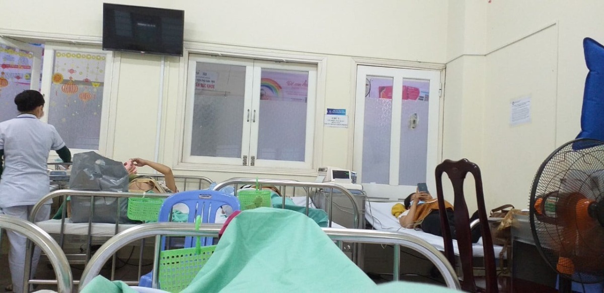 KINH NGHIỆM ĐI KHÁM ĐỂ LƯU HỒ SƠ TRƯỚC SINH Ở BỆNH VIỆN PHỤ SẢN NHI ĐÀ NẴNG (BỆNH VIỆN 600 GIƯỜNG)

Sa mới đi khám ngày hôm qua (22/12/20), có vài kinh nghiệm có thể sẽ hữu ích với các mẹ bầu có ý định sanh ở bv 600g. Sa chia sẻ ở đây, các mẹ tham khảo nha. Cũng là để lưu lại sau này có mần tập 2,3 gì đó thì còn có cái kinh nghiệm để xài, đỡ quên mất😊

Bước 1: Khâu chuẩn bị

- Để đỡ mất thời gian lấy số và chờ đợi, các mẹ bầu mình nên đăng ký lịch hẹn trực tuyến nha. Trên trang web của bệnh viện phụ sản nhi các mẹ vào mục Đặt lịch khám chữa bệnh trực tuyến rồi điền đầy đủ các thông tin => submit => mình sẽ nhận được Xác nhận hẹn giờ thành công và làm theo hướng dẫn như bên dưới nha. (cái này thực tình Sa cũng chưa có làm nhưng hôm qua đến khám, mình thấy quầy tiếp nhận ưu tiên (quầy số 5) có dán thông tin đặt lịch hẹn được ưu tiên làm thủ tục trước á nên các mẹ cứ thử nha)

- Khi đi khám, các mẹ mang theo chứng minh nhân dân và thẻ bảo hiểm y tế. (nếu là bảo hiểm trái tuyến thì không có được giảm trừ tiền khám đâu nhưng mà mình cứ mang theo để đưa cho các cô họ điền thông tin cho chính xác vì đôi khi mình nói họ không nghe rõ dẫn đến sai lệch thì sau này không khớp thông tin lại phiền phức)

- Các mẹ cũng nên mang theo 1 chai nước lọc, và chút đồ ăn để lấy máu xong mình ăn luôn cho đỡ đói vì mình có làm xét nghiệm glucose trong máu, cái này cần nhịn ăn (có thể uống nước lọc) 8h trước khi làm xét nghiệm để đảm bảo kết quả chính xác.

- Mình cũng nên mang theo một tập My clear để bỏ các giấy tờ và một cái túi để đựng được đồ ăn, áo khoác, ... vì mình phải chạy qua lại giữa các phòng nên mang một túi bỏ được các đồ sẽ tiện hơn, đỡ rơi vãi mà mẹ bầu phải cúi xuống nhặt đồ thì cực lắm. Các mẹ cũng nên mang theo tiền lẻ nha (để gửi xe với nộp tiền khám …vì mình đi sớm đôi khi các cô chưa có tiền thối mình lại phải chạy đi đổi)

- Buối tối, các mẹ nên ngủ sớm một chút để sáng hôm sau mình dậy sớm vì đi khám sớm thì thường ít người khám hơn, mình đỡ đợi lâu hơn (nếu có thể các mẹ nên tránh thứ 2 vì Sa nghe nói thứ 2 thường rất đông). Ở đây, bv bắt đầu làm việc từ 7h30 nhưng hôm qua Sa đi sớm thấy các bác, các cô 7h hơn đã bắt đầu làm thủ tục và khám rồi á (thương gì đâu á 😊)

Bước 2: Làm thủ tục

- Khai báo y tế: vì là mùa dịch nên ngay cổng bệnh viện (bên phải lối vào nhà để xe) có trạm khai báo y tế nhen các mẹ. Các mẹ phải khai báo y tế cho mình và người thân đi cùng, mang giấy này đưa cho cô ở cửa vào sảnh thì mới được vào khám nha. Kinh nghiệm của mình là bạn xuống xe đi vào khai báo y tế trong lúc người nhà đưa xe vào bãi giữ như vậy sẽ đỡ tốn thời gian và công mình đi từ nhà giữ xe lại chỗ khai báo (mà đi lại nhiều với mẹ bầu sắp sanh thì cũng là một nỗi khổ mà 😊)

- Quy trình khám như sau: Nếu các mẹ đã đăng ký lịch khám trực tuyến thì đến quầy số 5 (bên trái cửa vào) còn chưa thì mình lấy số ngồi đợi tới lượt (mình ngồi trước cho dễ nghe đọc số nha) => Khai báo các thông tin để các cô nhập vào (các mẹ nói mình đi khám trước sinh để lưu hồ sơ nhé) rồi sang bên cạnh nộp tiền khám (50 nghìn) => Sang phòng khám (khám tổng quát cân nặng, huyết áp) bác sĩ cho các chỉ định cần thiết (của mình là xét nghiệm máu, nước tiểu, siêu âm và đo tim thai)=> các mẹ đóng tiền (696,5k) =>mang các phiếu chỉ định này đi rải ở các phòng (phòng xét nghiệm, phòng siêu âm và phòng đo tim thai) đợi gọi tên rồi vào. => Khám và xét nghiệm xong, các mẹ mang kết quả đến phòng khám ban đầu để bác sĩ đọc kết quả, tư vấn là xong.

- Một số lưu ý để đỡ mất thời gian:
+ Các phòng khám cũng gần nhau nên các mẹ chọn chỗ ngồi nào ở giữa ấy để nghe cho rõ mà vào không bị quá lượt mất thời gian (với đứa mù không gian như Sa hôm qua phải chạy vòng quanh như gà mắc tóc ý vì không nhớ đường. hehe)
+ Vì xét nghiệm máu và và nước tiểu phải 2h sau mới có nên mình ưu tiên vào phòng đó trước nha.
+ Khi đo tim thai các mẹ không dùng điện thoại nhen, vì song điện thoại làm ảnh hưởng đến kết quả (trong lúc nằm đo tim thai, mình được xem video về tiến trình phát triển của bé 1h đầu sau sinh khi được da kề da với mẹ ấy. Sa thấy khá là bổ ích. Đặc biệt mình thấy người ta đặt em bé lên ngực mẹ rồi để bé tự tìm đến vú và bú một các rất bản năng chứ không phải như chúng ta thường hay bồng bế rồi nhét vú vào miệng cho bé ti đâu). Với nữa, các mẹ năm ngửa mệt quá có thể nằm nghiêng nha.

Chúc các mẹ đi khám trước sanh nhanh gọn lẹ và mẹ tròn con vuông nè 😊
