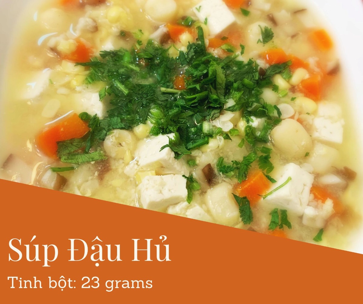 THỰC ĐƠN TIỂU ĐƯỜNG THAI KỲ
Chào bạn. Khi biết là có bệnh TĐTK hoặc TĐ2 thì nhiều người rất là lo lắng.

👌 Cách giảm TĐTK và TĐ2 hiệu quả nhất là ăn kiêng (giảm tinh bột và giảm ngọt).
👌 Cách giảm TĐTK và TĐ2 hiệu quả nhì là tập thể dục
👌 Các thuốc tây có hiệu quả nhưng mà bạn vẫn nên ăn kiêng và tập thể dục, nếu không dần dần sẽ lờn thuốc.
👌 Bạn đừng tin các thuốc nam, các loại bánh, đường cho người tiểu đường nhé. Không có hiệu quả gì nhiều đâu.
👌 Bạn không cần phải lo. Vì đồ ăn cho các bà Mẹ TĐTK và TĐ2 rất phong phú và ngon miệng. Và đầy đủ dinh dưỡng cho người Mẹ và em Bé, và người TĐ2.

Đầu tiên là các bạn nên mừng là đã khám ra bệnh. Có nhiều có bệnh nhưng mà không đủ điều kiện để khám bác sỹ nên không biết có bệnh mà trị.

Điều thứ nhì là các bạn đừng buồn vì bệnh TĐTK và TĐ2 hoàn toàn trong tầm quản lý của bạn.

Điều thứ ba là bệnh TĐTK và TĐ2 sẽ dạy cho bạn một cách ăn uống bổ dưỡng. Qua cách an uống này, bạn có thể áp dụng sau khi sinh và có thể tăng sức khoẻ lâu dày. Thậm chí, nếu bạn xây dựng thói quen ăn giảm tinh bột và tập thể dục thường xuyên thì sức khoẻ sau này của bạn sẽ có thể tốt hơn là những người không bị bệnh.

Bạn cố lên nhé! Chúc bạn và em bé và gia đình khoẻ mạnh.

👌👌👌 Nguyên tắc ăn giảm tinh bột cho TĐTK và TĐ2:
Trong một buổi ăn, hạn chế mức tinh bột dưới 45 grams:

Tinh bột: bao gồm cơm, hủ tiếu, bún, miến, mì, bánh đa, bánh mì, các loại khoai: tối đa là 1/2 chén (khoản 20 grams) trong một buổi ăn. (Khởi đầu bằng 1/2 chén cơm mỗi buổi. Nếu chỉ số tốt thì bạn có thể tăng thử lên 1 chén và thử máu xem sao. Nếu cao thì giảm lại 1/2 chén)
Rau ăn 1-2chén trong một buổi ăn. Ăn rau thoải mái không cần hạn chế vì rau có rất tinh bột (khoản 4 grams cho 1 chén). Ngoài ra rau có nhiều dinh dưỡng (các loại Vitamin, chất khoáng, folate, chất kẽm). Rau có chất sơ giúp tinh bột thu hấp chậm vào người — làm tăng đường chậm hơn sau khi ăn.
Chất đạm, bao gồm: thịt, cá, đồ biển, trứng, đậu hủ: Ăn ít nhất 1 chén trong một buổi ăn, có thể ăn nhiều hơn nếu cần. Chất đạm không có tinh bột nên bạn có thể ăn thoải mái. Chất đạm rất cần thiết cho sự phát triển của bé. Ngoài ra trong chất đạm có chất mỡ tốt cho em bé. Lưu ý là không ăn cá biển lớn vì có thuỷ ngân (nhất là các Mẹ Bầu).

Mỗi người mỗi khác, nên nên đo máu sau buổi ăn để điều chỉnh mức tinh bột theo lượng máu cho phép (sau 1 giờ là <7,8 mmol/L và sau 2 giờ là <6,7 mmol/L cho TĐTK. Và sau 2h<7,8 cho TĐ2)

👌👌👌 Nên thay tinh bột bằng gì?

👌👌👌 Canh rau

Mỗi buổi ăn lúc trước ăn khoản 2 chén cơm, bây giờ hạn chế xuống dưới 1/2 chén cơm thì thay thế cơm bằng gì? Rất đơn giản. Bạn có thể thay cơm bằng các loại rau luộc. Thí dụ bạn làm cá kho hoặc thịt kho (những món chất đạm thì bạn ăn vẫn bình thường không cần hạn chế — chỉ nấu không sử dụng đường thôi), thì bạn có thể ăn thêm bầu luộc, rau muốn luộc, cải luộc, đậu que luộc, bó xôi luộc để thay cơm. Ăn rất là ngon!

Và trong rau luộc có rất nhiều dinh dưỡng cho em bé (trong cơm thì không có dinh dưỡng gì). Nên bạn vừa trị bệnh TĐTK mà vừa tăng dinh dưỡng cho em bé và bản thân.

Rau luộc không chỉ có thể thay cơm không, mà có thể thay luôn các món nước. Thí dụ như khi ăn phở, thì bạn chỉ ăn tối đa 1/2 bánh phở, còn lại thì cho thêm giá luộc, bắp cải luộc, hoặc các loại rau khác mà bạn yêu thích. Chúc ngon miệng.

Thí dụ: bầu luộc ăn với tôm rim thay cơm

Thí dụ: bạn có thể dùng bí đỏ thay cơm. Bí đỏ bạn cắt ra từng cộng nhỏ và xào hoặc luộc. Bí đỏ có nhiều Vitamin A tốt cho mắt của em bé và người Mẹ.

👌👌👌 Bí đỏ thay cơm
Đây là một món dễ làm và dễ ăn. Bí đỏ và rau chỉ cần luộc.

Nhân liệu cho 1 phần ăn:
- 1/2 chén bí đỏ luộc
- 1/2 chén rau luộc
- 1/2 chén chả cá (luộc) rồi xào sơ lại. Đừng chiên giòn vì đồ ăn chiên không tốt cho sức khoẻ
- Ăn với nước tương hoặc nước nắm chấm (không đường)

👌👌👌 Rau luộc thay cơm, bánh phở, bún
Thay vì ăn cơm, bún, hủ tiếu, mỳ, miến, bánh đa thì bạn ăn nhiều rau luộc để thay. Khi bạn thay bằng rau có nhiều lợi ích vì rau có rất nhiều vitamin và khoáng chất cần thiết cho em bét phát triển. Tinh bột không có những vitamin và khoáng chất cho em bé.

Khi bạn ăn rau luộc thì ăn đến no thôi, không cần kiêng. Ăn thoải mái.

Ngoài rau rau luộc giúp bạn no ăn là ăn tinh bột. Và rau thì sẽ giúp đường tiêu hoá của bạn hoạt động tốt. Và da mặt đẹp.

👌👌👌 Bầu luộc

👌👌👌 Cải ngọt luộc

👌👌👌 Su su luộc thay cơm
Su Su có nhiều folate là giúp cho não của em bé phát triển. Luộc thay cơm. Ăn với đồ ăn chấm nước tương hoặc xào với trứng điều rất ngon.

👌👌👌 Yến mạch thay cơm

Yến mạch là một món ăn thay cơm rất tốt.

Số lượng tinh bột của yến mạch chỉ phân nửa so với cơm, nên bạn có thể ăn 1 chén yến bạch trong vòng buổi ăn (nhưng nhớ đo đường trong máu và chỉnh sửa nhé). Yến mạch còn có nhiều chất sơ, giúp tiêu hoá tốt và hạ mỡ trong máu.

Mua loại yến mạch (old fashion). Loại này có nhiều sơ nên tốt hơn loại (quick). Bạn có thể xem thông tin mua ở đây. Các siêu thị lớn điều có bán.

Cách nấu: Bạn có thể nấu như bạn nấu cơm: nấu với nước cho chính.

Nếu ăn thay cơm cho buổi trưa và buổi chiều, thì ăn với đồ ăn như rau và thịt/cá/trứng/đậu hủ bình thường. Cơm thỉ chỉ ăn 1/2 chén. Yến mạch thì có thể ăn 1 chén.

Bạn cũng có thể nấu như cháo: cháo cá, cháo thịt. Thí dụ; Cháo Yến Mạch với Thịt Bò.

Cách nấu:
- Bỏ yến mạch nấu với cà rốt, bông cải xanh (cắt nhỏ) vào nước nấu như cháo.
- Xào thịt bò với hành tỏi riêng, muối, dầu.
- Sau khi cháo yến mạch chín thì bỏ thịt bò vào với cháo nấu thêm vài phút.

👌👌👌 Diêm mạch (Quinoa)

Có bạn hỏi là có thể ăn Diêm Mạch thay cơm được không? Diêm Mạch có rất nhiều vitamin và chất khoán tốt (bao gồm chất sắc). Và cũng có tinh bột nên có thể thay cơm. Xin lưu ý:

Một chén diêm mạch đã nấu chín có khoản 39gram tinh bột. Cơm gạo trắng có khoảng 45-53gram. Yến mạch là thấp hơn có khoản 28gram.
Nên bạn cũng chỉ ăn từ 1/2-1 chén cho mỗi buổi ăn. Và nhớ đo đường trong máu sau khi ăn.
Nhớ là ngâm qua đêm trước khi nấu để dễ tiêu hoá.

👌👌👌 Làm sao ăn rau luộc ngon hơn?

Sau khi bạn luộc rau, có thể cho 1 muỗng dầu mè và 1 muỗng nước tương, và 1 muỗng mè vào rau. Dầu mè có chất béo tốt cho não và giúp cho bạn no lâu hơn.

👌👌👌 Ăn sáng nên ăn gì?

Có rất nhiều Mẹ Bầu đau đầu về buối sáng. Có bạn chỉ ăn 2 quả dưa leo và uống sữa rồi cảm thấy đói quá chừng. Thấy lo cho các bạn quá.
Thật ra buổi sáng là buổi ăn có thể ăn ngon lành. 

Các bạn vẫn có thể ăn những món mình yêu thích, như phở, hủ tiếu, bún riêu, mì quảng. Các bạn phải chiệu khó thay đổi một chút. 

👌👌👌 Tại sao buổi sáng ăn đồ ăn nước ngoài đường (phở, bún, hủ tiếu) là đường lên quá vậy?

Câu hỏi rất hay, các loại bún, bánh phở, hủ tiểu, mỳ, bánh đa, miến điều có nhiều tinh bột. Cũng nhiều bằng cơm.

Nếu bạn ăn đồ ăn ngoài đường người bán cho rất nhiều bánh và ít thịt và rau. Mà bạn có yêu cầu người bán cho ít bánh thì họ cũng sẽ cho nhiều.

Nếu ăn ở ngoài đường thì thường là gọi 2 tô: chỉ ăn 1/2 chén bánh. Có nghĩa là ăn 1/2 bánh của 1 tô, và bánh của tố thứ nhì thì bỏ hoàn toàn. Và gì bạn đã giảm bánh thì phải tăng thịt và rau lên. Nếu không rất đói. Đó là lý do gọi 2 tô. Một tô hoàng toàn không ăn bánh chỉ lấy thịt và rau. Một tô thì chỉ lấy 1/2 bánh. Thịt và rau rất ít tinh bột nên sẽ không tăng đường nhiều. Cố lên nhé bạn.

Nếu ăn bánh mì thì cũng nên gọi 2 ổ. Và chỉ ăn 1/2 bánh mì và ăn hết thịt và rau.

👌👌👌 Bún riêu
- 150 gram chất đạm: thịt, trứng, cua
- 1/2 chén bún
- 3 miếng đậu hũ
- 3 quả cà chua
- 1 quả me
- 10ml mắm tôm
- Hành tím, hành lá, rau mùi
- Rau sống: rau muống, bắp chuối, xà lách, giá,
- Hạt tiêu, hạt nêm, nước mắm, dầu ăn

👌👌👌 Nấu ăn sáng nhanh: Trứng sốt cà
Hôm nào bạn không có thời gian, thì có thể làm món trứng sốt cà. Ăn rất là đậm đà.

Nhân liệu cho 1 phần ăn:
- 2 quả trứng
- 3 quả cà chua
- Hành lá, tỏi, dầu ăn
- Một ít muối, nước tương
- Bạn có thể xem công thức ở đây.

👌👌👌 Tại sao ăn sáng đồ ăn bên ngoài mà đường tăng quá?

Nếu bạn ăn đồ ăn ngoài đường người bán cho rất nhiều bánh và ít thịt và rau. Mà bạn có yêu cầu người bán cho ít bánh thì họ cũng sẽ cho nhiều.

Nếu ăn ở ngoài đường thì thường là gọi 2 tô: chỉ ăn 1/2 chén bánh. Có nghĩa là ăn 1/2 bánh của 1 tô, và bánh của tố thứ nhì thì bỏ hoàn toàn. Và gì bạn đã giảm bánh thì phải tăng thịt và rau lên. Nếu không rất đói. Đó là lý do gọi 2 tô. Một tô hoàng toàn không ăn bánh chỉ lấy thịt và rau. Một tô thì chỉ lấy 1/2 bánh. Thịt và rau rất ít tinh bột nên sẽ không tăng đường nhiều. Cố lên nhé bạn.

Nếu bạn nấu ở nhà (như trong hình) thì ăn ăn thật nhiều thịt/cá/rau và ít bánh.

Một cách khác là bạn có thể nấu đồ ăn buổi tối nhiều một chút. Rồi buổi sáng ăn lại đồ ăn buổi tối (1/2 chén cơm + 1chén thịt/cá/trứng/đậu hủ và 1-2 chén rau). Ăn sáng mà ăn nhiều thì tốt vì sẽ no lâu và có sức làm việc.

👌👌👌 Món canh
Nếu bạn không có thời gian, thì món canh là dễ nhất. Canh có thể bỏ nhiều rau và chất đạm( thịt, hải sản, đậu hủ, trứng). Và ăn một tô thật là to đến khi no. Nếu thèm cơm thì có thể ăn một ít (tối đa là 1/2 chén- tuỳ theo mức đường trong máu sau khi ăn). Nhưng phần chính là một tô rau rất to. Ăn riết khi quen thì có thể bỏ hẳn cơm luôn.

👌👌👌 Canh cải hải sản
- 1 bó cải 100 gr hải sản,
- đậu hủ (nếu muốn)
- nấm
- 1/2 tbsp muối
- 1 tsp tiêu
- 1/2 nước tương
- hành lá
- Canh su hầm thịt
- Nếu bạn vẫn thèm tinh bột thì đây là một món có thể sẽ giúp bạn cảm thấy đã thèm. Bạn có thể sử dụng một ít khoai tây (1 củ nhỏ) cho một phần ăn. Nấu một tô thật to và ăn cho đã thèm (nhưng không ăn thêm cơm nhé)

Nhân liệu cho 1 phần ăn:
- 1 trái su
- 1 củ khoai tây nhỏ
- 1 củ cải trắng
- 1 củ cà rốt
- thịt
- muối

👌👌👌 Canh Bông Cải Trắng
Nhân liệu cho 1 phần:
- 2 chén bắp cải trắng
- 200 grams tôm
- Muối, tiêu
- Có thể bỏ thêm củ cải trắng để nấu cho ngọt nước canh

👌👌👌 Canh bí đỏ

👌👌👌 Súp đậu hủ
Thành phần: Đậu hủ, nấm, carrot, bắp, tim hạt sen

👌👌👌 Canh củ cải trắng

👌👌👌 Súp Rau Củ. Món này nhiều vitamin cho em bé
Thành phần: 1/2 củ khoai tây, 1 củ cà rốt, 1 miếng cần tây, 6 miếng nấm rơm

👌👌👌 Các món mặn
Các món mặn ăn tốt vì có nhiều chất đạm. Trường Đại Học UCSF của Mỹ khuyên là Mẹ Bầu nên ăn ít nhất 60 gram chất đạm mỗi ngày. Chất đạm rất cần thiết cho sự phát triển của em bé. Đồ ăn nhiều chất đạm như: thịt, cá, hải sản, trứng, đậu hủ.

👌👌👌 Tôm rim
Món này bạn có thể làm ăn rất ngon. Thay vì cơm thì luộc một tô rau ăn sẽ thất rất ngon. Như một tô cải làng luộc hoặc rau muống luộc. Bạn đừng bỏ đường. Nếu muốn thì có thể sử dung một ít khóm để có vị ngọt.

👌👌👌 Cá sốt cà
Cá có nhiều chất mỡ tốt cho sự phát triển của não (omega 3). Và cá cũng là chất đạm tốt. Nhưng không nên ăn các loại các biển lớn vì có nhiều thuỷ ngân. Nên ăn các loại cá nhỏ.

👌👌👌 Ăn cá loại nào tốt mà ít thuỷ ngân?

Ăn cá là tốt vì ít tăng đường và có omega 3 tốt cho phát triển não. Nhưng tránh các loại cá biển lớn vì có thuỷ ngân nhiều. Đây là các loại bạn nên lưu ý.

Thủy hải sản có hàm lượng thủy ngân thấp nhất: Nên ăn 2 – 3 lần/tuần
- Cá cơm;
- Cá đù Đại Tây Dương;
- Cá bạc má Đại Tây Dương và Thái Bình Dương;
- Cá vược đen;
- Cá chim;
- Cá da trơn;
- Sò;
- Cá tuyết;
- Cua;
- Tôm hùm đất;
- Cá bơn;
- Cá Haddock – một loại cá tuyết;
- Cá tuyết than;
- Cá trích;
- Tôm hùm Mỹ;
- Cá đối;
- Hàu;
- Cá rô;
- Cá chó;
- Cá hồi;
- Cá mòi;
- Sò điệp;
- Cá rô phi;
- Mực;
- Cá ngừ.

Thủy hải sản có mức độ thủy ngân vừa phải: Ăn 1 lần/tuần 
- Cá trâu;
- Cá chép;
- Cá vược;
- Cá mú;
- Cá chim lớn;
- Cá nục heo;
- Cá chày;
- Cá rô đại dương;
- Cá than;
- Cá đầu cừu/cá tù;
- Cá hồng;
- Cá thu Tây Ban Nha;
- Cá ngói;
- Cá ngừ trắng;
- Cá ngừ vây vàng.

Thủy hải sản có mức thủy ngân cao nhất: Nên tránh
- Cá ngừ mắt to;
- Cá thu vua;
- Cá cam;
- Cá mập;
- Cá kiếm;
- Cá ngói.

👌👌👌 Chả cá lã vọng
Bạn vẫn có thể ăn những món mình yếu thích, như cã cá lã vọng. Bạn có thể ăn một ít bún (tối đa là 1/2 chén). Thay vì ăn bún thì bạn có thể làm bắp cải xào. Hoặc bạn chọn một món rau yếu quý nào đó và luộc để ăn thay bún (như đâu que, rau muống, bó xôi). Hương vị từ cã cá sẽ làm cho bạn quên đi là mình không ăn bún. Ăn thử đi, bạn sẽ thấy rất ngon. Lưu ý là nước chấm không bỏ đường nhé.

Nhân liệu cho 1 phần ăn:

- 1/2 con cá lóc (cá quả)
- Riềng, sả, tỏi, hành củ, muối
- Mắm tôm
- Đậu phọng
- Thì là
- 1/2 chén bún (tối đa). Có thể thay bằng rau luộc (bó xôi, bắp cải, rau muống, giá)

Bạn có thể tham khảo cách làm ở đây. Đừng sử dụng đường.

Các món gỏi:
Các món gỏi rất tốt cho các Bà Mẹ TĐTK. Lý do là nhiều rau và chất đạm và rất ít tinh bột. Bạn có thể làm một tô gỏi lớn và ăn thoải mái.

Nếu thèm cơm thì ăn thêm một ít (tối đa 1/2 chén). Ăn nhiều lần sẽ tạo ra thói quen ăn gỏi thay cơm và sẽ không cần ăn thêm cơm nữa. Những người bên Mỹ họ vẫn có thể ăn salad (gỏi) để thay cơm bình thường. Quan trọng là vẫn ăn nhiều chất đạm và nhiều loại rau khác nhau cho các buổi ăn khác nhau để không thiếu dinh dưỡng

👌👌👌 Gỏi cuốn
Gỏi cuốn là một món rất là dễ ăn và đầy đủ dinh dưỡng vì nhiều rau. Bạn có thể tự chế biến theo sở thích. Quan trọng là hạn chế bánh tráng vì có tinh bột. Nên mua loạ bánh tráng nhỏ. Nếu mua loại lớn thì cắt đôi và chỉ sử dụng phân nữa cho 1 gỏi cuốn.  Và bạn lưu ý là nước tương đậu phọng nếu mua bên ngoài thì họ có thể bỏ nhiều đường. Nên làm ở nhà. Nếu không thì ăn với xì dầu (bỏ chanh và ớt, nhưng không bỏ thêm đường). Đây là món mình thích nhất trên đời. Chúc bạn ngon miệng.

Nhân liệu cho 1 phần ăn:
- Rau: lettuce, rau thơm, giá, ngò, dưa leo
- Thay vì bún thì bạn có thể làm: bắp cải xào với cà rốt, hoặc củ sắn xào với cà rốt (giống như bó bía)
- Chất đạm: thịt, tôm, trứng, cá, đậu hủ
- Nước chấm: tương đậu phọng (lưu ý không bỏ đường)
- Bánh tráng: tối đa là chỉ 8 bánh tráng nhỏ, hoặc 4 bánh tráng lớn cắt đôi. Nếu không ăn bánh tráng thì bạn có thể lấy lettuce (rau diếp), hoặc cải xanh cuốn giống như ăn bánh xèo Miền Tây

👌👌👌 Bì cuốn
Món này rất là ngon và ít tinh bột vì bì cuốn thông thường không sử dụng bún. Mà sử dụng nhiều rau thơm. Ăn rất ngon. Nhìn mà thèm.

👌👌👌 Bò bía
Bò bía rất dễ ăn, và mặn mà. Nhiều rau thơm. Và trưng lại béo béo.
Hạn chế bánh tráng nhé. Chỉ ăn 8 cái nhỏ. Hoặc 3-4 cái lớn (cắt làm đôi thành 8 cái). Một cái bánh tráng lớn đến 6 gram tinh bột. Nước chấm không đường nhé.

👌👌👌 Sushi Nhật. Món này rất dễ làm.
Vật liệu:

- Chỉ cần mua rong biển để làm sushi tại các chợ.
- Rau: tuỳ loại bạn thích: dưa leo, ngò, xà lách, rau thơm
- Có thể cắt trái bơ ra nhiều miếng nhỏ
- Và có thể bỏ thêm dưa chua nếu muốn
- Chất đạm: thịt, cá, hải sản, trứng, đậu hủ
- Nước chấm: nước tương (không đường)

👌👌👌 Gỏi ngó sen
Gỏi ngó sen ăn vừa giòn vừa ngon.

👌👌👌 Gỏi cá nướng
Đây là món salad người Mỹ rất thích ăn. Nướng cá và ăn với các loại rau sống. Cá có các chất mỡ béo omega tốt tốt cho não của em bé.

👌👌👌 Xà lách kiểu Hàn Quốc (bibimbap)

Món này bạn có thể ăn vào buổi phụ hoặc ăn chung với buổi chính cũng ok. Rất dễ làm. Ở nhà có rau thì thì làm rau đó. Tất cả rau điều cắt nhỏ và xào sơ. Cà rốt, bó xôi, bắp cải, nấm, củ sắn, su su, hoặc bí xào. Chất đạm thì tuỳ bạn chọn: thị gà luộc, thịt bò xào, trứng, đậu hủ, cá hấp.Ăn chung với dầu mè và một ít nước tương. Có thể chấm với tương ớt. Món này ít tinh bột vì rau và thịt không có nhiều tinh bột mà đầy đủ dinh dưỡng. Chúc bạn ngon miệng.


👌👌👌Món ăn vặt

Khi có bệnh TĐTK thì bạn nên cử ăn những đồ ăn vặt bình thường như: bánh ngọt, chè, cà rem, trái cây dầm sữa. Mà thử các món sau. Đồ ăn vặt thì nên giữ dưới 15 gram tinh bột mỗi lần ăn (dưới 3 lần 1 ngày).

👌👌👌Bơ dầm cà chua

Món bơ dầm cà chua là một món rất được yêu thích của Nước Mễ Tây Cơ. Món này giống như là món ăn dân tộc của họ. Trái bơ có vị béo, ăn với cà chua và chanh thấy béo béo chua chua, rất là ngon. Món ngày đến 20 gram tinh bột, nên chia cho 2 lần ăn.
Bạn có thể ăn món này như vậy, hoặc bạn có thể lấy cà rốt sống, chẻ ra thành miếng dày dày, để trét bơ và cà chua lên ăn rất ngon.

Nhân liệu cho 1 phần ăn:

- 1 quả bơ
- 1 quả cà chua
- 1 quả chanh
- ngò cắt nhỏ
- muối, tiêu

👌👌👌 Rau câu nước cốt dừa

Món ngày ăn rất ngon và dễ làm. Bạn đừng sử dùng đường và nước dừa tươi. Chỉ sử dụng nước lọc, lá dứa, và nước cốt dừa và thạch.