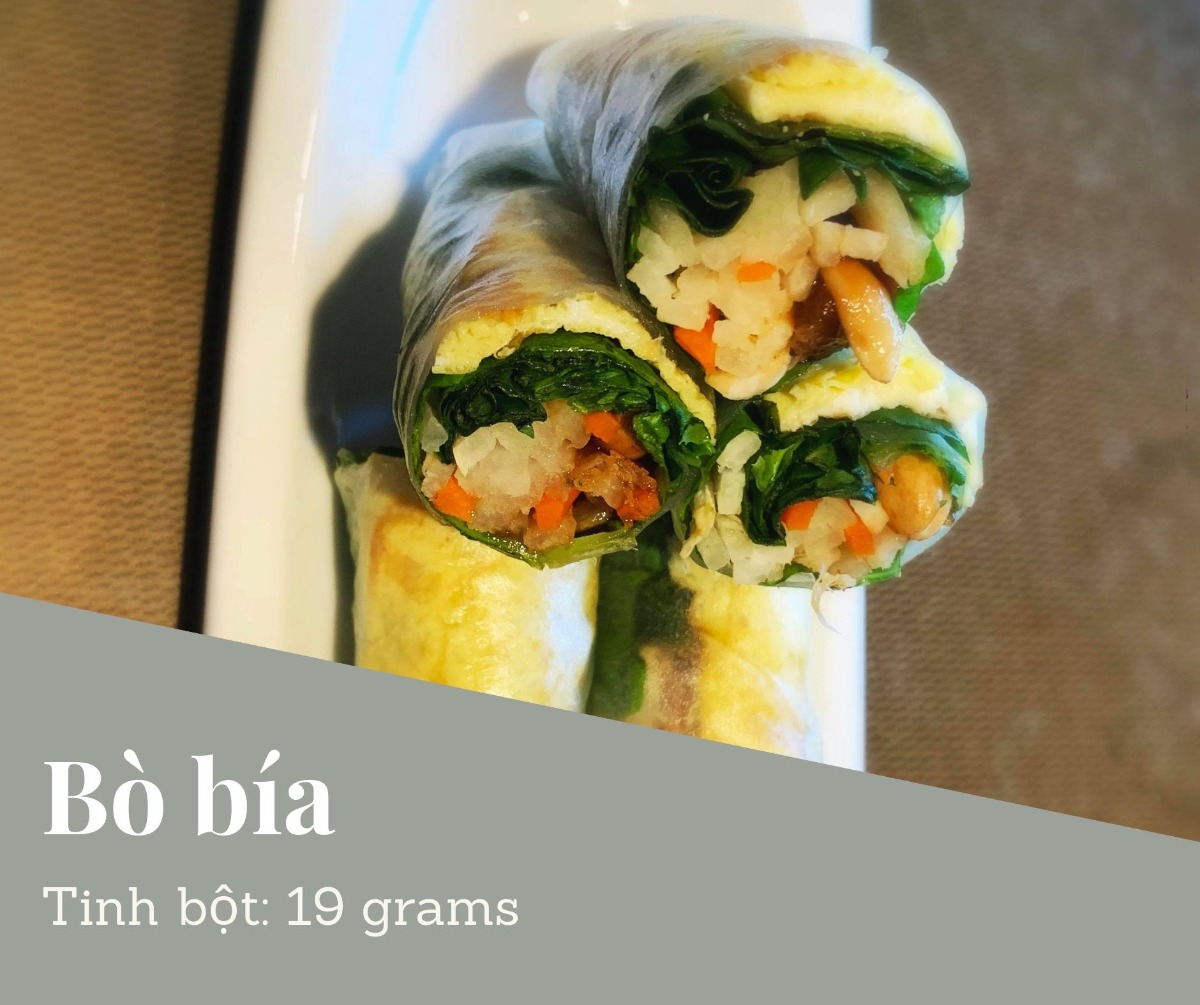 THỰC ĐƠN TIỂU ĐƯỜNG THAI KỲ
Chào bạn. Khi biết là có bệnh TĐTK hoặc TĐ2 thì nhiều người rất là lo lắng.

👌 Cách giảm TĐTK và TĐ2 hiệu quả nhất là ăn kiêng (giảm tinh bột và giảm ngọt).
👌 Cách giảm TĐTK và TĐ2 hiệu quả nhì là tập thể dục
👌 Các thuốc tây có hiệu quả nhưng mà bạn vẫn nên ăn kiêng và tập thể dục, nếu không dần dần sẽ lờn thuốc.
👌 Bạn đừng tin các thuốc nam, các loại bánh, đường cho người tiểu đường nhé. Không có hiệu quả gì nhiều đâu.
👌 Bạn không cần phải lo. Vì đồ ăn cho các bà Mẹ TĐTK và TĐ2 rất phong phú và ngon miệng. Và đầy đủ dinh dưỡng cho người Mẹ và em Bé, và người TĐ2.

Đầu tiên là các bạn nên mừng là đã khám ra bệnh. Có nhiều có bệnh nhưng mà không đủ điều kiện để khám bác sỹ nên không biết có bệnh mà trị.

Điều thứ nhì là các bạn đừng buồn vì bệnh TĐTK và TĐ2 hoàn toàn trong tầm quản lý của bạn.

Điều thứ ba là bệnh TĐTK và TĐ2 sẽ dạy cho bạn một cách ăn uống bổ dưỡng. Qua cách an uống này, bạn có thể áp dụng sau khi sinh và có thể tăng sức khoẻ lâu dày. Thậm chí, nếu bạn xây dựng thói quen ăn giảm tinh bột và tập thể dục thường xuyên thì sức khoẻ sau này của bạn sẽ có thể tốt hơn là những người không bị bệnh.

Bạn cố lên nhé! Chúc bạn và em bé và gia đình khoẻ mạnh.

👌👌👌 Nguyên tắc ăn giảm tinh bột cho TĐTK và TĐ2:
Trong một buổi ăn, hạn chế mức tinh bột dưới 45 grams:

Tinh bột: bao gồm cơm, hủ tiếu, bún, miến, mì, bánh đa, bánh mì, các loại khoai: tối đa là 1/2 chén (khoản 20 grams) trong một buổi ăn. (Khởi đầu bằng 1/2 chén cơm mỗi buổi. Nếu chỉ số tốt thì bạn có thể tăng thử lên 1 chén và thử máu xem sao. Nếu cao thì giảm lại 1/2 chén)
Rau ăn 1-2chén trong một buổi ăn. Ăn rau thoải mái không cần hạn chế vì rau có rất tinh bột (khoản 4 grams cho 1 chén). Ngoài ra rau có nhiều dinh dưỡng (các loại Vitamin, chất khoáng, folate, chất kẽm). Rau có chất sơ giúp tinh bột thu hấp chậm vào người — làm tăng đường chậm hơn sau khi ăn.
Chất đạm, bao gồm: thịt, cá, đồ biển, trứng, đậu hủ: Ăn ít nhất 1 chén trong một buổi ăn, có thể ăn nhiều hơn nếu cần. Chất đạm không có tinh bột nên bạn có thể ăn thoải mái. Chất đạm rất cần thiết cho sự phát triển của bé. Ngoài ra trong chất đạm có chất mỡ tốt cho em bé. Lưu ý là không ăn cá biển lớn vì có thuỷ ngân (nhất là các Mẹ Bầu).

Mỗi người mỗi khác, nên nên đo máu sau buổi ăn để điều chỉnh mức tinh bột theo lượng máu cho phép (sau 1 giờ là <7,8 mmol/L và sau 2 giờ là <6,7 mmol/L cho TĐTK. Và sau 2h<7,8 cho TĐ2)

👌👌👌 Nên thay tinh bột bằng gì?

👌👌👌 Canh rau

Mỗi buổi ăn lúc trước ăn khoản 2 chén cơm, bây giờ hạn chế xuống dưới 1/2 chén cơm thì thay thế cơm bằng gì? Rất đơn giản. Bạn có thể thay cơm bằng các loại rau luộc. Thí dụ bạn làm cá kho hoặc thịt kho (những món chất đạm thì bạn ăn vẫn bình thường không cần hạn chế — chỉ nấu không sử dụng đường thôi), thì bạn có thể ăn thêm bầu luộc, rau muốn luộc, cải luộc, đậu que luộc, bó xôi luộc để thay cơm. Ăn rất là ngon!

Và trong rau luộc có rất nhiều dinh dưỡng cho em bé (trong cơm thì không có dinh dưỡng gì). Nên bạn vừa trị bệnh TĐTK mà vừa tăng dinh dưỡng cho em bé và bản thân.

Rau luộc không chỉ có thể thay cơm không, mà có thể thay luôn các món nước. Thí dụ như khi ăn phở, thì bạn chỉ ăn tối đa 1/2 bánh phở, còn lại thì cho thêm giá luộc, bắp cải luộc, hoặc các loại rau khác mà bạn yêu thích. Chúc ngon miệng.

Thí dụ: bầu luộc ăn với tôm rim thay cơm

Thí dụ: bạn có thể dùng bí đỏ thay cơm. Bí đỏ bạn cắt ra từng cộng nhỏ và xào hoặc luộc. Bí đỏ có nhiều Vitamin A tốt cho mắt của em bé và người Mẹ.

👌👌👌 Bí đỏ thay cơm
Đây là một món dễ làm và dễ ăn. Bí đỏ và rau chỉ cần luộc.

Nhân liệu cho 1 phần ăn:
- 1/2 chén bí đỏ luộc
- 1/2 chén rau luộc
- 1/2 chén chả cá (luộc) rồi xào sơ lại. Đừng chiên giòn vì đồ ăn chiên không tốt cho sức khoẻ
- Ăn với nước tương hoặc nước nắm chấm (không đường)

👌👌👌 Rau luộc thay cơm, bánh phở, bún
Thay vì ăn cơm, bún, hủ tiếu, mỳ, miến, bánh đa thì bạn ăn nhiều rau luộc để thay. Khi bạn thay bằng rau có nhiều lợi ích vì rau có rất nhiều vitamin và khoáng chất cần thiết cho em bét phát triển. Tinh bột không có những vitamin và khoáng chất cho em bé.

Khi bạn ăn rau luộc thì ăn đến no thôi, không cần kiêng. Ăn thoải mái.

Ngoài rau rau luộc giúp bạn no ăn là ăn tinh bột. Và rau thì sẽ giúp đường tiêu hoá của bạn hoạt động tốt. Và da mặt đẹp.

👌👌👌 Bầu luộc

👌👌👌 Cải ngọt luộc

👌👌👌 Su su luộc thay cơm
Su Su có nhiều folate là giúp cho não của em bé phát triển. Luộc thay cơm. Ăn với đồ ăn chấm nước tương hoặc xào với trứng điều rất ngon.

👌👌👌 Yến mạch thay cơm

Yến mạch là một món ăn thay cơm rất tốt.

Số lượng tinh bột của yến mạch chỉ phân nửa so với cơm, nên bạn có thể ăn 1 chén yến bạch trong vòng buổi ăn (nhưng nhớ đo đường trong máu và chỉnh sửa nhé). Yến mạch còn có nhiều chất sơ, giúp tiêu hoá tốt và hạ mỡ trong máu.

Mua loại yến mạch (old fashion). Loại này có nhiều sơ nên tốt hơn loại (quick). Bạn có thể xem thông tin mua ở đây. Các siêu thị lớn điều có bán.

Cách nấu: Bạn có thể nấu như bạn nấu cơm: nấu với nước cho chính.

Nếu ăn thay cơm cho buổi trưa và buổi chiều, thì ăn với đồ ăn như rau và thịt/cá/trứng/đậu hủ bình thường. Cơm thỉ chỉ ăn 1/2 chén. Yến mạch thì có thể ăn 1 chén.

Bạn cũng có thể nấu như cháo: cháo cá, cháo thịt. Thí dụ; Cháo Yến Mạch với Thịt Bò.

Cách nấu:
- Bỏ yến mạch nấu với cà rốt, bông cải xanh (cắt nhỏ) vào nước nấu như cháo.
- Xào thịt bò với hành tỏi riêng, muối, dầu.
- Sau khi cháo yến mạch chín thì bỏ thịt bò vào với cháo nấu thêm vài phút.

👌👌👌 Diêm mạch (Quinoa)

Có bạn hỏi là có thể ăn Diêm Mạch thay cơm được không? Diêm Mạch có rất nhiều vitamin và chất khoán tốt (bao gồm chất sắc). Và cũng có tinh bột nên có thể thay cơm. Xin lưu ý:

Một chén diêm mạch đã nấu chín có khoản 39gram tinh bột. Cơm gạo trắng có khoảng 45-53gram. Yến mạch là thấp hơn có khoản 28gram.
Nên bạn cũng chỉ ăn từ 1/2-1 chén cho mỗi buổi ăn. Và nhớ đo đường trong máu sau khi ăn.
Nhớ là ngâm qua đêm trước khi nấu để dễ tiêu hoá.

👌👌👌 Làm sao ăn rau luộc ngon hơn?

Sau khi bạn luộc rau, có thể cho 1 muỗng dầu mè và 1 muỗng nước tương, và 1 muỗng mè vào rau. Dầu mè có chất béo tốt cho não và giúp cho bạn no lâu hơn.

👌👌👌 Ăn sáng nên ăn gì?

Có rất nhiều Mẹ Bầu đau đầu về buối sáng. Có bạn chỉ ăn 2 quả dưa leo và uống sữa rồi cảm thấy đói quá chừng. Thấy lo cho các bạn quá.
Thật ra buổi sáng là buổi ăn có thể ăn ngon lành. 

Các bạn vẫn có thể ăn những món mình yêu thích, như phở, hủ tiếu, bún riêu, mì quảng. Các bạn phải chiệu khó thay đổi một chút. 

👌👌👌 Tại sao buổi sáng ăn đồ ăn nước ngoài đường (phở, bún, hủ tiếu) là đường lên quá vậy?

Câu hỏi rất hay, các loại bún, bánh phở, hủ tiểu, mỳ, bánh đa, miến điều có nhiều tinh bột. Cũng nhiều bằng cơm.

Nếu bạn ăn đồ ăn ngoài đường người bán cho rất nhiều bánh và ít thịt và rau. Mà bạn có yêu cầu người bán cho ít bánh thì họ cũng sẽ cho nhiều.

Nếu ăn ở ngoài đường thì thường là gọi 2 tô: chỉ ăn 1/2 chén bánh. Có nghĩa là ăn 1/2 bánh của 1 tô, và bánh của tố thứ nhì thì bỏ hoàn toàn. Và gì bạn đã giảm bánh thì phải tăng thịt và rau lên. Nếu không rất đói. Đó là lý do gọi 2 tô. Một tô hoàng toàn không ăn bánh chỉ lấy thịt và rau. Một tô thì chỉ lấy 1/2 bánh. Thịt và rau rất ít tinh bột nên sẽ không tăng đường nhiều. Cố lên nhé bạn.

Nếu ăn bánh mì thì cũng nên gọi 2 ổ. Và chỉ ăn 1/2 bánh mì và ăn hết thịt và rau.

👌👌👌 Bún riêu
- 150 gram chất đạm: thịt, trứng, cua
- 1/2 chén bún
- 3 miếng đậu hũ
- 3 quả cà chua
- 1 quả me
- 10ml mắm tôm
- Hành tím, hành lá, rau mùi
- Rau sống: rau muống, bắp chuối, xà lách, giá,
- Hạt tiêu, hạt nêm, nước mắm, dầu ăn

👌👌👌 Nấu ăn sáng nhanh: Trứng sốt cà
Hôm nào bạn không có thời gian, thì có thể làm món trứng sốt cà. Ăn rất là đậm đà.

Nhân liệu cho 1 phần ăn:
- 2 quả trứng
- 3 quả cà chua
- Hành lá, tỏi, dầu ăn
- Một ít muối, nước tương
- Bạn có thể xem công thức ở đây.

👌👌👌 Tại sao ăn sáng đồ ăn bên ngoài mà đường tăng quá?

Nếu bạn ăn đồ ăn ngoài đường người bán cho rất nhiều bánh và ít thịt và rau. Mà bạn có yêu cầu người bán cho ít bánh thì họ cũng sẽ cho nhiều.

Nếu ăn ở ngoài đường thì thường là gọi 2 tô: chỉ ăn 1/2 chén bánh. Có nghĩa là ăn 1/2 bánh của 1 tô, và bánh của tố thứ nhì thì bỏ hoàn toàn. Và gì bạn đã giảm bánh thì phải tăng thịt và rau lên. Nếu không rất đói. Đó là lý do gọi 2 tô. Một tô hoàng toàn không ăn bánh chỉ lấy thịt và rau. Một tô thì chỉ lấy 1/2 bánh. Thịt và rau rất ít tinh bột nên sẽ không tăng đường nhiều. Cố lên nhé bạn.

Nếu bạn nấu ở nhà (như trong hình) thì ăn ăn thật nhiều thịt/cá/rau và ít bánh.

Một cách khác là bạn có thể nấu đồ ăn buổi tối nhiều một chút. Rồi buổi sáng ăn lại đồ ăn buổi tối (1/2 chén cơm + 1chén thịt/cá/trứng/đậu hủ và 1-2 chén rau). Ăn sáng mà ăn nhiều thì tốt vì sẽ no lâu và có sức làm việc.

👌👌👌 Món canh
Nếu bạn không có thời gian, thì món canh là dễ nhất. Canh có thể bỏ nhiều rau và chất đạm( thịt, hải sản, đậu hủ, trứng). Và ăn một tô thật là to đến khi no. Nếu thèm cơm thì có thể ăn một ít (tối đa là 1/2 chén- tuỳ theo mức đường trong máu sau khi ăn). Nhưng phần chính là một tô rau rất to. Ăn riết khi quen thì có thể bỏ hẳn cơm luôn.

👌👌👌 Canh cải hải sản
- 1 bó cải 100 gr hải sản,
- đậu hủ (nếu muốn)
- nấm
- 1/2 tbsp muối
- 1 tsp tiêu
- 1/2 nước tương
- hành lá
- Canh su hầm thịt
- Nếu bạn vẫn thèm tinh bột thì đây là một món có thể sẽ giúp bạn cảm thấy đã thèm. Bạn có thể sử dụng một ít khoai tây (1 củ nhỏ) cho một phần ăn. Nấu một tô thật to và ăn cho đã thèm (nhưng không ăn thêm cơm nhé)

Nhân liệu cho 1 phần ăn:
- 1 trái su
- 1 củ khoai tây nhỏ
- 1 củ cải trắng
- 1 củ cà rốt
- thịt
- muối

👌👌👌 Canh Bông Cải Trắng
Nhân liệu cho 1 phần:
- 2 chén bắp cải trắng
- 200 grams tôm
- Muối, tiêu
- Có thể bỏ thêm củ cải trắng để nấu cho ngọt nước canh

👌👌👌 Canh bí đỏ

👌👌👌 Súp đậu hủ
Thành phần: Đậu hủ, nấm, carrot, bắp, tim hạt sen

👌👌👌 Canh củ cải trắng

👌👌👌 Súp Rau Củ. Món này nhiều vitamin cho em bé
Thành phần: 1/2 củ khoai tây, 1 củ cà rốt, 1 miếng cần tây, 6 miếng nấm rơm

👌👌👌 Các món mặn
Các món mặn ăn tốt vì có nhiều chất đạm. Trường Đại Học UCSF của Mỹ khuyên là Mẹ Bầu nên ăn ít nhất 60 gram chất đạm mỗi ngày. Chất đạm rất cần thiết cho sự phát triển của em bé. Đồ ăn nhiều chất đạm như: thịt, cá, hải sản, trứng, đậu hủ.

👌👌👌 Tôm rim
Món này bạn có thể làm ăn rất ngon. Thay vì cơm thì luộc một tô rau ăn sẽ thất rất ngon. Như một tô cải làng luộc hoặc rau muống luộc. Bạn đừng bỏ đường. Nếu muốn thì có thể sử dung một ít khóm để có vị ngọt.

👌👌👌 Cá sốt cà
Cá có nhiều chất mỡ tốt cho sự phát triển của não (omega 3). Và cá cũng là chất đạm tốt. Nhưng không nên ăn các loại các biển lớn vì có nhiều thuỷ ngân. Nên ăn các loại cá nhỏ.

👌👌👌 Ăn cá loại nào tốt mà ít thuỷ ngân?

Ăn cá là tốt vì ít tăng đường và có omega 3 tốt cho phát triển não. Nhưng tránh các loại cá biển lớn vì có thuỷ ngân nhiều. Đây là các loại bạn nên lưu ý.

Thủy hải sản có hàm lượng thủy ngân thấp nhất: Nên ăn 2 – 3 lần/tuần
- Cá cơm;
- Cá đù Đại Tây Dương;
- Cá bạc má Đại Tây Dương và Thái Bình Dương;
- Cá vược đen;
- Cá chim;
- Cá da trơn;
- Sò;
- Cá tuyết;
- Cua;
- Tôm hùm đất;
- Cá bơn;
- Cá Haddock – một loại cá tuyết;
- Cá tuyết than;
- Cá trích;
- Tôm hùm Mỹ;
- Cá đối;
- Hàu;
- Cá rô;
- Cá chó;
- Cá hồi;
- Cá mòi;
- Sò điệp;
- Cá rô phi;
- Mực;
- Cá ngừ.

Thủy hải sản có mức độ thủy ngân vừa phải: Ăn 1 lần/tuần 
- Cá trâu;
- Cá chép;
- Cá vược;
- Cá mú;
- Cá chim lớn;
- Cá nục heo;
- Cá chày;
- Cá rô đại dương;
- Cá than;
- Cá đầu cừu/cá tù;
- Cá hồng;
- Cá thu Tây Ban Nha;
- Cá ngói;
- Cá ngừ trắng;
- Cá ngừ vây vàng.

Thủy hải sản có mức thủy ngân cao nhất: Nên tránh
- Cá ngừ mắt to;
- Cá thu vua;
- Cá cam;
- Cá mập;
- Cá kiếm;
- Cá ngói.

👌👌👌 Chả cá lã vọng
Bạn vẫn có thể ăn những món mình yếu thích, như cã cá lã vọng. Bạn có thể ăn một ít bún (tối đa là 1/2 chén). Thay vì ăn bún thì bạn có thể làm bắp cải xào. Hoặc bạn chọn một món rau yếu quý nào đó và luộc để ăn thay bún (như đâu que, rau muống, bó xôi). Hương vị từ cã cá sẽ làm cho bạn quên đi là mình không ăn bún. Ăn thử đi, bạn sẽ thấy rất ngon. Lưu ý là nước chấm không bỏ đường nhé.

Nhân liệu cho 1 phần ăn:

- 1/2 con cá lóc (cá quả)
- Riềng, sả, tỏi, hành củ, muối
- Mắm tôm
- Đậu phọng
- Thì là
- 1/2 chén bún (tối đa). Có thể thay bằng rau luộc (bó xôi, bắp cải, rau muống, giá)

Bạn có thể tham khảo cách làm ở đây. Đừng sử dụng đường.

Các món gỏi:
Các món gỏi rất tốt cho các Bà Mẹ TĐTK. Lý do là nhiều rau và chất đạm và rất ít tinh bột. Bạn có thể làm một tô gỏi lớn và ăn thoải mái.

Nếu thèm cơm thì ăn thêm một ít (tối đa 1/2 chén). Ăn nhiều lần sẽ tạo ra thói quen ăn gỏi thay cơm và sẽ không cần ăn thêm cơm nữa. Những người bên Mỹ họ vẫn có thể ăn salad (gỏi) để thay cơm bình thường. Quan trọng là vẫn ăn nhiều chất đạm và nhiều loại rau khác nhau cho các buổi ăn khác nhau để không thiếu dinh dưỡng

👌👌👌 Gỏi cuốn
Gỏi cuốn là một món rất là dễ ăn và đầy đủ dinh dưỡng vì nhiều rau. Bạn có thể tự chế biến theo sở thích. Quan trọng là hạn chế bánh tráng vì có tinh bột. Nên mua loạ bánh tráng nhỏ. Nếu mua loại lớn thì cắt đôi và chỉ sử dụng phân nữa cho 1 gỏi cuốn.  Và bạn lưu ý là nước tương đậu phọng nếu mua bên ngoài thì họ có thể bỏ nhiều đường. Nên làm ở nhà. Nếu không thì ăn với xì dầu (bỏ chanh và ớt, nhưng không bỏ thêm đường). Đây là món mình thích nhất trên đời. Chúc bạn ngon miệng.

Nhân liệu cho 1 phần ăn:
- Rau: lettuce, rau thơm, giá, ngò, dưa leo
- Thay vì bún thì bạn có thể làm: bắp cải xào với cà rốt, hoặc củ sắn xào với cà rốt (giống như bó bía)
- Chất đạm: thịt, tôm, trứng, cá, đậu hủ
- Nước chấm: tương đậu phọng (lưu ý không bỏ đường)
- Bánh tráng: tối đa là chỉ 8 bánh tráng nhỏ, hoặc 4 bánh tráng lớn cắt đôi. Nếu không ăn bánh tráng thì bạn có thể lấy lettuce (rau diếp), hoặc cải xanh cuốn giống như ăn bánh xèo Miền Tây

👌👌👌 Bì cuốn
Món này rất là ngon và ít tinh bột vì bì cuốn thông thường không sử dụng bún. Mà sử dụng nhiều rau thơm. Ăn rất ngon. Nhìn mà thèm.

👌👌👌 Bò bía
Bò bía rất dễ ăn, và mặn mà. Nhiều rau thơm. Và trưng lại béo béo.
Hạn chế bánh tráng nhé. Chỉ ăn 8 cái nhỏ. Hoặc 3-4 cái lớn (cắt làm đôi thành 8 cái). Một cái bánh tráng lớn đến 6 gram tinh bột. Nước chấm không đường nhé.

👌👌👌 Sushi Nhật. Món này rất dễ làm.
Vật liệu:

- Chỉ cần mua rong biển để làm sushi tại các chợ.
- Rau: tuỳ loại bạn thích: dưa leo, ngò, xà lách, rau thơm
- Có thể cắt trái bơ ra nhiều miếng nhỏ
- Và có thể bỏ thêm dưa chua nếu muốn
- Chất đạm: thịt, cá, hải sản, trứng, đậu hủ
- Nước chấm: nước tương (không đường)

👌👌👌 Gỏi ngó sen
Gỏi ngó sen ăn vừa giòn vừa ngon.

👌👌👌 Gỏi cá nướng
Đây là món salad người Mỹ rất thích ăn. Nướng cá và ăn với các loại rau sống. Cá có các chất mỡ béo omega tốt tốt cho não của em bé.

👌👌👌 Xà lách kiểu Hàn Quốc (bibimbap)

Món này bạn có thể ăn vào buổi phụ hoặc ăn chung với buổi chính cũng ok. Rất dễ làm. Ở nhà có rau thì thì làm rau đó. Tất cả rau điều cắt nhỏ và xào sơ. Cà rốt, bó xôi, bắp cải, nấm, củ sắn, su su, hoặc bí xào. Chất đạm thì tuỳ bạn chọn: thị gà luộc, thịt bò xào, trứng, đậu hủ, cá hấp.Ăn chung với dầu mè và một ít nước tương. Có thể chấm với tương ớt. Món này ít tinh bột vì rau và thịt không có nhiều tinh bột mà đầy đủ dinh dưỡng. Chúc bạn ngon miệng.


👌👌👌Món ăn vặt

Khi có bệnh TĐTK thì bạn nên cử ăn những đồ ăn vặt bình thường như: bánh ngọt, chè, cà rem, trái cây dầm sữa. Mà thử các món sau. Đồ ăn vặt thì nên giữ dưới 15 gram tinh bột mỗi lần ăn (dưới 3 lần 1 ngày).

👌👌👌Bơ dầm cà chua

Món bơ dầm cà chua là một món rất được yêu thích của Nước Mễ Tây Cơ. Món này giống như là món ăn dân tộc của họ. Trái bơ có vị béo, ăn với cà chua và chanh thấy béo béo chua chua, rất là ngon. Món ngày đến 20 gram tinh bột, nên chia cho 2 lần ăn.
Bạn có thể ăn món này như vậy, hoặc bạn có thể lấy cà rốt sống, chẻ ra thành miếng dày dày, để trét bơ và cà chua lên ăn rất ngon.

Nhân liệu cho 1 phần ăn:

- 1 quả bơ
- 1 quả cà chua
- 1 quả chanh
- ngò cắt nhỏ
- muối, tiêu

👌👌👌 Rau câu nước cốt dừa

Món ngày ăn rất ngon và dễ làm. Bạn đừng sử dùng đường và nước dừa tươi. Chỉ sử dụng nước lọc, lá dứa, và nước cốt dừa và thạch.