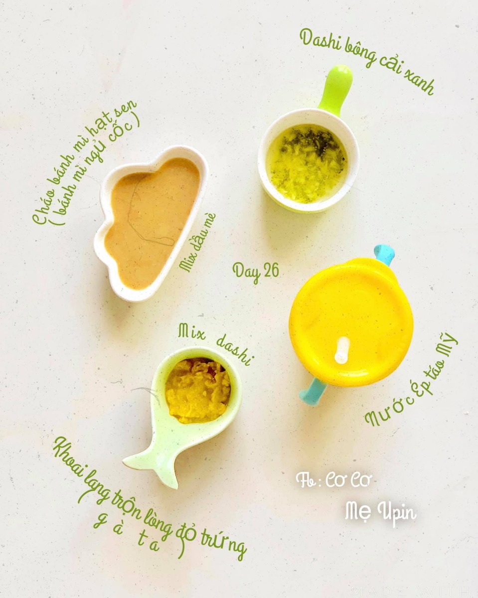 THỰC ĐƠN cho bé mới ăn dặm (5-6m+)
Mình xin chia sẽ tất tất tần những gì mình biết về ăn dặm, cách mình nấu, cách cho con ăn và kinh nghiệm mua những vật dụng cần thiết nhất, để tiết kiệm nhất cho các mẹ.

🍀ADKN

Ngoài ghế ăn và yếm ăn là 2 thứ phải có,thì kiểu Nhật sẽ cần : 

- Một bắt  ăn chính, 2 3 bát ăn phụ

- Muỗng ( 1-2 cái ) 

- Rây hoặc bộ chế biến có kèm chày cối ( mình thấy chày cối sdung nhiều ) 

- Khay trữ đông 

- Dầu ăn trộn cháo , kiểu Nhật chỉ toàn rau củ nên thiếu chất béo. Cần bổ sung dầu ăn cho con. ( cái này mình đc bác sĩ dinh dưỡng tư vấn khuyên dùng ) 

👉🏻👉🏻Mới ăn các mẹ cứ mua nhiêu đó trước, thiếu gì mua sau.

☘️☘️Sau 2 tuần nếu mẹ muốn đa dạng thực đơn hơn có thể mua thêm cac loai gia vị hữu cơ ( chuyên dùng cho bé ) như phô mai rắc, phô mai tách muối , bột chùm ngây, cải kale, dầu ăn, ...

Đổi món chính từ gạo sang các loại đậu, hạt, yến mạch, nui, mì....

🍀☘️☘️Cách mình cho bé ăn : 

-Ngày ăn một bữa sáng ( 9h30-10h ) ăn xong mình cho ti sữa luôn ( cho trọn vẹn một bữa ăn tránh ăn vặt bú vặt) 

-Nên tập thành thói quen luôn vì sau này khi tăng lên ngày 3 bưa ăn, mà cứ cách một tiếng ăn 2 tiếng bú thì mẹ vất lắm . 

-Lượng ăn minh tăng dần từ 5-7ml cho tới hết tháng đầu bé mình có thể ăn đc 50ml rùi( tỉ lệ cháo 1:10) có khi ăn hết có khi ko nha, mình ko ép bé. 

-Buổi chiều cho bé ăn thêm bữa phụ, rãnh thì làm các món quốc dân ( đậu hủ non, pudding trái cây,.. ) lười thì cứ bánh ăn dặm, sữa chua, trái cây nghiền hoặc ép cho bé. 

☘️☘️☘️☘️Cách nấu : 
Mình nấu sẳn dashi và cháo, trữ đông dùng dần trong 1 tuần. 

Mỗi sáng sau khi bé bắt đầu ngủ giấc đầu tiên tầm 8h-8h30 mình sẽ tranh thủ chuẩn bị.

Hôm đó nhà nấu món gì thì mình xén cho bé một miếng .( rau xanh hay củ gì đó )

Dashi và cháo rây sẳn mình lấy ra, bỏ vào nồi hấp cách thuỷ chung vs rau củ luôn. 

Hấp xong mình nghiền từng loại rau , củ có thể mix lại hoặc để riêng .

Vậy là xong một bữa rồi á, sau khi chụp sống ảo xong mình bỏ lại vào nồi hấp, lúc đó vẫn còn hơi nóng, giữ ấm ấm đợi bé dậy ăn. 

Đó là cách của mình, có mẹ nào có cách gì hay lẹ hơn cmt minh tham khảo với nha ❤️