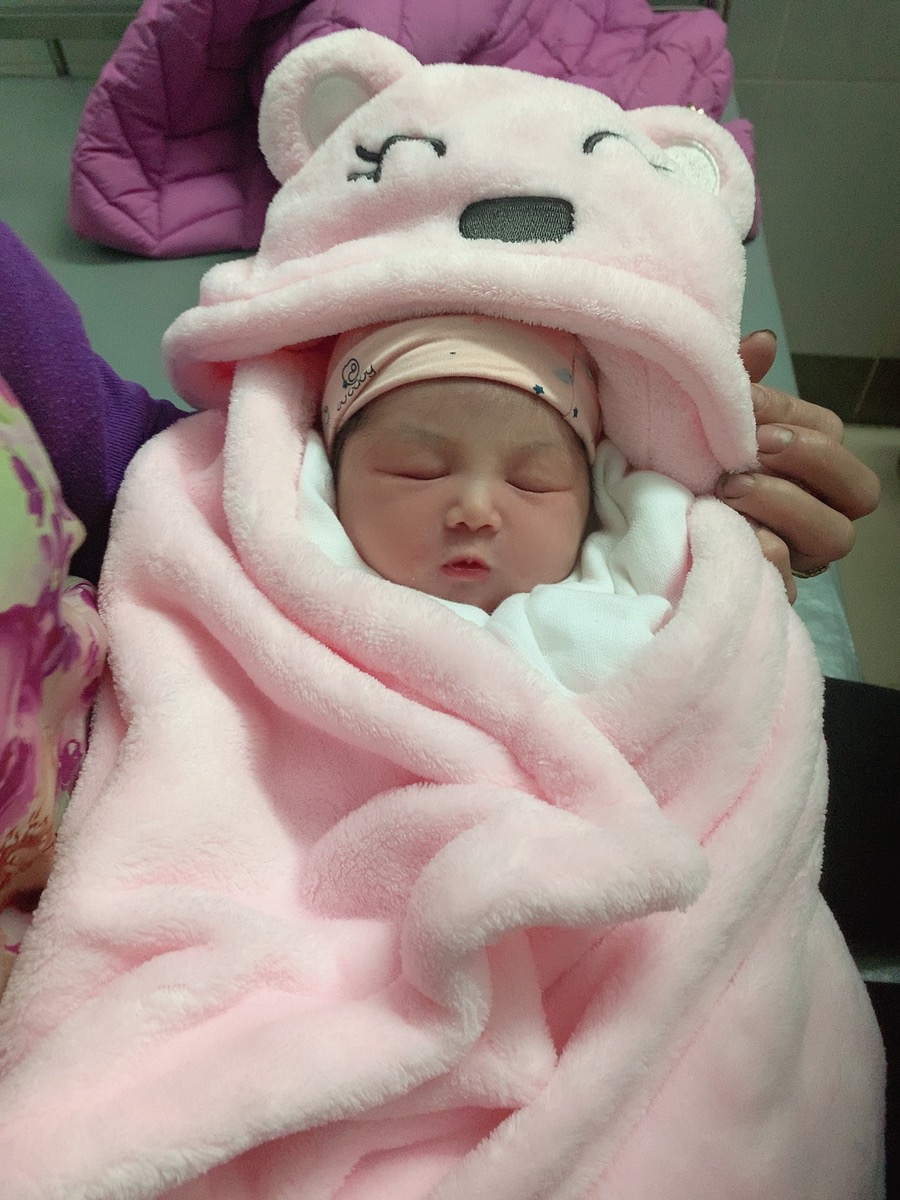 E sinh nay là ngày thứ 3 bé nặng 3.6kg sinh mổ ạ
Nay sữa về căng tức ngực mà hút k ra sữa, các mom đi trước có kinh nghiệm giúp e với ạ. Làm sao cho sữa ra k e sợ tắc sữa mất.