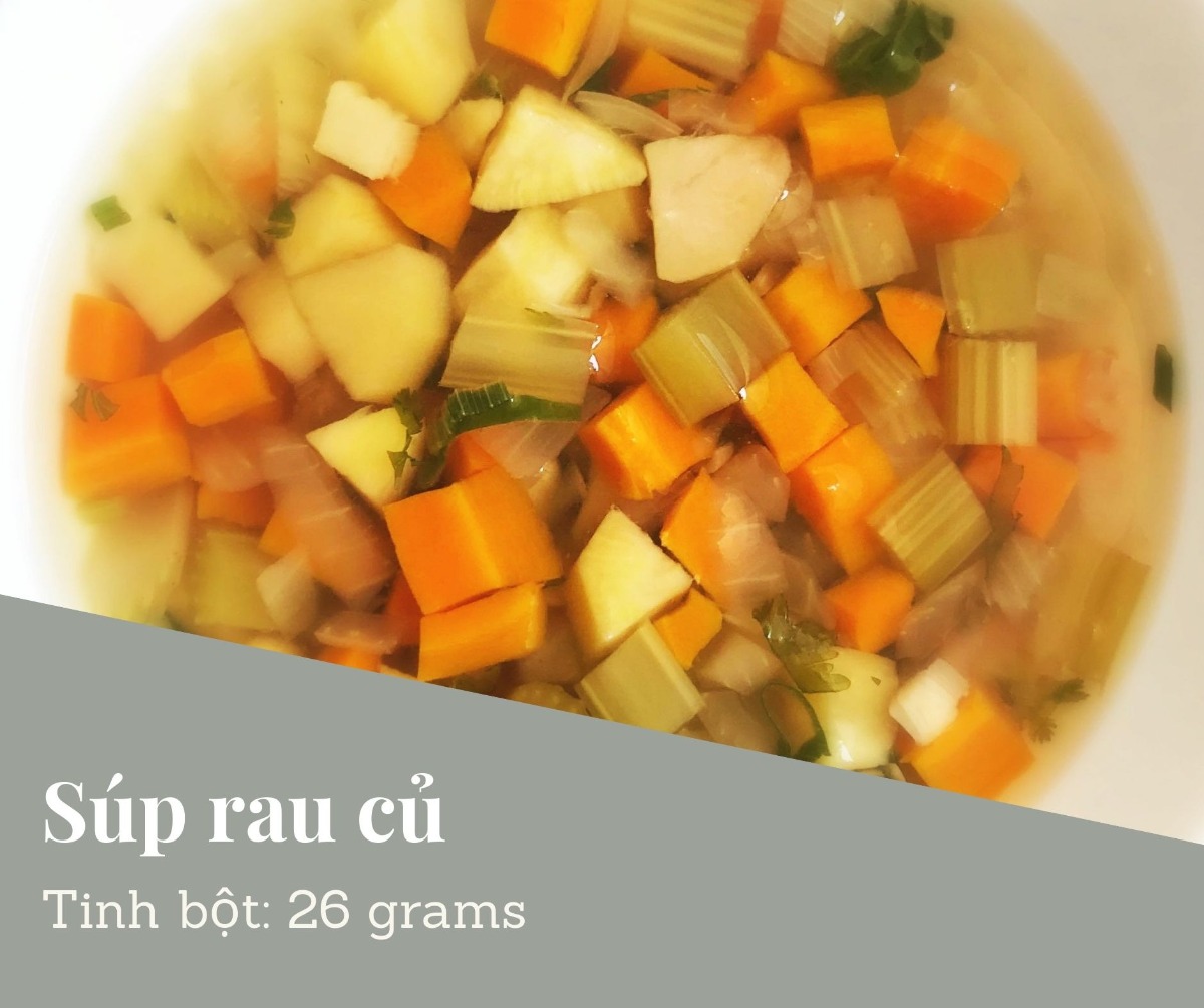 THỰC ĐƠN TIỂU ĐƯỜNG THAI KỲ
Chào bạn. Khi biết là có bệnh TĐTK hoặc TĐ2 thì nhiều người rất là lo lắng.

👌 Cách giảm TĐTK và TĐ2 hiệu quả nhất là ăn kiêng (giảm tinh bột và giảm ngọt).
👌 Cách giảm TĐTK và TĐ2 hiệu quả nhì là tập thể dục
👌 Các thuốc tây có hiệu quả nhưng mà bạn vẫn nên ăn kiêng và tập thể dục, nếu không dần dần sẽ lờn thuốc.
👌 Bạn đừng tin các thuốc nam, các loại bánh, đường cho người tiểu đường nhé. Không có hiệu quả gì nhiều đâu.
👌 Bạn không cần phải lo. Vì đồ ăn cho các bà Mẹ TĐTK và TĐ2 rất phong phú và ngon miệng. Và đầy đủ dinh dưỡng cho người Mẹ và em Bé, và người TĐ2.

Đầu tiên là các bạn nên mừng là đã khám ra bệnh. Có nhiều có bệnh nhưng mà không đủ điều kiện để khám bác sỹ nên không biết có bệnh mà trị.

Điều thứ nhì là các bạn đừng buồn vì bệnh TĐTK và TĐ2 hoàn toàn trong tầm quản lý của bạn.

Điều thứ ba là bệnh TĐTK và TĐ2 sẽ dạy cho bạn một cách ăn uống bổ dưỡng. Qua cách an uống này, bạn có thể áp dụng sau khi sinh và có thể tăng sức khoẻ lâu dày. Thậm chí, nếu bạn xây dựng thói quen ăn giảm tinh bột và tập thể dục thường xuyên thì sức khoẻ sau này của bạn sẽ có thể tốt hơn là những người không bị bệnh.

Bạn cố lên nhé! Chúc bạn và em bé và gia đình khoẻ mạnh.

👌👌👌 Nguyên tắc ăn giảm tinh bột cho TĐTK và TĐ2:
Trong một buổi ăn, hạn chế mức tinh bột dưới 45 grams:

Tinh bột: bao gồm cơm, hủ tiếu, bún, miến, mì, bánh đa, bánh mì, các loại khoai: tối đa là 1/2 chén (khoản 20 grams) trong một buổi ăn. (Khởi đầu bằng 1/2 chén cơm mỗi buổi. Nếu chỉ số tốt thì bạn có thể tăng thử lên 1 chén và thử máu xem sao. Nếu cao thì giảm lại 1/2 chén)
Rau ăn 1-2chén trong một buổi ăn. Ăn rau thoải mái không cần hạn chế vì rau có rất tinh bột (khoản 4 grams cho 1 chén). Ngoài ra rau có nhiều dinh dưỡng (các loại Vitamin, chất khoáng, folate, chất kẽm). Rau có chất sơ giúp tinh bột thu hấp chậm vào người — làm tăng đường chậm hơn sau khi ăn.
Chất đạm, bao gồm: thịt, cá, đồ biển, trứng, đậu hủ: Ăn ít nhất 1 chén trong một buổi ăn, có thể ăn nhiều hơn nếu cần. Chất đạm không có tinh bột nên bạn có thể ăn thoải mái. Chất đạm rất cần thiết cho sự phát triển của bé. Ngoài ra trong chất đạm có chất mỡ tốt cho em bé. Lưu ý là không ăn cá biển lớn vì có thuỷ ngân (nhất là các Mẹ Bầu).

Mỗi người mỗi khác, nên nên đo máu sau buổi ăn để điều chỉnh mức tinh bột theo lượng máu cho phép (sau 1 giờ là <7,8 mmol/L và sau 2 giờ là <6,7 mmol/L cho TĐTK. Và sau 2h<7,8 cho TĐ2)

👌👌👌 Nên thay tinh bột bằng gì?

👌👌👌 Canh rau

Mỗi buổi ăn lúc trước ăn khoản 2 chén cơm, bây giờ hạn chế xuống dưới 1/2 chén cơm thì thay thế cơm bằng gì? Rất đơn giản. Bạn có thể thay cơm bằng các loại rau luộc. Thí dụ bạn làm cá kho hoặc thịt kho (những món chất đạm thì bạn ăn vẫn bình thường không cần hạn chế — chỉ nấu không sử dụng đường thôi), thì bạn có thể ăn thêm bầu luộc, rau muốn luộc, cải luộc, đậu que luộc, bó xôi luộc để thay cơm. Ăn rất là ngon!

Và trong rau luộc có rất nhiều dinh dưỡng cho em bé (trong cơm thì không có dinh dưỡng gì). Nên bạn vừa trị bệnh TĐTK mà vừa tăng dinh dưỡng cho em bé và bản thân.

Rau luộc không chỉ có thể thay cơm không, mà có thể thay luôn các món nước. Thí dụ như khi ăn phở, thì bạn chỉ ăn tối đa 1/2 bánh phở, còn lại thì cho thêm giá luộc, bắp cải luộc, hoặc các loại rau khác mà bạn yêu thích. Chúc ngon miệng.

Thí dụ: bầu luộc ăn với tôm rim thay cơm

Thí dụ: bạn có thể dùng bí đỏ thay cơm. Bí đỏ bạn cắt ra từng cộng nhỏ và xào hoặc luộc. Bí đỏ có nhiều Vitamin A tốt cho mắt của em bé và người Mẹ.

👌👌👌 Bí đỏ thay cơm
Đây là một món dễ làm và dễ ăn. Bí đỏ và rau chỉ cần luộc.

Nhân liệu cho 1 phần ăn:
- 1/2 chén bí đỏ luộc
- 1/2 chén rau luộc
- 1/2 chén chả cá (luộc) rồi xào sơ lại. Đừng chiên giòn vì đồ ăn chiên không tốt cho sức khoẻ
- Ăn với nước tương hoặc nước nắm chấm (không đường)

👌👌👌 Rau luộc thay cơm, bánh phở, bún
Thay vì ăn cơm, bún, hủ tiếu, mỳ, miến, bánh đa thì bạn ăn nhiều rau luộc để thay. Khi bạn thay bằng rau có nhiều lợi ích vì rau có rất nhiều vitamin và khoáng chất cần thiết cho em bét phát triển. Tinh bột không có những vitamin và khoáng chất cho em bé.

Khi bạn ăn rau luộc thì ăn đến no thôi, không cần kiêng. Ăn thoải mái.

Ngoài rau rau luộc giúp bạn no ăn là ăn tinh bột. Và rau thì sẽ giúp đường tiêu hoá của bạn hoạt động tốt. Và da mặt đẹp.

👌👌👌 Bầu luộc

👌👌👌 Cải ngọt luộc

👌👌👌 Su su luộc thay cơm
Su Su có nhiều folate là giúp cho não của em bé phát triển. Luộc thay cơm. Ăn với đồ ăn chấm nước tương hoặc xào với trứng điều rất ngon.

👌👌👌 Yến mạch thay cơm

Yến mạch là một món ăn thay cơm rất tốt.

Số lượng tinh bột của yến mạch chỉ phân nửa so với cơm, nên bạn có thể ăn 1 chén yến bạch trong vòng buổi ăn (nhưng nhớ đo đường trong máu và chỉnh sửa nhé). Yến mạch còn có nhiều chất sơ, giúp tiêu hoá tốt và hạ mỡ trong máu.

Mua loại yến mạch (old fashion). Loại này có nhiều sơ nên tốt hơn loại (quick). Bạn có thể xem thông tin mua ở đây. Các siêu thị lớn điều có bán.

Cách nấu: Bạn có thể nấu như bạn nấu cơm: nấu với nước cho chính.

Nếu ăn thay cơm cho buổi trưa và buổi chiều, thì ăn với đồ ăn như rau và thịt/cá/trứng/đậu hủ bình thường. Cơm thỉ chỉ ăn 1/2 chén. Yến mạch thì có thể ăn 1 chén.

Bạn cũng có thể nấu như cháo: cháo cá, cháo thịt. Thí dụ; Cháo Yến Mạch với Thịt Bò.

Cách nấu:
- Bỏ yến mạch nấu với cà rốt, bông cải xanh (cắt nhỏ) vào nước nấu như cháo.
- Xào thịt bò với hành tỏi riêng, muối, dầu.
- Sau khi cháo yến mạch chín thì bỏ thịt bò vào với cháo nấu thêm vài phút.

👌👌👌 Diêm mạch (Quinoa)

Có bạn hỏi là có thể ăn Diêm Mạch thay cơm được không? Diêm Mạch có rất nhiều vitamin và chất khoán tốt (bao gồm chất sắc). Và cũng có tinh bột nên có thể thay cơm. Xin lưu ý:

Một chén diêm mạch đã nấu chín có khoản 39gram tinh bột. Cơm gạo trắng có khoảng 45-53gram. Yến mạch là thấp hơn có khoản 28gram.
Nên bạn cũng chỉ ăn từ 1/2-1 chén cho mỗi buổi ăn. Và nhớ đo đường trong máu sau khi ăn.
Nhớ là ngâm qua đêm trước khi nấu để dễ tiêu hoá.

👌👌👌 Làm sao ăn rau luộc ngon hơn?

Sau khi bạn luộc rau, có thể cho 1 muỗng dầu mè và 1 muỗng nước tương, và 1 muỗng mè vào rau. Dầu mè có chất béo tốt cho não và giúp cho bạn no lâu hơn.

👌👌👌 Ăn sáng nên ăn gì?

Có rất nhiều Mẹ Bầu đau đầu về buối sáng. Có bạn chỉ ăn 2 quả dưa leo và uống sữa rồi cảm thấy đói quá chừng. Thấy lo cho các bạn quá.
Thật ra buổi sáng là buổi ăn có thể ăn ngon lành. 

Các bạn vẫn có thể ăn những món mình yêu thích, như phở, hủ tiếu, bún riêu, mì quảng. Các bạn phải chiệu khó thay đổi một chút. 

👌👌👌 Tại sao buổi sáng ăn đồ ăn nước ngoài đường (phở, bún, hủ tiếu) là đường lên quá vậy?

Câu hỏi rất hay, các loại bún, bánh phở, hủ tiểu, mỳ, bánh đa, miến điều có nhiều tinh bột. Cũng nhiều bằng cơm.

Nếu bạn ăn đồ ăn ngoài đường người bán cho rất nhiều bánh và ít thịt và rau. Mà bạn có yêu cầu người bán cho ít bánh thì họ cũng sẽ cho nhiều.

Nếu ăn ở ngoài đường thì thường là gọi 2 tô: chỉ ăn 1/2 chén bánh. Có nghĩa là ăn 1/2 bánh của 1 tô, và bánh của tố thứ nhì thì bỏ hoàn toàn. Và gì bạn đã giảm bánh thì phải tăng thịt và rau lên. Nếu không rất đói. Đó là lý do gọi 2 tô. Một tô hoàng toàn không ăn bánh chỉ lấy thịt và rau. Một tô thì chỉ lấy 1/2 bánh. Thịt và rau rất ít tinh bột nên sẽ không tăng đường nhiều. Cố lên nhé bạn.

Nếu ăn bánh mì thì cũng nên gọi 2 ổ. Và chỉ ăn 1/2 bánh mì và ăn hết thịt và rau.

👌👌👌 Bún riêu
- 150 gram chất đạm: thịt, trứng, cua
- 1/2 chén bún
- 3 miếng đậu hũ
- 3 quả cà chua
- 1 quả me
- 10ml mắm tôm
- Hành tím, hành lá, rau mùi
- Rau sống: rau muống, bắp chuối, xà lách, giá,
- Hạt tiêu, hạt nêm, nước mắm, dầu ăn

👌👌👌 Nấu ăn sáng nhanh: Trứng sốt cà
Hôm nào bạn không có thời gian, thì có thể làm món trứng sốt cà. Ăn rất là đậm đà.

Nhân liệu cho 1 phần ăn:
- 2 quả trứng
- 3 quả cà chua
- Hành lá, tỏi, dầu ăn
- Một ít muối, nước tương
- Bạn có thể xem công thức ở đây.

👌👌👌 Tại sao ăn sáng đồ ăn bên ngoài mà đường tăng quá?

Nếu bạn ăn đồ ăn ngoài đường người bán cho rất nhiều bánh và ít thịt và rau. Mà bạn có yêu cầu người bán cho ít bánh thì họ cũng sẽ cho nhiều.

Nếu ăn ở ngoài đường thì thường là gọi 2 tô: chỉ ăn 1/2 chén bánh. Có nghĩa là ăn 1/2 bánh của 1 tô, và bánh của tố thứ nhì thì bỏ hoàn toàn. Và gì bạn đã giảm bánh thì phải tăng thịt và rau lên. Nếu không rất đói. Đó là lý do gọi 2 tô. Một tô hoàng toàn không ăn bánh chỉ lấy thịt và rau. Một tô thì chỉ lấy 1/2 bánh. Thịt và rau rất ít tinh bột nên sẽ không tăng đường nhiều. Cố lên nhé bạn.

Nếu bạn nấu ở nhà (như trong hình) thì ăn ăn thật nhiều thịt/cá/rau và ít bánh.

Một cách khác là bạn có thể nấu đồ ăn buổi tối nhiều một chút. Rồi buổi sáng ăn lại đồ ăn buổi tối (1/2 chén cơm + 1chén thịt/cá/trứng/đậu hủ và 1-2 chén rau). Ăn sáng mà ăn nhiều thì tốt vì sẽ no lâu và có sức làm việc.

👌👌👌 Món canh
Nếu bạn không có thời gian, thì món canh là dễ nhất. Canh có thể bỏ nhiều rau và chất đạm( thịt, hải sản, đậu hủ, trứng). Và ăn một tô thật là to đến khi no. Nếu thèm cơm thì có thể ăn một ít (tối đa là 1/2 chén- tuỳ theo mức đường trong máu sau khi ăn). Nhưng phần chính là một tô rau rất to. Ăn riết khi quen thì có thể bỏ hẳn cơm luôn.

👌👌👌 Canh cải hải sản
- 1 bó cải 100 gr hải sản,
- đậu hủ (nếu muốn)
- nấm
- 1/2 tbsp muối
- 1 tsp tiêu
- 1/2 nước tương
- hành lá
- Canh su hầm thịt
- Nếu bạn vẫn thèm tinh bột thì đây là một món có thể sẽ giúp bạn cảm thấy đã thèm. Bạn có thể sử dụng một ít khoai tây (1 củ nhỏ) cho một phần ăn. Nấu một tô thật to và ăn cho đã thèm (nhưng không ăn thêm cơm nhé)

Nhân liệu cho 1 phần ăn:
- 1 trái su
- 1 củ khoai tây nhỏ
- 1 củ cải trắng
- 1 củ cà rốt
- thịt
- muối

👌👌👌 Canh Bông Cải Trắng
Nhân liệu cho 1 phần:
- 2 chén bắp cải trắng
- 200 grams tôm
- Muối, tiêu
- Có thể bỏ thêm củ cải trắng để nấu cho ngọt nước canh

👌👌👌 Canh bí đỏ

👌👌👌 Súp đậu hủ
Thành phần: Đậu hủ, nấm, carrot, bắp, tim hạt sen

👌👌👌 Canh củ cải trắng

👌👌👌 Súp Rau Củ. Món này nhiều vitamin cho em bé
Thành phần: 1/2 củ khoai tây, 1 củ cà rốt, 1 miếng cần tây, 6 miếng nấm rơm

👌👌👌 Các món mặn
Các món mặn ăn tốt vì có nhiều chất đạm. Trường Đại Học UCSF của Mỹ khuyên là Mẹ Bầu nên ăn ít nhất 60 gram chất đạm mỗi ngày. Chất đạm rất cần thiết cho sự phát triển của em bé. Đồ ăn nhiều chất đạm như: thịt, cá, hải sản, trứng, đậu hủ.

👌👌👌 Tôm rim
Món này bạn có thể làm ăn rất ngon. Thay vì cơm thì luộc một tô rau ăn sẽ thất rất ngon. Như một tô cải làng luộc hoặc rau muống luộc. Bạn đừng bỏ đường. Nếu muốn thì có thể sử dung một ít khóm để có vị ngọt.

👌👌👌 Cá sốt cà
Cá có nhiều chất mỡ tốt cho sự phát triển của não (omega 3). Và cá cũng là chất đạm tốt. Nhưng không nên ăn các loại các biển lớn vì có nhiều thuỷ ngân. Nên ăn các loại cá nhỏ.

👌👌👌 Ăn cá loại nào tốt mà ít thuỷ ngân?

Ăn cá là tốt vì ít tăng đường và có omega 3 tốt cho phát triển não. Nhưng tránh các loại cá biển lớn vì có thuỷ ngân nhiều. Đây là các loại bạn nên lưu ý.

Thủy hải sản có hàm lượng thủy ngân thấp nhất: Nên ăn 2 – 3 lần/tuần
- Cá cơm;
- Cá đù Đại Tây Dương;
- Cá bạc má Đại Tây Dương và Thái Bình Dương;
- Cá vược đen;
- Cá chim;
- Cá da trơn;
- Sò;
- Cá tuyết;
- Cua;
- Tôm hùm đất;
- Cá bơn;
- Cá Haddock – một loại cá tuyết;
- Cá tuyết than;
- Cá trích;
- Tôm hùm Mỹ;
- Cá đối;
- Hàu;
- Cá rô;
- Cá chó;
- Cá hồi;
- Cá mòi;
- Sò điệp;
- Cá rô phi;
- Mực;
- Cá ngừ.

Thủy hải sản có mức độ thủy ngân vừa phải: Ăn 1 lần/tuần 
- Cá trâu;
- Cá chép;
- Cá vược;
- Cá mú;
- Cá chim lớn;
- Cá nục heo;
- Cá chày;
- Cá rô đại dương;
- Cá than;
- Cá đầu cừu/cá tù;
- Cá hồng;
- Cá thu Tây Ban Nha;
- Cá ngói;
- Cá ngừ trắng;
- Cá ngừ vây vàng.

Thủy hải sản có mức thủy ngân cao nhất: Nên tránh
- Cá ngừ mắt to;
- Cá thu vua;
- Cá cam;
- Cá mập;
- Cá kiếm;
- Cá ngói.

👌👌👌 Chả cá lã vọng
Bạn vẫn có thể ăn những món mình yếu thích, như cã cá lã vọng. Bạn có thể ăn một ít bún (tối đa là 1/2 chén). Thay vì ăn bún thì bạn có thể làm bắp cải xào. Hoặc bạn chọn một món rau yếu quý nào đó và luộc để ăn thay bún (như đâu que, rau muống, bó xôi). Hương vị từ cã cá sẽ làm cho bạn quên đi là mình không ăn bún. Ăn thử đi, bạn sẽ thấy rất ngon. Lưu ý là nước chấm không bỏ đường nhé.

Nhân liệu cho 1 phần ăn:

- 1/2 con cá lóc (cá quả)
- Riềng, sả, tỏi, hành củ, muối
- Mắm tôm
- Đậu phọng
- Thì là
- 1/2 chén bún (tối đa). Có thể thay bằng rau luộc (bó xôi, bắp cải, rau muống, giá)

Bạn có thể tham khảo cách làm ở đây. Đừng sử dụng đường.

Các món gỏi:
Các món gỏi rất tốt cho các Bà Mẹ TĐTK. Lý do là nhiều rau và chất đạm và rất ít tinh bột. Bạn có thể làm một tô gỏi lớn và ăn thoải mái.

Nếu thèm cơm thì ăn thêm một ít (tối đa 1/2 chén). Ăn nhiều lần sẽ tạo ra thói quen ăn gỏi thay cơm và sẽ không cần ăn thêm cơm nữa. Những người bên Mỹ họ vẫn có thể ăn salad (gỏi) để thay cơm bình thường. Quan trọng là vẫn ăn nhiều chất đạm và nhiều loại rau khác nhau cho các buổi ăn khác nhau để không thiếu dinh dưỡng

👌👌👌 Gỏi cuốn
Gỏi cuốn là một món rất là dễ ăn và đầy đủ dinh dưỡng vì nhiều rau. Bạn có thể tự chế biến theo sở thích. Quan trọng là hạn chế bánh tráng vì có tinh bột. Nên mua loạ bánh tráng nhỏ. Nếu mua loại lớn thì cắt đôi và chỉ sử dụng phân nữa cho 1 gỏi cuốn.  Và bạn lưu ý là nước tương đậu phọng nếu mua bên ngoài thì họ có thể bỏ nhiều đường. Nên làm ở nhà. Nếu không thì ăn với xì dầu (bỏ chanh và ớt, nhưng không bỏ thêm đường). Đây là món mình thích nhất trên đời. Chúc bạn ngon miệng.

Nhân liệu cho 1 phần ăn:
- Rau: lettuce, rau thơm, giá, ngò, dưa leo
- Thay vì bún thì bạn có thể làm: bắp cải xào với cà rốt, hoặc củ sắn xào với cà rốt (giống như bó bía)
- Chất đạm: thịt, tôm, trứng, cá, đậu hủ
- Nước chấm: tương đậu phọng (lưu ý không bỏ đường)
- Bánh tráng: tối đa là chỉ 8 bánh tráng nhỏ, hoặc 4 bánh tráng lớn cắt đôi. Nếu không ăn bánh tráng thì bạn có thể lấy lettuce (rau diếp), hoặc cải xanh cuốn giống như ăn bánh xèo Miền Tây

👌👌👌 Bì cuốn
Món này rất là ngon và ít tinh bột vì bì cuốn thông thường không sử dụng bún. Mà sử dụng nhiều rau thơm. Ăn rất ngon. Nhìn mà thèm.

👌👌👌 Bò bía
Bò bía rất dễ ăn, và mặn mà. Nhiều rau thơm. Và trưng lại béo béo.
Hạn chế bánh tráng nhé. Chỉ ăn 8 cái nhỏ. Hoặc 3-4 cái lớn (cắt làm đôi thành 8 cái). Một cái bánh tráng lớn đến 6 gram tinh bột. Nước chấm không đường nhé.

👌👌👌 Sushi Nhật. Món này rất dễ làm.
Vật liệu:

- Chỉ cần mua rong biển để làm sushi tại các chợ.
- Rau: tuỳ loại bạn thích: dưa leo, ngò, xà lách, rau thơm
- Có thể cắt trái bơ ra nhiều miếng nhỏ
- Và có thể bỏ thêm dưa chua nếu muốn
- Chất đạm: thịt, cá, hải sản, trứng, đậu hủ
- Nước chấm: nước tương (không đường)

👌👌👌 Gỏi ngó sen
Gỏi ngó sen ăn vừa giòn vừa ngon.

👌👌👌 Gỏi cá nướng
Đây là món salad người Mỹ rất thích ăn. Nướng cá và ăn với các loại rau sống. Cá có các chất mỡ béo omega tốt tốt cho não của em bé.

👌👌👌 Xà lách kiểu Hàn Quốc (bibimbap)

Món này bạn có thể ăn vào buổi phụ hoặc ăn chung với buổi chính cũng ok. Rất dễ làm. Ở nhà có rau thì thì làm rau đó. Tất cả rau điều cắt nhỏ và xào sơ. Cà rốt, bó xôi, bắp cải, nấm, củ sắn, su su, hoặc bí xào. Chất đạm thì tuỳ bạn chọn: thị gà luộc, thịt bò xào, trứng, đậu hủ, cá hấp.Ăn chung với dầu mè và một ít nước tương. Có thể chấm với tương ớt. Món này ít tinh bột vì rau và thịt không có nhiều tinh bột mà đầy đủ dinh dưỡng. Chúc bạn ngon miệng.


👌👌👌Món ăn vặt

Khi có bệnh TĐTK thì bạn nên cử ăn những đồ ăn vặt bình thường như: bánh ngọt, chè, cà rem, trái cây dầm sữa. Mà thử các món sau. Đồ ăn vặt thì nên giữ dưới 15 gram tinh bột mỗi lần ăn (dưới 3 lần 1 ngày).

👌👌👌Bơ dầm cà chua

Món bơ dầm cà chua là một món rất được yêu thích của Nước Mễ Tây Cơ. Món này giống như là món ăn dân tộc của họ. Trái bơ có vị béo, ăn với cà chua và chanh thấy béo béo chua chua, rất là ngon. Món ngày đến 20 gram tinh bột, nên chia cho 2 lần ăn.
Bạn có thể ăn món này như vậy, hoặc bạn có thể lấy cà rốt sống, chẻ ra thành miếng dày dày, để trét bơ và cà chua lên ăn rất ngon.

Nhân liệu cho 1 phần ăn:

- 1 quả bơ
- 1 quả cà chua
- 1 quả chanh
- ngò cắt nhỏ
- muối, tiêu

👌👌👌 Rau câu nước cốt dừa

Món ngày ăn rất ngon và dễ làm. Bạn đừng sử dùng đường và nước dừa tươi. Chỉ sử dụng nước lọc, lá dứa, và nước cốt dừa và thạch.