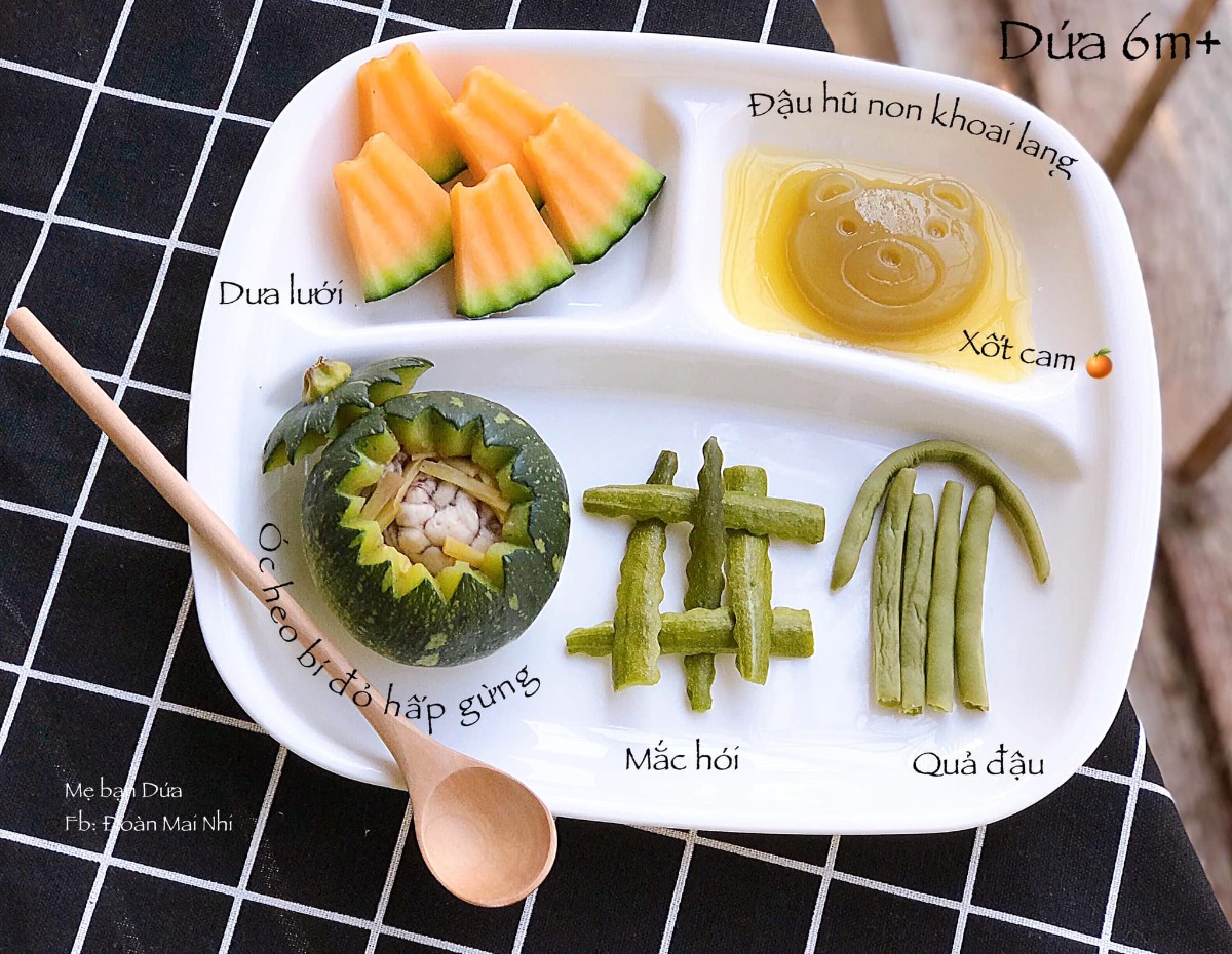 Chào các mom. Lại là mình đây 😂

Chia sẻ với các mom thực đơn Blw của bé 6m nhà mình.

Ngày trước mình từng nghĩ chả siểu sao cho bé 6m cầm đồ ăn cứng nthe. Hại dạ dày. Nhưng càng tìm hiểu và bắt tay vào làm càng thấy Blw là chân ái thật sự ♥️ Đồ ăn đa dạng quá trời.

Đã qua những ngày tháng ăn toàn su su vs cà rốt để tập 😂. Bà Dứa bà ấy chán. Đổi món cái lại hợp tác luôn. Thế là mẹ đc dịp bày vẽ chút.
Hôm nào con ăn gì bố mẹ ăn nấy theo.

Hôm nào mẹ rảnh thì mẹ làm bánh với bày vẽ tí. Không thì cứ auto hấp vào nồi cơm điện 😂

Bé nhà mình hiện đang theo E234 và ăn 1 bữa chính sau khi ngủ nap1 dậy 1h.