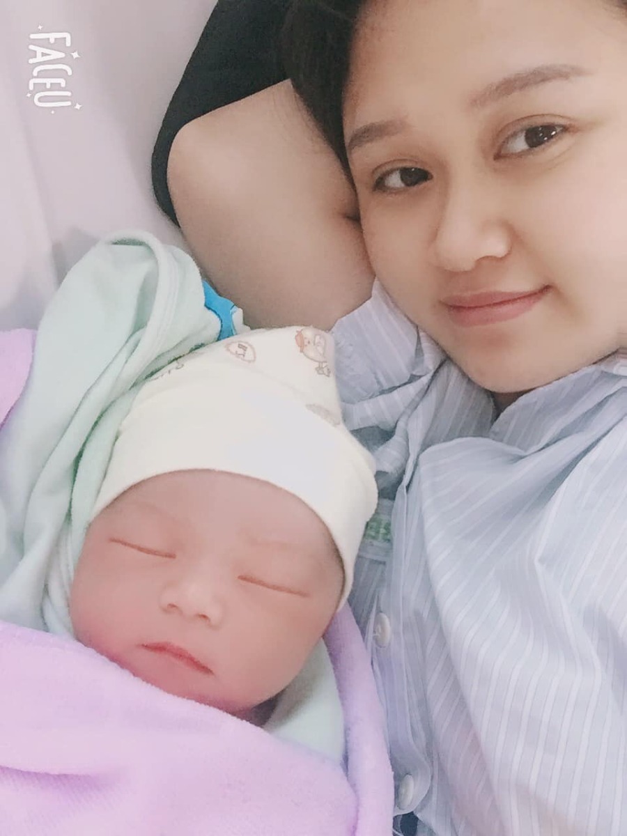 🤱🏻🤱🏻🤱🏻Em sinh bé hôm 17/12 .23h50p tại Bv Việt Nhật Bạch Mai
👸🏻 Đi sinh sướng như ở nhà. 
💰 Chi phí rẻ giật mình ( em sinh thường hết 273k )😅😅😅😅 rẻ hơn sinh ở Quê.
👩🏻‍⚕️ Các chị Y tá nhẹ nhàng nhiệt tình chu đáo. 
🤱🏻 Em sinh thường nên được da kề da với bé.
🏥 Phòng nghỉ dưỡng sau sinh sạch sẽ thoáng rộng. 
Mỗi tội lúc đau đẻ thì thề là không bao giờ đẻ nữa. Đau chết được.  Nhưng ôm được con vào lòng thì đẻ 1 hay 2 con nữa. Vẫn chọn Việt Nhật Bạch Mai.
🌺 Cảm ơn bác đỡ đẻ Nguyễn Thuý Loan. Và các chị Y tá giúp em mẹ tròn con vuông. ( lúc e đau toát mồ hôi các chị bật điều hoà cho. Khát nước các chị đút nước cho uống. Đau quá xin cầm tay để nắm cũng có chị lại nắm tay an ủi. ) lúc đó k phải là mẹ trẻ con. Mà em là trẻ con luôn ý ah. 
P/s: combo Sướng. 😁😁😁😁