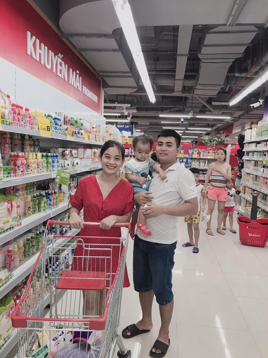 Mối tình sinh viên đây ạ,yêu nhau 4 năm cưới nhau 3 năm.yêu nhau từ cái thời 2 đứa đạp xe đạp đi mua iphone :)) giờ thì cũng đạp xe đạp nhưng là mua sữa với bỉm nha cả nhà ơi .

Chẳng mong gì nhiều chỉ mong về già cùng nhau nhổ tóc sâu cho nhau là hạnh phúc quá rồi ạ :))