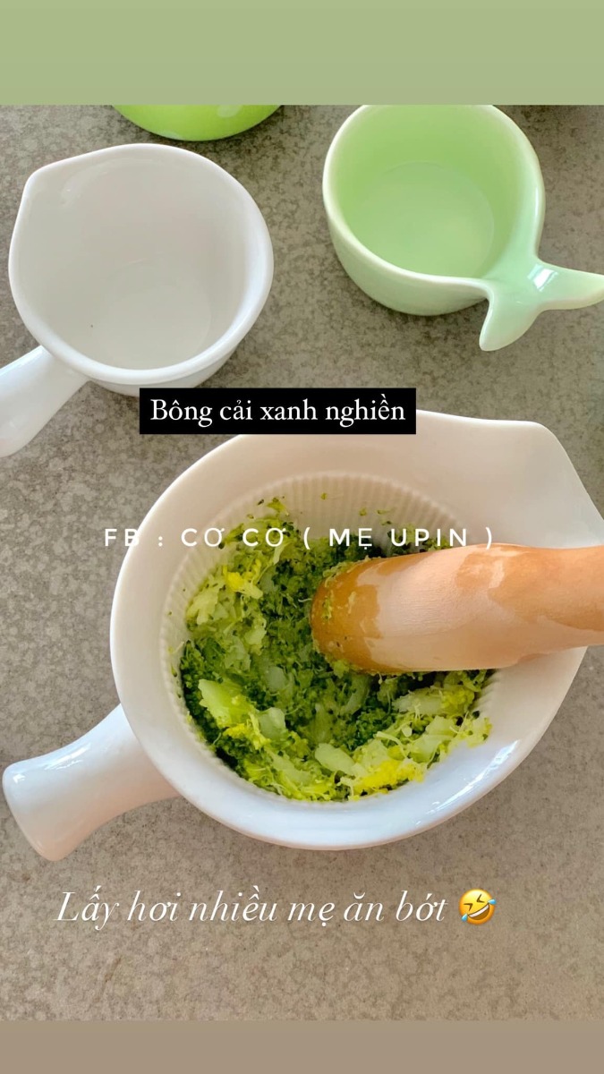 THỰC ĐƠN cho bé mới ăn dặm (5-6m+)
Mình xin chia sẽ tất tất tần những gì mình biết về ăn dặm, cách mình nấu, cách cho con ăn và kinh nghiệm mua những vật dụng cần thiết nhất, để tiết kiệm nhất cho các mẹ.

🍀ADKN

Ngoài ghế ăn và yếm ăn là 2 thứ phải có,thì kiểu Nhật sẽ cần : 

- Một bắt  ăn chính, 2 3 bát ăn phụ

- Muỗng ( 1-2 cái ) 

- Rây hoặc bộ chế biến có kèm chày cối ( mình thấy chày cối sdung nhiều ) 

- Khay trữ đông 

- Dầu ăn trộn cháo , kiểu Nhật chỉ toàn rau củ nên thiếu chất béo. Cần bổ sung dầu ăn cho con. ( cái này mình đc bác sĩ dinh dưỡng tư vấn khuyên dùng ) 

👉🏻👉🏻Mới ăn các mẹ cứ mua nhiêu đó trước, thiếu gì mua sau.

☘️☘️Sau 2 tuần nếu mẹ muốn đa dạng thực đơn hơn có thể mua thêm cac loai gia vị hữu cơ ( chuyên dùng cho bé ) như phô mai rắc, phô mai tách muối , bột chùm ngây, cải kale, dầu ăn, ...

Đổi món chính từ gạo sang các loại đậu, hạt, yến mạch, nui, mì....

🍀☘️☘️Cách mình cho bé ăn : 

-Ngày ăn một bữa sáng ( 9h30-10h ) ăn xong mình cho ti sữa luôn ( cho trọn vẹn một bữa ăn tránh ăn vặt bú vặt) 

-Nên tập thành thói quen luôn vì sau này khi tăng lên ngày 3 bưa ăn, mà cứ cách một tiếng ăn 2 tiếng bú thì mẹ vất lắm . 

-Lượng ăn minh tăng dần từ 5-7ml cho tới hết tháng đầu bé mình có thể ăn đc 50ml rùi( tỉ lệ cháo 1:10) có khi ăn hết có khi ko nha, mình ko ép bé. 

-Buổi chiều cho bé ăn thêm bữa phụ, rãnh thì làm các món quốc dân ( đậu hủ non, pudding trái cây,.. ) lười thì cứ bánh ăn dặm, sữa chua, trái cây nghiền hoặc ép cho bé. 

☘️☘️☘️☘️Cách nấu : 
Mình nấu sẳn dashi và cháo, trữ đông dùng dần trong 1 tuần. 

Mỗi sáng sau khi bé bắt đầu ngủ giấc đầu tiên tầm 8h-8h30 mình sẽ tranh thủ chuẩn bị.

Hôm đó nhà nấu món gì thì mình xén cho bé một miếng .( rau xanh hay củ gì đó )

Dashi và cháo rây sẳn mình lấy ra, bỏ vào nồi hấp cách thuỷ chung vs rau củ luôn. 

Hấp xong mình nghiền từng loại rau , củ có thể mix lại hoặc để riêng .

Vậy là xong một bữa rồi á, sau khi chụp sống ảo xong mình bỏ lại vào nồi hấp, lúc đó vẫn còn hơi nóng, giữ ấm ấm đợi bé dậy ăn. 

Đó là cách của mình, có mẹ nào có cách gì hay lẹ hơn cmt minh tham khảo với nha ❤️