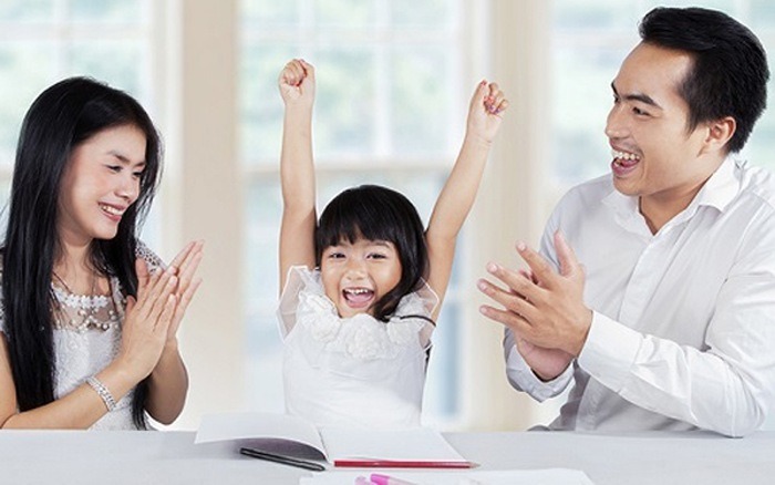 SỬ DỤNG LỜI KHEN ĐỂ DẠY CON

Lời khen phải cụ thể và chi tiết, miêu tả hành động mà bạn đang muốn rèn cho con. Lời khen trong trường hợp này là miêu tả và công nhận, miêu tả hành động/thái độ/việc làm của trẻ và công nhận là nó đúng, nó phù hợp, chấp nhận được và cần phát huy.

Nếu bạn khen con kiểu chung chung như rất tốt, con giỏi quá, con thông minh quá, trẻ dễ sinh ra tâm lý tự kiêu, nghĩ là mình giỏi, mình thông minh và khó chấp nhận khi bị thất bại.

Nếu bạn khen con rất tốt, vậy cái gì tốt, trẻ không biết rõ để tiếp tục phát huy.

Ví dụ bạn muốn rèn cho con tự giác ngồi vào bàn học, bạn nên tìm cách khen cho trẻ thấy trẻ đã tự giác như thế nào.

- Mức độ 1: Con đã không phàn nàn hay bực bội khi bố mẹ nhắc con ngồi vào bàn học.
- Mức độ 2: À, bố mẹ nhắc con tới giờ học là con ngồi vào bàn học mà không nói gì.
- Mức độ 3: Con ngồi vào bàn học ngay khi bố mẹ nhắc đã tới giờ đi học.
- Mức độ 4: Con tự nhớ tới giờ ngồi vào bàn học và lấy sách vở ra mà không cần bố mẹ nhắc câu nào.

Những lời nói ví dụ như trên thực chất là lời khen và miêu tả cụ thể hành động mà bạn muốn rèn cho con: Tự giác ngồi vào bàn học khi tới giờ học.