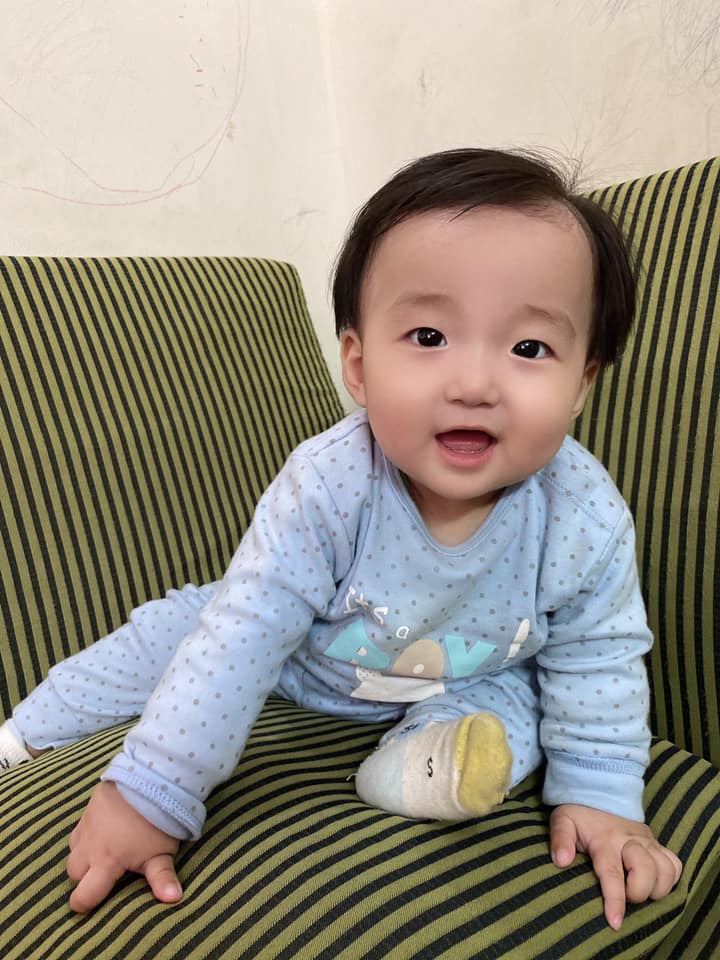 Cảm ơn Mamibabi ạ. 6,5m... trộm vía chàng trai của mẹ đã bò nhanh như 1 cơn gió và 7m... thì ngồi vững vàng mà không cần đến sự trợ giúp của ba mẹ. Yêu thương ❤️❤️❤️JINSU 7M😍
