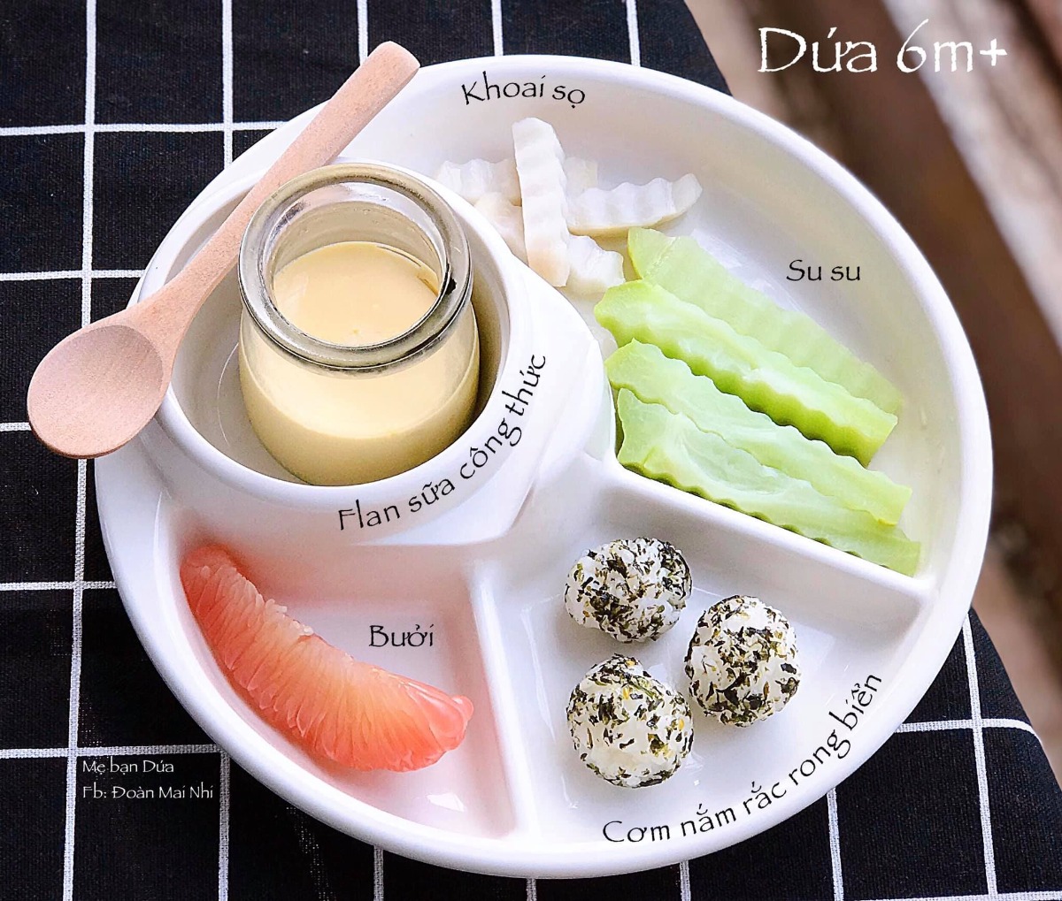 Chào các mom. Lại là mình đây 😂

Chia sẻ với các mom thực đơn Blw của bé 6m nhà mình.

Ngày trước mình từng nghĩ chả siểu sao cho bé 6m cầm đồ ăn cứng nthe. Hại dạ dày. Nhưng càng tìm hiểu và bắt tay vào làm càng thấy Blw là chân ái thật sự ♥️ Đồ ăn đa dạng quá trời.

Đã qua những ngày tháng ăn toàn su su vs cà rốt để tập 😂. Bà Dứa bà ấy chán. Đổi món cái lại hợp tác luôn. Thế là mẹ đc dịp bày vẽ chút.
Hôm nào con ăn gì bố mẹ ăn nấy theo.

Hôm nào mẹ rảnh thì mẹ làm bánh với bày vẽ tí. Không thì cứ auto hấp vào nồi cơm điện 😂

Bé nhà mình hiện đang theo E234 và ăn 1 bữa chính sau khi ngủ nap1 dậy 1h.