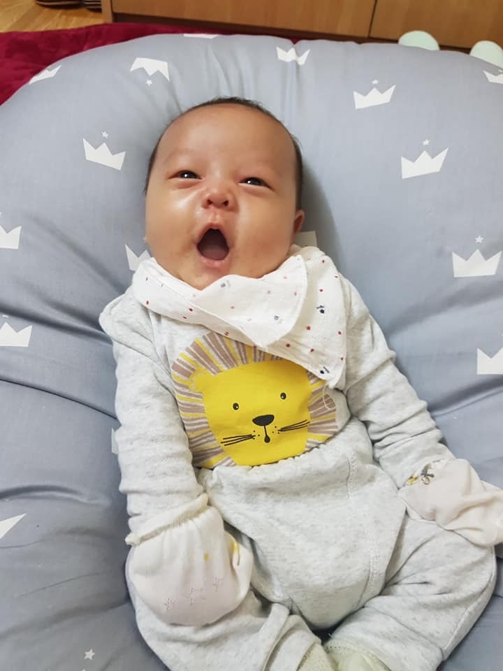 Con là thành viên mới ạ, mẹ con đang cho con chơi trò ú òa, trông con có như đang quan tâm ko các mẹ 🤣😂  
Cần Tây 2m ạ
