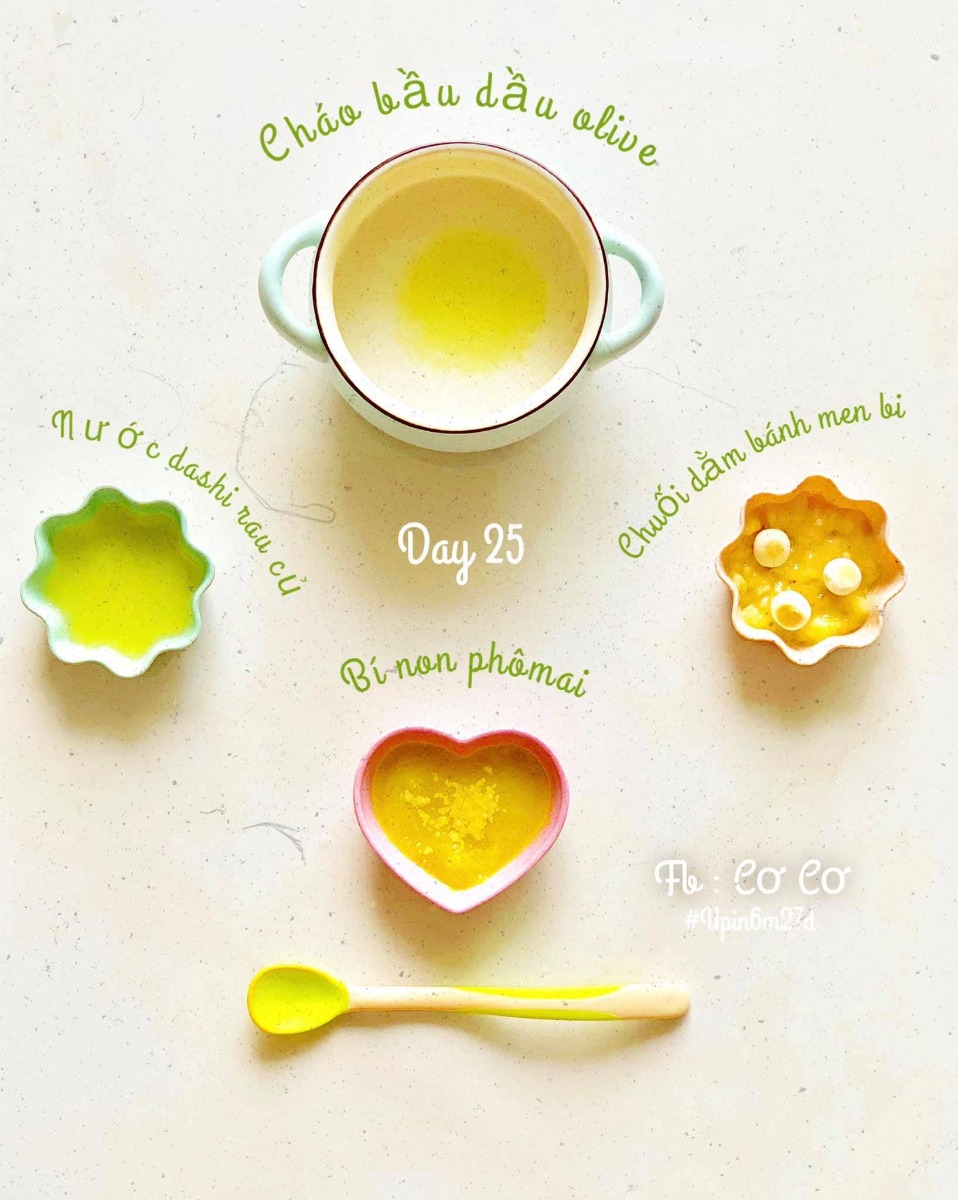 THỰC ĐƠN cho bé mới ăn dặm (5-6m+)
Mình xin chia sẽ tất tất tần những gì mình biết về ăn dặm, cách mình nấu, cách cho con ăn và kinh nghiệm mua những vật dụng cần thiết nhất, để tiết kiệm nhất cho các mẹ.

🍀ADKN

Ngoài ghế ăn và yếm ăn là 2 thứ phải có,thì kiểu Nhật sẽ cần : 

- Một bắt  ăn chính, 2 3 bát ăn phụ

- Muỗng ( 1-2 cái ) 

- Rây hoặc bộ chế biến có kèm chày cối ( mình thấy chày cối sdung nhiều ) 

- Khay trữ đông 

- Dầu ăn trộn cháo , kiểu Nhật chỉ toàn rau củ nên thiếu chất béo. Cần bổ sung dầu ăn cho con. ( cái này mình đc bác sĩ dinh dưỡng tư vấn khuyên dùng ) 

👉🏻👉🏻Mới ăn các mẹ cứ mua nhiêu đó trước, thiếu gì mua sau.

☘️☘️Sau 2 tuần nếu mẹ muốn đa dạng thực đơn hơn có thể mua thêm cac loai gia vị hữu cơ ( chuyên dùng cho bé ) như phô mai rắc, phô mai tách muối , bột chùm ngây, cải kale, dầu ăn, ...

Đổi món chính từ gạo sang các loại đậu, hạt, yến mạch, nui, mì....

🍀☘️☘️Cách mình cho bé ăn : 

-Ngày ăn một bữa sáng ( 9h30-10h ) ăn xong mình cho ti sữa luôn ( cho trọn vẹn một bữa ăn tránh ăn vặt bú vặt) 

-Nên tập thành thói quen luôn vì sau này khi tăng lên ngày 3 bưa ăn, mà cứ cách một tiếng ăn 2 tiếng bú thì mẹ vất lắm . 

-Lượng ăn minh tăng dần từ 5-7ml cho tới hết tháng đầu bé mình có thể ăn đc 50ml rùi( tỉ lệ cháo 1:10) có khi ăn hết có khi ko nha, mình ko ép bé. 

-Buổi chiều cho bé ăn thêm bữa phụ, rãnh thì làm các món quốc dân ( đậu hủ non, pudding trái cây,.. ) lười thì cứ bánh ăn dặm, sữa chua, trái cây nghiền hoặc ép cho bé. 

☘️☘️☘️☘️Cách nấu : 
Mình nấu sẳn dashi và cháo, trữ đông dùng dần trong 1 tuần. 

Mỗi sáng sau khi bé bắt đầu ngủ giấc đầu tiên tầm 8h-8h30 mình sẽ tranh thủ chuẩn bị.

Hôm đó nhà nấu món gì thì mình xén cho bé một miếng .( rau xanh hay củ gì đó )

Dashi và cháo rây sẳn mình lấy ra, bỏ vào nồi hấp cách thuỷ chung vs rau củ luôn. 

Hấp xong mình nghiền từng loại rau , củ có thể mix lại hoặc để riêng .

Vậy là xong một bữa rồi á, sau khi chụp sống ảo xong mình bỏ lại vào nồi hấp, lúc đó vẫn còn hơi nóng, giữ ấm ấm đợi bé dậy ăn. 

Đó là cách của mình, có mẹ nào có cách gì hay lẹ hơn cmt minh tham khảo với nha ❤️