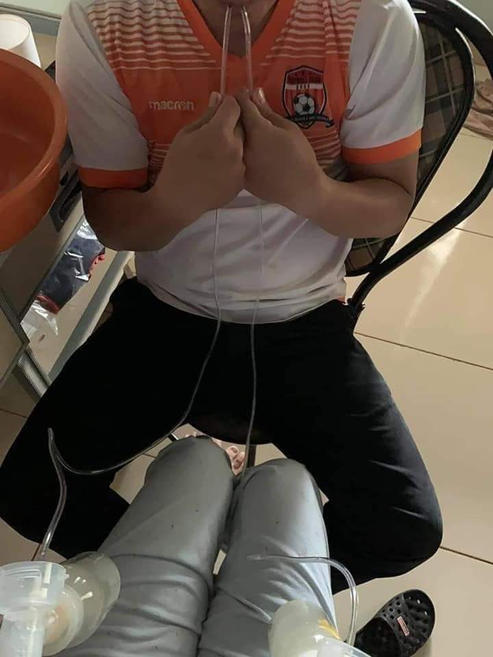 Như này có được gọi là người đàn ông "của gia đình" không mọi người...
Nhà mất điện mà đến cử hút sữa cho con rồi ông bố đóng vai làm máy hút sữa luôn nè...!