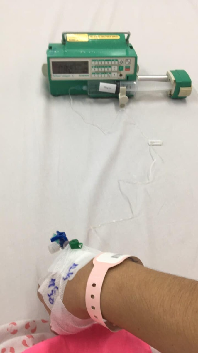 Review đi đẻ bệnh viện Hùng Vương 😀

Hút sữa xong cử 00:00 là e tỉnh ngủ, ngủ lại k được nên là buồn buồn viết bài review đi đẻ😌

13/09/2020 - Ngày mình gặp nhau đó Lavie à☺️

*** Thăm khám thai:
Từ đầu thai kỳ cho đến lúc vỡ chum e theo dõi bác sĩ tư, bác Hải Châu bv Hùng Vương . Bác hiền nhiệt tình, khám kỹ có điều lúc nào cũng đông nên là đi khám phải đi sớm nè.

*** Hành trình đi đẻ: 
Ngày 10/9/2020 e te te đi khám thai như bth, vô khám bs bảo nở 1phan về nhà theo dõi nếu tối có đau bụng thì vô bv ngay k thì mai quay lại khám tiếp, r mai quay lại khám thật tối đó khám xong bác kêu nhở 2phân r về nhập viện nha e, hỏng ai như e luôn sợ đẻ lắm hỏi bác mai sáng dc k, bác nói v thoi mai sáng cũng dc mà khuya có gì là nhập viện liền nha.

Xong về quyết định đi ăn cả thế giới, tối hôm đó vừa sợ vưa hồi hộp mà thấy sợ nhiều hơn nên là chẳng thể ngủ dc luôn.

Sáng hôm sau bs hẹn 8h nhập viện nhưng k 9h e mới dậy đi ăn sáng đồ thì đã soạn sẵn lúc tối r thế là 10h nhập viện, vô phòng nhận sanh bị la:
- ủa ủa khám thai mà đi đâu vô đây?
- dạ k chị ơi, e đi đẻ
- mấy tháng r mà đòi đẻ, ai kêu lên đây
- dạ e đi đẻ thiệt c, bác hải châu hẹn

Xong mới chịu cho e đẻ khổ ghê vậy😂😂 Thay đồ làm thủ tục xong e dc dắt lên phòng chờ sanh. đúng thật mới vô chưa đau bụng nên còn tung tăng lắm chụp hình tự sướng, đánh liên quân các kiểu, nhìn mấy chị kia đau rên mà mình ớn luôn, xong nghĩ chắc mình k đến nỗi v đâu 😅😅. Đợi tới 5h chiều vẫn chưa nở thêm đc phân nào cả. bắt vô khám trong và bị vỡ ói, ra truyền thuốc dục sinh thì ôi thoi chuyện gì tới cũng đã tới, nó đau thấy mấy chục ông mặt trời luôn chứ đừng nói là thấy 10 ông mặt trời. Chỉ biết nằm rên và thở đt thì dục 1 xó lunn, cứ mà gặp hộ lý nào đi ngang cũng kêu cho tiêm giảm đau nhưng k cho phải 3,4 phân mới đc tiêm😭😭😭. Chịu đau từ 17h đến 12h khuya thế là cuối cùng đã nở đc 3phan và đc gọi ck vô kí tên để tiêm giảm đau và cho vô phòng sanh.

Vô phòng sanh tiêm giảm đau xong thì mình lạnh và bngu kinh khủng, 1 phần đau quá nên cũng đuối. Trc đó nghe mấy mom khác review là tiêm giảm đau xong như là chết đi mà đc sống lại haizz e có thấy gì khác đâu, tiêm xong đang đau bụng lại dc bonus thêm đau lưng và đau 1 chân ủa là sao??? Nằm nhìn mấy mom khác sinh nào la nào khóc mà mình sợ thật sự luôn á, nằm đến 3h sáng bác khám trong vẫn k nở thêm dc phân nào, xong bác bảo thoi e ơi con e ngôi thai k sinh thường được r mổ nha e. Lúc này kiệt sức thật sự r gật đầu kiểu h bác muốn làm gì làm đi😂😂. 

Thế là bị đẩy đi mổ ăn cả combo đau đẻ và đau mổ oi thôiii. Vô phòng mổ lúc đầu là gây tê, bác vừa định rạch bụng mình vẫn còn cgiac, rồi k hiểu vì sao mình lại bị gây mê luôn. Ngủ 1 giấc k biết gì tầm 5,6h sáng mình dc đẩy xuống phòng hồi sức, nằm đấy đến 10h thì đc nhận con. Ẳm con lại chị ấy hỏi mình:

- Con em trai hay gái, nặng nhiêu kg e?
- Em đâu biết đâu chị
- Ủa sao kbiet e?
- E bị gây mê mà chị

Rồi chị đọc cân nặng và giới tính con, buồn thay ai cũng dc để con lên ngực, trc đó mình cứ nghĩ chắc khoảnh khắc đó nó thiêng liêng lắm, đc ôm con đc hôn con. Nhưng ko, chị ấy đặt con mình dưới chân😞😞😞. Nằm đợi đến 12h mình đc nhận phòng mẹ với con về phòng.

*** Tổng kết: 
Nhập viện 10h sáng ngày 12/9 xuất viện trua 12h ngày 16/9 nằm phòng 4 giường vì k còn phòng nào cả, cơm ngày 3 cữ đồ ăn ngon bị cái cử sáng mang lại rất sớm mới 5h sáng đã mang lại mà mình thì k có thói quen ăn sớm như vậy, phòng sạch sẽ, đc dọn vệ sinh mỗi ngày
Điểm trừ duy nhất là mẹ và bé nằm chung giường nhưng giường hơi nhỏ, khá là chật, gặp đau vết mổ nên là ngồi dậy và nhích ng thật sự rất đau. Và nếu đc e khuyên chân thành nếu có điều kiện thì nên chọn phòng 1 hoặc 2 giường thoi, vì ở chung nhiều ng, mỗi ng 1 ý gặp ng có ý thức thì k sao, như e ở cùng phòng với 2vc nọ con thì khóc miết k nín 1 giây phút nào kêu ra hỏi y tá bs xem sao thì k đi cứ để con khóc như vậy, đến khi con ngừng khóc thì đến 2vc nói chuyện đt um sùm cả phòng luôn, ở chung tập thể mà muốn chỉnh máy lạnh sao là chỉnh, thích thì tắt đèn k thích thì mở đèn ôi mình bực kinh khủng. 
Chỉ có vậy là điểm trừ thoi chứ

Bác sĩ, hộ sinh đều nhiệt tình nhẹ nhàng 💕

Tổng viện phí: 11trieu, mình tiêm thuốc kích sinh, tiêm mũi giảm đau, ở phòng 4g 800k, xông hơ vùng kín, gội đầu, tiền thuốc khi xuất viện ( mình đc hưởng bh 80% vì mổ cấp cứu trong vòng 24h)