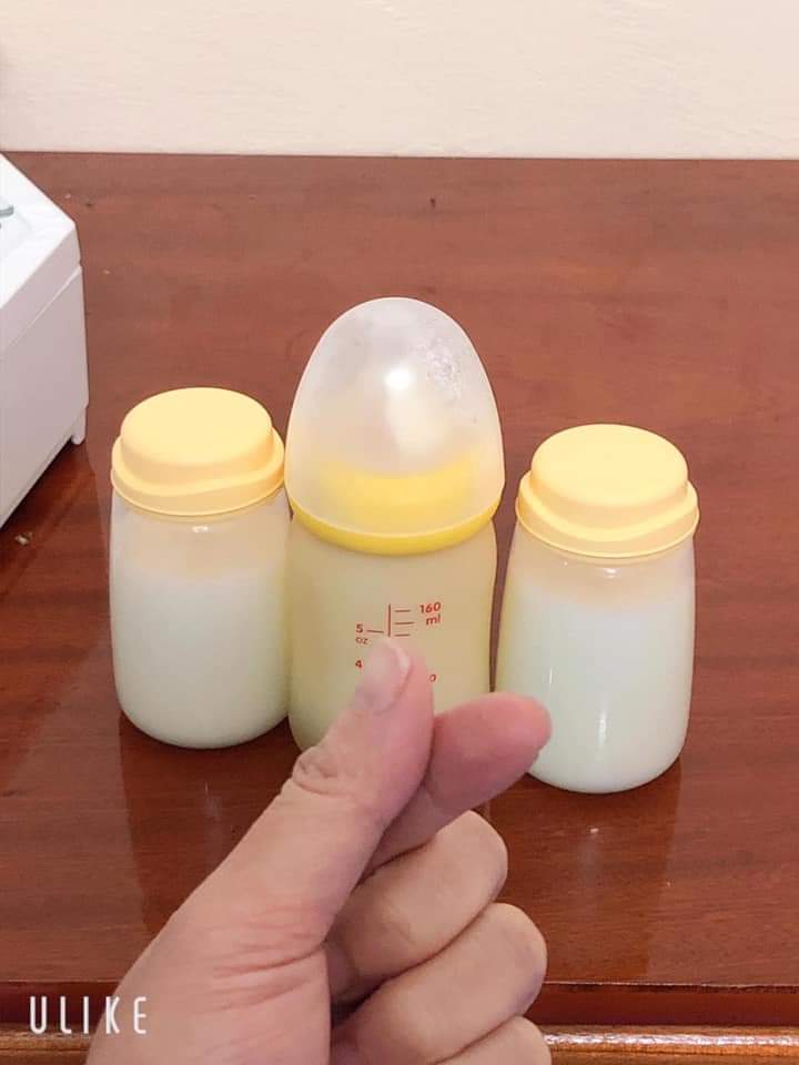 🥰Lạnh tnay vẫn phải làm bò sữa 🍼🍼🍼 , ngại quá các mẹ ạ. Ko hút thì ngực cứng ko ngủ nổi , chảy ướt người , đúng là muốn lười cũng ko thể lười nổi luôn😁😁 mặc dù e đã ngưng lợi sữa cả tháng nay rồi mà sữa vẫn cứ tràn bờ đê :))))
Trộm vía bé nhà e ti sữa mẹ htoan 4m đc 9kg .  
Mẹ nào ít sữa xin vía nhiều sữa của e e tặng nào 😊