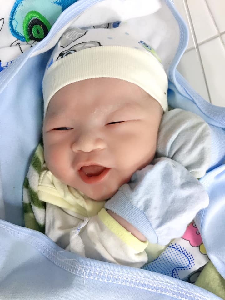 😤LÀM GÌ KHI TRẺ SƠ SINH BỊ NGHẸT MŨI😤

💥💥💥Trẻ sơ sinh bị #nghẹt_mũi, khó thở nên thường quấy khóc, bỏ ăn và đòi bế liên tục.

👉Dưới đây là các cách cha mẹ có thể áp dụng để trẻ cảm thấy dễ chịu và mau chóng khỏi bệnh.

🇨🇭🇨🇭Nhỏ mũi cho trẻ bằng nước muối
Nhỏ mũi bằng nước muối sinh lý giúp làm sạch mũi, sát khuẩn, ngăn ngừa các vi khuẩn tiếp tục tấn công khoang mũi khiến tình trạng bệnh trở nên nặng hơn. Ngoài ra, nhỏ mũi còn giúp làm mềm các vẩy cứng, làm loãng dịch nhầy trong khoang mũi, giúp dịch nhầy dễ dàng đào thải ra ngoài hơn. Nhỏ mũi khiến mũi thông thoáng hơn, ít nhất là trong một thời gian ngắn, giúp trẻ cảm thấy thoải mái, dễ thở.

⚡️Rửa mũi cho trẻ bằng nước muối sinh lý 0,9% và vệ sinh khoảng 3 - 5 lần/ngày, đặc biệt là trước khi cho trẻ bú và đi ngủ.

⚡️Cách nhỏ mũi cho trẻ: bế trẻ nằm ngửa, nhỏ vài giọt nước muối sinh lý vào từng bên mũi, chờ khoảng vài phút, lau sạch nước muối thừa chảy ra ngoài.

💧💧💧Chú ý, không nhỏ mũi bằng nước muối quá 4 ngày liên tiếp vì có thể làm khô dịch mũi của trẻ.

😤😤Hút mũi

⚡️Hút mũi giúp lấy bớt dịch nhầy trong khoang mũi của trẻ ra ngoài, trẻ sẽ cảm thấy dễ thở hơn. Sau khi nhỏ nước muối sinh lý, dịch nhầy được làm loãng hơn, cha mẹ có thể tiến hành hút mũi cho trẻ. ⚡️Sử dụng dụng cụ #hút_mũi chuyên dụng. Vệ sinh sạch sẽ trước khi dùng để không làm tình trạng #viêm_mũi của trẻ trở nên nghiêm trọng hơn. Không hút mũi cho trẻ quá nhiều lần trong 1 ngày, có thể làm kích ứng niêm mạc mũi của trẻ.

🌟🌟🌟Bổ sung độ ẩm không khí trong phòng

⚡️Không khí quá khô vào mùa đông hay cho trẻ nằm quá lâu trong phòng điều hòa có thể là nguyên nhân gây nghẹt mũi ở trẻ sơ sinh và là yếu tố tác động khiến tình trạng nghẹt mũi của trẻ trở nên nghiêm trọng hơn. Cha mẹ nên bổ sung độ ẩm không khí bằng cách chạy máy giữ ẩm để lỗ mũi của trẻ không bị khô, bớt đau rát.

🤗🤗🤗Nâng cao đầu của trẻ khi ngủ

Nâng cao đầu cho trẻ khi ngủ sẽ giúp trẻ dễ thở, ngủ ngon giấc hơn. Có thể đặt một chiếc khăn bên dưới đầu trẻ để nâng đầu cao hơn một chút.

💝💝💝Những điều tuyệt đối cần tránh khi trẻ sơ sinh bị nghẹt mũi

👉Hút mũi cho trẻ bằng miệng: có thể khiến vi khuẩn từ miệng người hút lây sang trẻ
👉Tự ý cho trẻ sử dụng thuốc co mạch, thuốc kháng sinh
👉Khi triệu chứng nghẹt mũi không có sự thuyên giảm có thể trẻ đã mắc bệnh lý và cần được thăm khám.