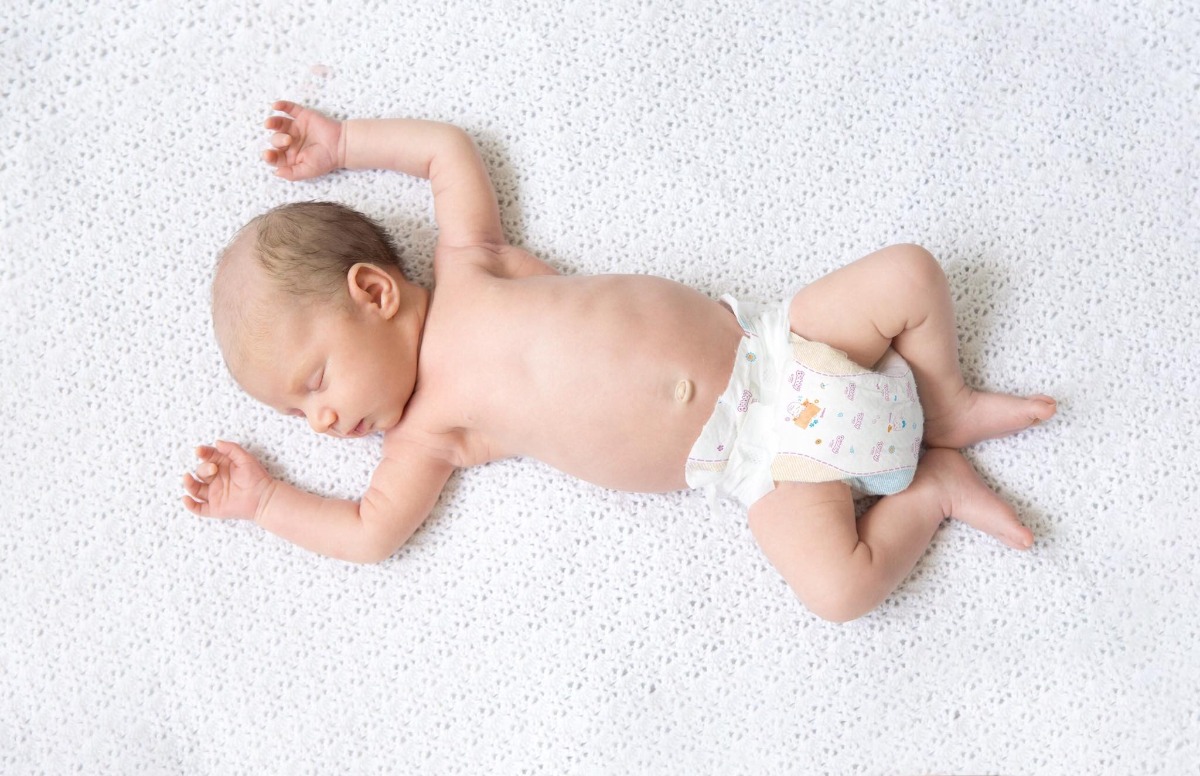 NGƯỜI MẸ QUAN TRỌNG NHƯ THẾ NÀO VỚI TRẺ, ĐẶC BIỆT LÀ BÉ SƠ SINH?
“Mẹ là người có thể thay thế bất kì ai, nhưng không ai có thể thay thế được mẹ”

Đây là câu nói nổi tiếng được lưu truyền rộng rãi ở Châu Âu về người mẹ đã được Đức Hồng Y người Thụy Sĩ Mermillod nói trong buổi thuyết giảng của mình. Câu nói này không chỉ khẳng định vai trò vô cùng quan trọng của người mẹ mà còn muốn nhắc đến thiên chức rất riêng của người phụ nữ. Cho đến nay, khoa học vẫn luôn khẳng định sức ảnh hưởng to lớn, cũng như tầm quan trọng khó có thể thay thế của người mẹ tác động lên sự phát triển của trẻ, đặc biệt là trẻ sơ sinh. Những nghiên cứu gần đây đã cho thấy những điều đặc biệt của người phụ nữ khi làm mẹ đã bộc lộ tiềm năng giúp các con của họ khỏe mạnh trong những năm đầu đời thông qua khả năng quan sát tỉ mỉ, linh cảm và đức tính hi sinh.

KHẢ NĂNG QUAN SÁT TỈ MỈ VÀ THẤU HIỂU
Khi nói về khả năng thấu hiểu của người mẹ, vị bác sỹ nổi tiếng người Đức - August Bier từng chia sẻ: Một người mẹ thông thái sẽ làm tốt hơn công việc của một bác sĩ tồi. Sự quan sát và am hiểu của người mẹ về những thay đổi từ sự thoải mái đến khó chịu của đứa trẻ trong một tình huống nào đó thậm chí còn có thể cung cấp những hiểu biết quan trọng cho những chuyên gia nghiên cứu về lĩnh vực nhi khoa. BS. Cooke, ĐH Bond, Úc từng nhấn mạnh: “Các bác sĩ cần lắng nghe họ!”, họ ở đây chính là những người mẹ.

Đơn cử như chuyện chọn tã dán sơ sinh cho trẻ, tôi tin chắc rằng các bà mẹ đều có thể trả lời vanh vách loại tã nào phù hợp với con họ nhất, con của họ đã ngủ ngon ra sao khi chúng được mặc chiếc tã phù hợp… Khoa học chưa bao giờ phủ nhận khả năng quan sát và thấu hiểu của mỗi người mẹ đối với con của họ. Đương nhiên điều này không có nghĩa rằng tất cả các bà mẹ đều có khả năng lựa chọn đúng ngay từ đầu cho con mình chiếc tã dán phù hợp. Song chính nhờ khả năng quan sát và thấu hiểu, những khó khăn “lần đầu” nhanh chóng sẽ được giải quyết cùng với sự giúp sức của các chuyên gia. Quan điểm tương đồng của các chuyên gia và của những bà mẹ trong việc lựa chọn tã dán sơ sinh chính là bề mặt toàn diện đáp ứng được cả yếu tố thấm hút tốt và mềm mại. Bởi lẽ làn da sơ sinh mỏng manh, nhạy cảm với tất cả những tác nhân bên ngoài, trẻ sơ sinh mặc tã gần như suốt ngày, do vậy một chiếc tã dán phù hợp và hoàn hảo cho trẻ cần đáp ứng được 2 tiêu chí nên trên.

1- Khả năng thấm hút của tã: Nếu chất tiêu bẩn không được thấm hút hết có thể tạo thành môi trường ẩm ướt bên trong tã, gây hăm tã và phát ban cho trẻ. Chính vì điều này mà tiêu chí quan trọng hàng đầu được đặt ra khi lựa chọn tã dán sơ sinh bao giờ cũng là khả năng thấm hút. Hiện nay trên thị trường có các loại tã mang cải tiến đáng chú ý về mặt này mà bố mẹ có thể cân nhắc như tã dán sơ sinh Bobby với cấu tạo bề mặt 4.000 lỗ thấm siêu tốc, giúp chất lỏng thấm nhanh hơn, giữ cho bề mặt khô thoáng, da trẻ sơ sinh được bảo vệ.

2- Độ mềm mại của tã: Một số chất liệu vải không đạt tiêu chuẩn có thể gây kích ứng, là tiền đề của dị ứng và hăm tã. Bề mặt nên làm bằng cotton để tạo sự mềm mại. Tã dán sơ sinh Bobby cải tiến với bề mặt Cotton-Soft mềm mại kết hợp Cream Vitamin E dịu nhẹ, chắc chắn sẽ vỗ về được làn da mỏng manh của con.

LINH CẢM CỦA NGƯỜI MẸ
Khoa học cũng đã chứng minh những linh cảm và quan sát của người mẹ là rất quan trọng để nhận ra những điều bất thường và chính điều này đã giúp các con có được “thời gian vàng” để cứu chữa hoặc can thiệp sớm. Cụ thể, TS. Warland, ĐH Nam Úc, từng nhấn mạnh: sự linh cảm của người phụ nữ lúc mang thai về bất thường trong chuyển động của thai nhi, đặc biệt sau 22 tuần thai, là rất quan trọng để nhận biết sự khỏe mạnh của thai. Làm mẹ là một hành trình và bạn cần phải trau dồi mỗi ngày. Thông thường, khi những người mẹ đến gặp tôi, tôi sẽ cho họ 1 danh sách các nhiệm vụ quan sát trẻ phát triển qua từng giai đoạn. Không ai khác, mẹ chính là người có thể kịp thời phát hiện những bất thường ở trẻ.

• Kiểm tra sự liếc mắt bằng di chuyển 1 vật thể để đánh giá sự di chuyển cả 2 con mắt từ bên này sang bên kia mà không cần quay đầu từ 3 tháng tuổi.

• Con có nghe được không, với những âm thanh nhỏ giữa 3 tuần tuổi và 3 tháng tuổi.

• Con có nằm úp được không, đặc biệt sau 3 tháng tuổi.

• Con có chú ý khi gọi tên con và bi bô vào độ tuổi học nói (khoảng 12 tháng tuổi)

• Sốt của con có theo chu kì (ban ngày hoặc ban đêm), có kéo dài (> 3 ngày), không có khuynh hướng giảm hoặc con đang ở độ tuổi nhỏ (< 6 tháng tuổi).

• Con có chú ý lắng nghe, nhìn vào mắt bạn khi giao tiếp hoặc không chú ý phần lớn các hoạt động và lời nói của bạn.

• Khi trẻ từ 18 tháng tuổi có thường biểu hiện tựa 2 tay vào chân để đứng lên từ tư thế ngồi hay nằm.

• Trẻ có nôn ói, mất đáp ứng, hoặc mất ý thức trong 24 giờ sau té ngã đụng đầu cho dù vết thương không mấy nghiêm trọng. Lúc này, cần đưa trẻ đi cấp cứu sớm nhất có thể

ĐỨC TÍNH HI SINH
Khi vừa biết tin mình được làm mẹ, người phụ nữ thường có khuynh hướng hi sinh mọi thứ cho đứa con của mình, thậm chí là cả mạng sống. Không ít những câu chuyện cảm động về những người mẹ từ chối điều trị ung thư khi biết mình mang thai để cho con sự sống. Điều này là do đâu? Với bằng chứng từ khoa học não bộ, GS. Kinsley, ĐH Richmond, Mỹ đã giải thích rằng: so với người phụ nữ chưa có con, khi bắt đầu mang thai người phụ nữ bắt đầu có sự tái cấu trúc một số vùng quan trọng trong não bộ lên đến 2 năm bao gồm gia tăng không gian, số lượng nơron thần kinh, tăng tiết hormone yêu thương và gia tăng chức năng hoạt động thần kinh,…Chính điều này đã làm họ trở thành “người mẹ” thực sự và đứa con là ưu tiên số 1 của họ. Đức tính này giúp ho không chỉ yêu thương mà còn có thể chấp nhận mọi khó khăn và vất vả để con của họ có được điều kiện phát triển tốt nhất.

-- BS. Anh Nguyen