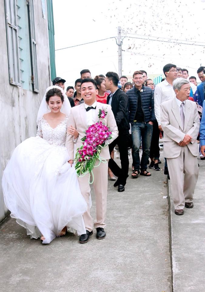 Mối tình sinh viên đây ạ,yêu nhau 4 năm cưới nhau 3 năm.yêu nhau từ cái thời 2 đứa đạp xe đạp đi mua iphone :)) giờ thì cũng đạp xe đạp nhưng là mua sữa với bỉm nha cả nhà ơi .

Chẳng mong gì nhiều chỉ mong về già cùng nhau nhổ tóc sâu cho nhau là hạnh phúc quá rồi ạ :))