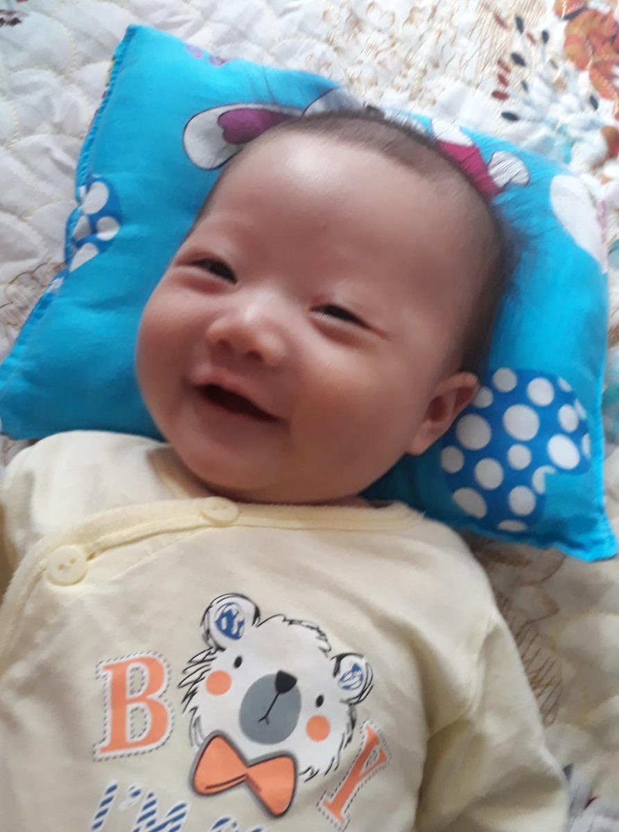 Đang cho chơi trò học hát các mẹ ạ, cười suốt thôi, tít hết cả mắt