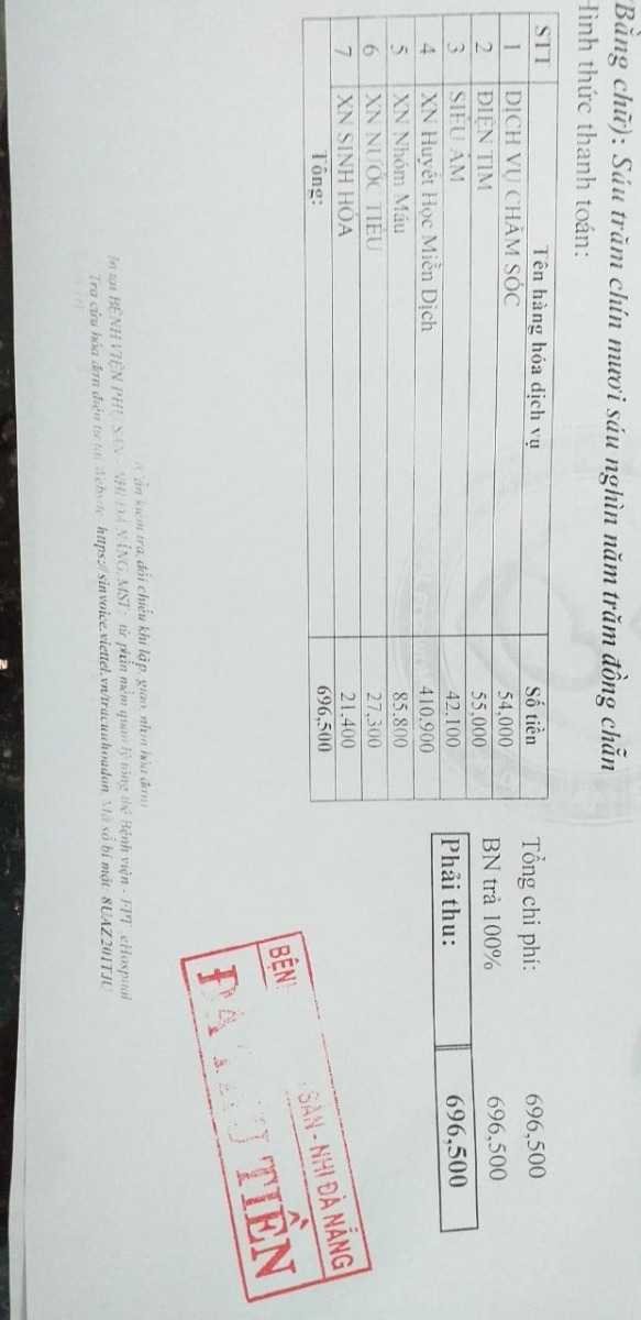 KINH NGHIỆM ĐI KHÁM ĐỂ LƯU HỒ SƠ TRƯỚC SINH Ở BỆNH VIỆN PHỤ SẢN NHI ĐÀ NẴNG (BỆNH VIỆN 600 GIƯỜNG)

Sa mới đi khám ngày hôm qua (22/12/20), có vài kinh nghiệm có thể sẽ hữu ích với các mẹ bầu có ý định sanh ở bv 600g. Sa chia sẻ ở đây, các mẹ tham khảo nha. Cũng là để lưu lại sau này có mần tập 2,3 gì đó thì còn có cái kinh nghiệm để xài, đỡ quên mất😊

Bước 1: Khâu chuẩn bị

- Để đỡ mất thời gian lấy số và chờ đợi, các mẹ bầu mình nên đăng ký lịch hẹn trực tuyến nha. Trên trang web của bệnh viện phụ sản nhi các mẹ vào mục Đặt lịch khám chữa bệnh trực tuyến rồi điền đầy đủ các thông tin => submit => mình sẽ nhận được Xác nhận hẹn giờ thành công và làm theo hướng dẫn như bên dưới nha. (cái này thực tình Sa cũng chưa có làm nhưng hôm qua đến khám, mình thấy quầy tiếp nhận ưu tiên (quầy số 5) có dán thông tin đặt lịch hẹn được ưu tiên làm thủ tục trước á nên các mẹ cứ thử nha)

- Khi đi khám, các mẹ mang theo chứng minh nhân dân và thẻ bảo hiểm y tế. (nếu là bảo hiểm trái tuyến thì không có được giảm trừ tiền khám đâu nhưng mà mình cứ mang theo để đưa cho các cô họ điền thông tin cho chính xác vì đôi khi mình nói họ không nghe rõ dẫn đến sai lệch thì sau này không khớp thông tin lại phiền phức)

- Các mẹ cũng nên mang theo 1 chai nước lọc, và chút đồ ăn để lấy máu xong mình ăn luôn cho đỡ đói vì mình có làm xét nghiệm glucose trong máu, cái này cần nhịn ăn (có thể uống nước lọc) 8h trước khi làm xét nghiệm để đảm bảo kết quả chính xác.

- Mình cũng nên mang theo một tập My clear để bỏ các giấy tờ và một cái túi để đựng được đồ ăn, áo khoác, ... vì mình phải chạy qua lại giữa các phòng nên mang một túi bỏ được các đồ sẽ tiện hơn, đỡ rơi vãi mà mẹ bầu phải cúi xuống nhặt đồ thì cực lắm. Các mẹ cũng nên mang theo tiền lẻ nha (để gửi xe với nộp tiền khám …vì mình đi sớm đôi khi các cô chưa có tiền thối mình lại phải chạy đi đổi)

- Buối tối, các mẹ nên ngủ sớm một chút để sáng hôm sau mình dậy sớm vì đi khám sớm thì thường ít người khám hơn, mình đỡ đợi lâu hơn (nếu có thể các mẹ nên tránh thứ 2 vì Sa nghe nói thứ 2 thường rất đông). Ở đây, bv bắt đầu làm việc từ 7h30 nhưng hôm qua Sa đi sớm thấy các bác, các cô 7h hơn đã bắt đầu làm thủ tục và khám rồi á (thương gì đâu á 😊)

Bước 2: Làm thủ tục

- Khai báo y tế: vì là mùa dịch nên ngay cổng bệnh viện (bên phải lối vào nhà để xe) có trạm khai báo y tế nhen các mẹ. Các mẹ phải khai báo y tế cho mình và người thân đi cùng, mang giấy này đưa cho cô ở cửa vào sảnh thì mới được vào khám nha. Kinh nghiệm của mình là bạn xuống xe đi vào khai báo y tế trong lúc người nhà đưa xe vào bãi giữ như vậy sẽ đỡ tốn thời gian và công mình đi từ nhà giữ xe lại chỗ khai báo (mà đi lại nhiều với mẹ bầu sắp sanh thì cũng là một nỗi khổ mà 😊)

- Quy trình khám như sau: Nếu các mẹ đã đăng ký lịch khám trực tuyến thì đến quầy số 5 (bên trái cửa vào) còn chưa thì mình lấy số ngồi đợi tới lượt (mình ngồi trước cho dễ nghe đọc số nha) => Khai báo các thông tin để các cô nhập vào (các mẹ nói mình đi khám trước sinh để lưu hồ sơ nhé) rồi sang bên cạnh nộp tiền khám (50 nghìn) => Sang phòng khám (khám tổng quát cân nặng, huyết áp) bác sĩ cho các chỉ định cần thiết (của mình là xét nghiệm máu, nước tiểu, siêu âm và đo tim thai)=> các mẹ đóng tiền (696,5k) =>mang các phiếu chỉ định này đi rải ở các phòng (phòng xét nghiệm, phòng siêu âm và phòng đo tim thai) đợi gọi tên rồi vào. => Khám và xét nghiệm xong, các mẹ mang kết quả đến phòng khám ban đầu để bác sĩ đọc kết quả, tư vấn là xong.

- Một số lưu ý để đỡ mất thời gian:
+ Các phòng khám cũng gần nhau nên các mẹ chọn chỗ ngồi nào ở giữa ấy để nghe cho rõ mà vào không bị quá lượt mất thời gian (với đứa mù không gian như Sa hôm qua phải chạy vòng quanh như gà mắc tóc ý vì không nhớ đường. hehe)
+ Vì xét nghiệm máu và và nước tiểu phải 2h sau mới có nên mình ưu tiên vào phòng đó trước nha.
+ Khi đo tim thai các mẹ không dùng điện thoại nhen, vì song điện thoại làm ảnh hưởng đến kết quả (trong lúc nằm đo tim thai, mình được xem video về tiến trình phát triển của bé 1h đầu sau sinh khi được da kề da với mẹ ấy. Sa thấy khá là bổ ích. Đặc biệt mình thấy người ta đặt em bé lên ngực mẹ rồi để bé tự tìm đến vú và bú một các rất bản năng chứ không phải như chúng ta thường hay bồng bế rồi nhét vú vào miệng cho bé ti đâu). Với nữa, các mẹ năm ngửa mệt quá có thể nằm nghiêng nha.

Chúc các mẹ đi khám trước sanh nhanh gọn lẹ và mẹ tròn con vuông nè 😊