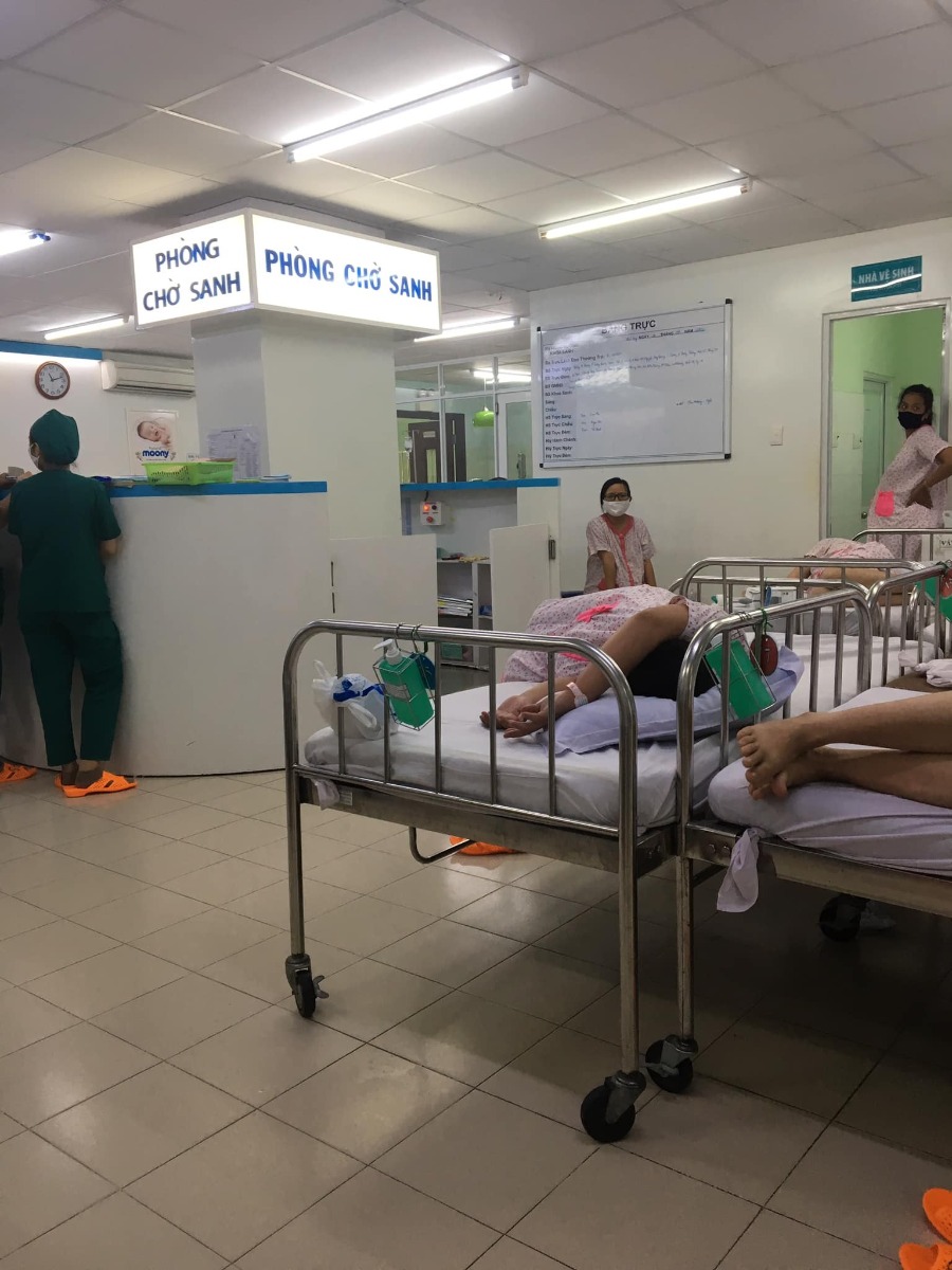 Review đi đẻ bệnh viện Hùng Vương 😀

Hút sữa xong cử 00:00 là e tỉnh ngủ, ngủ lại k được nên là buồn buồn viết bài review đi đẻ😌

13/09/2020 - Ngày mình gặp nhau đó Lavie à☺️

*** Thăm khám thai:
Từ đầu thai kỳ cho đến lúc vỡ chum e theo dõi bác sĩ tư, bác Hải Châu bv Hùng Vương . Bác hiền nhiệt tình, khám kỹ có điều lúc nào cũng đông nên là đi khám phải đi sớm nè.

*** Hành trình đi đẻ: 
Ngày 10/9/2020 e te te đi khám thai như bth, vô khám bs bảo nở 1phan về nhà theo dõi nếu tối có đau bụng thì vô bv ngay k thì mai quay lại khám tiếp, r mai quay lại khám thật tối đó khám xong bác kêu nhở 2phân r về nhập viện nha e, hỏng ai như e luôn sợ đẻ lắm hỏi bác mai sáng dc k, bác nói v thoi mai sáng cũng dc mà khuya có gì là nhập viện liền nha.

Xong về quyết định đi ăn cả thế giới, tối hôm đó vừa sợ vưa hồi hộp mà thấy sợ nhiều hơn nên là chẳng thể ngủ dc luôn.

Sáng hôm sau bs hẹn 8h nhập viện nhưng k 9h e mới dậy đi ăn sáng đồ thì đã soạn sẵn lúc tối r thế là 10h nhập viện, vô phòng nhận sanh bị la:
- ủa ủa khám thai mà đi đâu vô đây?
- dạ k chị ơi, e đi đẻ
- mấy tháng r mà đòi đẻ, ai kêu lên đây
- dạ e đi đẻ thiệt c, bác hải châu hẹn

Xong mới chịu cho e đẻ khổ ghê vậy😂😂 Thay đồ làm thủ tục xong e dc dắt lên phòng chờ sanh. đúng thật mới vô chưa đau bụng nên còn tung tăng lắm chụp hình tự sướng, đánh liên quân các kiểu, nhìn mấy chị kia đau rên mà mình ớn luôn, xong nghĩ chắc mình k đến nỗi v đâu 😅😅. Đợi tới 5h chiều vẫn chưa nở thêm đc phân nào cả. bắt vô khám trong và bị vỡ ói, ra truyền thuốc dục sinh thì ôi thoi chuyện gì tới cũng đã tới, nó đau thấy mấy chục ông mặt trời luôn chứ đừng nói là thấy 10 ông mặt trời. Chỉ biết nằm rên và thở đt thì dục 1 xó lunn, cứ mà gặp hộ lý nào đi ngang cũng kêu cho tiêm giảm đau nhưng k cho phải 3,4 phân mới đc tiêm😭😭😭. Chịu đau từ 17h đến 12h khuya thế là cuối cùng đã nở đc 3phan và đc gọi ck vô kí tên để tiêm giảm đau và cho vô phòng sanh.

Vô phòng sanh tiêm giảm đau xong thì mình lạnh và bngu kinh khủng, 1 phần đau quá nên cũng đuối. Trc đó nghe mấy mom khác review là tiêm giảm đau xong như là chết đi mà đc sống lại haizz e có thấy gì khác đâu, tiêm xong đang đau bụng lại dc bonus thêm đau lưng và đau 1 chân ủa là sao??? Nằm nhìn mấy mom khác sinh nào la nào khóc mà mình sợ thật sự luôn á, nằm đến 3h sáng bác khám trong vẫn k nở thêm dc phân nào, xong bác bảo thoi e ơi con e ngôi thai k sinh thường được r mổ nha e. Lúc này kiệt sức thật sự r gật đầu kiểu h bác muốn làm gì làm đi😂😂. 

Thế là bị đẩy đi mổ ăn cả combo đau đẻ và đau mổ oi thôiii. Vô phòng mổ lúc đầu là gây tê, bác vừa định rạch bụng mình vẫn còn cgiac, rồi k hiểu vì sao mình lại bị gây mê luôn. Ngủ 1 giấc k biết gì tầm 5,6h sáng mình dc đẩy xuống phòng hồi sức, nằm đấy đến 10h thì đc nhận con. Ẳm con lại chị ấy hỏi mình:

- Con em trai hay gái, nặng nhiêu kg e?
- Em đâu biết đâu chị
- Ủa sao kbiet e?
- E bị gây mê mà chị

Rồi chị đọc cân nặng và giới tính con, buồn thay ai cũng dc để con lên ngực, trc đó mình cứ nghĩ chắc khoảnh khắc đó nó thiêng liêng lắm, đc ôm con đc hôn con. Nhưng ko, chị ấy đặt con mình dưới chân😞😞😞. Nằm đợi đến 12h mình đc nhận phòng mẹ với con về phòng.

*** Tổng kết: 
Nhập viện 10h sáng ngày 12/9 xuất viện trua 12h ngày 16/9 nằm phòng 4 giường vì k còn phòng nào cả, cơm ngày 3 cữ đồ ăn ngon bị cái cử sáng mang lại rất sớm mới 5h sáng đã mang lại mà mình thì k có thói quen ăn sớm như vậy, phòng sạch sẽ, đc dọn vệ sinh mỗi ngày
Điểm trừ duy nhất là mẹ và bé nằm chung giường nhưng giường hơi nhỏ, khá là chật, gặp đau vết mổ nên là ngồi dậy và nhích ng thật sự rất đau. Và nếu đc e khuyên chân thành nếu có điều kiện thì nên chọn phòng 1 hoặc 2 giường thoi, vì ở chung nhiều ng, mỗi ng 1 ý gặp ng có ý thức thì k sao, như e ở cùng phòng với 2vc nọ con thì khóc miết k nín 1 giây phút nào kêu ra hỏi y tá bs xem sao thì k đi cứ để con khóc như vậy, đến khi con ngừng khóc thì đến 2vc nói chuyện đt um sùm cả phòng luôn, ở chung tập thể mà muốn chỉnh máy lạnh sao là chỉnh, thích thì tắt đèn k thích thì mở đèn ôi mình bực kinh khủng. 
Chỉ có vậy là điểm trừ thoi chứ

Bác sĩ, hộ sinh đều nhiệt tình nhẹ nhàng 💕

Tổng viện phí: 11trieu, mình tiêm thuốc kích sinh, tiêm mũi giảm đau, ở phòng 4g 800k, xông hơ vùng kín, gội đầu, tiền thuốc khi xuất viện ( mình đc hưởng bh 80% vì mổ cấp cứu trong vòng 24h)