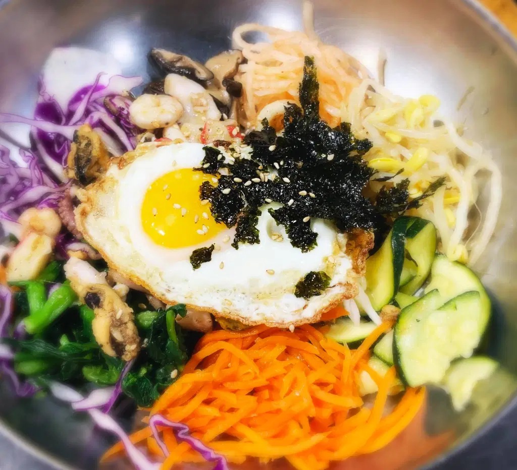 THỰC ĐƠN TIỂU ĐƯỜNG THAI KỲ
Chào bạn. Khi biết là có bệnh TĐTK hoặc TĐ2 thì nhiều người rất là lo lắng.

👌 Cách giảm TĐTK và TĐ2 hiệu quả nhất là ăn kiêng (giảm tinh bột và giảm ngọt).
👌 Cách giảm TĐTK và TĐ2 hiệu quả nhì là tập thể dục
👌 Các thuốc tây có hiệu quả nhưng mà bạn vẫn nên ăn kiêng và tập thể dục, nếu không dần dần sẽ lờn thuốc.
👌 Bạn đừng tin các thuốc nam, các loại bánh, đường cho người tiểu đường nhé. Không có hiệu quả gì nhiều đâu.
👌 Bạn không cần phải lo. Vì đồ ăn cho các bà Mẹ TĐTK và TĐ2 rất phong phú và ngon miệng. Và đầy đủ dinh dưỡng cho người Mẹ và em Bé, và người TĐ2.

Đầu tiên là các bạn nên mừng là đã khám ra bệnh. Có nhiều có bệnh nhưng mà không đủ điều kiện để khám bác sỹ nên không biết có bệnh mà trị.

Điều thứ nhì là các bạn đừng buồn vì bệnh TĐTK và TĐ2 hoàn toàn trong tầm quản lý của bạn.

Điều thứ ba là bệnh TĐTK và TĐ2 sẽ dạy cho bạn một cách ăn uống bổ dưỡng. Qua cách an uống này, bạn có thể áp dụng sau khi sinh và có thể tăng sức khoẻ lâu dày. Thậm chí, nếu bạn xây dựng thói quen ăn giảm tinh bột và tập thể dục thường xuyên thì sức khoẻ sau này của bạn sẽ có thể tốt hơn là những người không bị bệnh.

Bạn cố lên nhé! Chúc bạn và em bé và gia đình khoẻ mạnh.

👌👌👌 Nguyên tắc ăn giảm tinh bột cho TĐTK và TĐ2:
Trong một buổi ăn, hạn chế mức tinh bột dưới 45 grams:

Tinh bột: bao gồm cơm, hủ tiếu, bún, miến, mì, bánh đa, bánh mì, các loại khoai: tối đa là 1/2 chén (khoản 20 grams) trong một buổi ăn. (Khởi đầu bằng 1/2 chén cơm mỗi buổi. Nếu chỉ số tốt thì bạn có thể tăng thử lên 1 chén và thử máu xem sao. Nếu cao thì giảm lại 1/2 chén)
Rau ăn 1-2chén trong một buổi ăn. Ăn rau thoải mái không cần hạn chế vì rau có rất tinh bột (khoản 4 grams cho 1 chén). Ngoài ra rau có nhiều dinh dưỡng (các loại Vitamin, chất khoáng, folate, chất kẽm). Rau có chất sơ giúp tinh bột thu hấp chậm vào người — làm tăng đường chậm hơn sau khi ăn.
Chất đạm, bao gồm: thịt, cá, đồ biển, trứng, đậu hủ: Ăn ít nhất 1 chén trong một buổi ăn, có thể ăn nhiều hơn nếu cần. Chất đạm không có tinh bột nên bạn có thể ăn thoải mái. Chất đạm rất cần thiết cho sự phát triển của bé. Ngoài ra trong chất đạm có chất mỡ tốt cho em bé. Lưu ý là không ăn cá biển lớn vì có thuỷ ngân (nhất là các Mẹ Bầu).

Mỗi người mỗi khác, nên nên đo máu sau buổi ăn để điều chỉnh mức tinh bột theo lượng máu cho phép (sau 1 giờ là <7,8 mmol/L và sau 2 giờ là <6,7 mmol/L cho TĐTK. Và sau 2h<7,8 cho TĐ2)

👌👌👌 Nên thay tinh bột bằng gì?

👌👌👌 Canh rau

Mỗi buổi ăn lúc trước ăn khoản 2 chén cơm, bây giờ hạn chế xuống dưới 1/2 chén cơm thì thay thế cơm bằng gì? Rất đơn giản. Bạn có thể thay cơm bằng các loại rau luộc. Thí dụ bạn làm cá kho hoặc thịt kho (những món chất đạm thì bạn ăn vẫn bình thường không cần hạn chế — chỉ nấu không sử dụng đường thôi), thì bạn có thể ăn thêm bầu luộc, rau muốn luộc, cải luộc, đậu que luộc, bó xôi luộc để thay cơm. Ăn rất là ngon!

Và trong rau luộc có rất nhiều dinh dưỡng cho em bé (trong cơm thì không có dinh dưỡng gì). Nên bạn vừa trị bệnh TĐTK mà vừa tăng dinh dưỡng cho em bé và bản thân.

Rau luộc không chỉ có thể thay cơm không, mà có thể thay luôn các món nước. Thí dụ như khi ăn phở, thì bạn chỉ ăn tối đa 1/2 bánh phở, còn lại thì cho thêm giá luộc, bắp cải luộc, hoặc các loại rau khác mà bạn yêu thích. Chúc ngon miệng.

Thí dụ: bầu luộc ăn với tôm rim thay cơm

Thí dụ: bạn có thể dùng bí đỏ thay cơm. Bí đỏ bạn cắt ra từng cộng nhỏ và xào hoặc luộc. Bí đỏ có nhiều Vitamin A tốt cho mắt của em bé và người Mẹ.

👌👌👌 Bí đỏ thay cơm
Đây là một món dễ làm và dễ ăn. Bí đỏ và rau chỉ cần luộc.

Nhân liệu cho 1 phần ăn:
- 1/2 chén bí đỏ luộc
- 1/2 chén rau luộc
- 1/2 chén chả cá (luộc) rồi xào sơ lại. Đừng chiên giòn vì đồ ăn chiên không tốt cho sức khoẻ
- Ăn với nước tương hoặc nước nắm chấm (không đường)

👌👌👌 Rau luộc thay cơm, bánh phở, bún
Thay vì ăn cơm, bún, hủ tiếu, mỳ, miến, bánh đa thì bạn ăn nhiều rau luộc để thay. Khi bạn thay bằng rau có nhiều lợi ích vì rau có rất nhiều vitamin và khoáng chất cần thiết cho em bét phát triển. Tinh bột không có những vitamin và khoáng chất cho em bé.

Khi bạn ăn rau luộc thì ăn đến no thôi, không cần kiêng. Ăn thoải mái.

Ngoài rau rau luộc giúp bạn no ăn là ăn tinh bột. Và rau thì sẽ giúp đường tiêu hoá của bạn hoạt động tốt. Và da mặt đẹp.

👌👌👌 Bầu luộc

👌👌👌 Cải ngọt luộc

👌👌👌 Su su luộc thay cơm
Su Su có nhiều folate là giúp cho não của em bé phát triển. Luộc thay cơm. Ăn với đồ ăn chấm nước tương hoặc xào với trứng điều rất ngon.

👌👌👌 Yến mạch thay cơm

Yến mạch là một món ăn thay cơm rất tốt.

Số lượng tinh bột của yến mạch chỉ phân nửa so với cơm, nên bạn có thể ăn 1 chén yến bạch trong vòng buổi ăn (nhưng nhớ đo đường trong máu và chỉnh sửa nhé). Yến mạch còn có nhiều chất sơ, giúp tiêu hoá tốt và hạ mỡ trong máu.

Mua loại yến mạch (old fashion). Loại này có nhiều sơ nên tốt hơn loại (quick). Bạn có thể xem thông tin mua ở đây. Các siêu thị lớn điều có bán.

Cách nấu: Bạn có thể nấu như bạn nấu cơm: nấu với nước cho chính.

Nếu ăn thay cơm cho buổi trưa và buổi chiều, thì ăn với đồ ăn như rau và thịt/cá/trứng/đậu hủ bình thường. Cơm thỉ chỉ ăn 1/2 chén. Yến mạch thì có thể ăn 1 chén.

Bạn cũng có thể nấu như cháo: cháo cá, cháo thịt. Thí dụ; Cháo Yến Mạch với Thịt Bò.

Cách nấu:
- Bỏ yến mạch nấu với cà rốt, bông cải xanh (cắt nhỏ) vào nước nấu như cháo.
- Xào thịt bò với hành tỏi riêng, muối, dầu.
- Sau khi cháo yến mạch chín thì bỏ thịt bò vào với cháo nấu thêm vài phút.

👌👌👌 Diêm mạch (Quinoa)

Có bạn hỏi là có thể ăn Diêm Mạch thay cơm được không? Diêm Mạch có rất nhiều vitamin và chất khoán tốt (bao gồm chất sắc). Và cũng có tinh bột nên có thể thay cơm. Xin lưu ý:

Một chén diêm mạch đã nấu chín có khoản 39gram tinh bột. Cơm gạo trắng có khoảng 45-53gram. Yến mạch là thấp hơn có khoản 28gram.
Nên bạn cũng chỉ ăn từ 1/2-1 chén cho mỗi buổi ăn. Và nhớ đo đường trong máu sau khi ăn.
Nhớ là ngâm qua đêm trước khi nấu để dễ tiêu hoá.

👌👌👌 Làm sao ăn rau luộc ngon hơn?

Sau khi bạn luộc rau, có thể cho 1 muỗng dầu mè và 1 muỗng nước tương, và 1 muỗng mè vào rau. Dầu mè có chất béo tốt cho não và giúp cho bạn no lâu hơn.

👌👌👌 Ăn sáng nên ăn gì?

Có rất nhiều Mẹ Bầu đau đầu về buối sáng. Có bạn chỉ ăn 2 quả dưa leo và uống sữa rồi cảm thấy đói quá chừng. Thấy lo cho các bạn quá.
Thật ra buổi sáng là buổi ăn có thể ăn ngon lành. 

Các bạn vẫn có thể ăn những món mình yêu thích, như phở, hủ tiếu, bún riêu, mì quảng. Các bạn phải chiệu khó thay đổi một chút. 

👌👌👌 Tại sao buổi sáng ăn đồ ăn nước ngoài đường (phở, bún, hủ tiếu) là đường lên quá vậy?

Câu hỏi rất hay, các loại bún, bánh phở, hủ tiểu, mỳ, bánh đa, miến điều có nhiều tinh bột. Cũng nhiều bằng cơm.

Nếu bạn ăn đồ ăn ngoài đường người bán cho rất nhiều bánh và ít thịt và rau. Mà bạn có yêu cầu người bán cho ít bánh thì họ cũng sẽ cho nhiều.

Nếu ăn ở ngoài đường thì thường là gọi 2 tô: chỉ ăn 1/2 chén bánh. Có nghĩa là ăn 1/2 bánh của 1 tô, và bánh của tố thứ nhì thì bỏ hoàn toàn. Và gì bạn đã giảm bánh thì phải tăng thịt và rau lên. Nếu không rất đói. Đó là lý do gọi 2 tô. Một tô hoàng toàn không ăn bánh chỉ lấy thịt và rau. Một tô thì chỉ lấy 1/2 bánh. Thịt và rau rất ít tinh bột nên sẽ không tăng đường nhiều. Cố lên nhé bạn.

Nếu ăn bánh mì thì cũng nên gọi 2 ổ. Và chỉ ăn 1/2 bánh mì và ăn hết thịt và rau.

👌👌👌 Bún riêu
- 150 gram chất đạm: thịt, trứng, cua
- 1/2 chén bún
- 3 miếng đậu hũ
- 3 quả cà chua
- 1 quả me
- 10ml mắm tôm
- Hành tím, hành lá, rau mùi
- Rau sống: rau muống, bắp chuối, xà lách, giá,
- Hạt tiêu, hạt nêm, nước mắm, dầu ăn

👌👌👌 Nấu ăn sáng nhanh: Trứng sốt cà
Hôm nào bạn không có thời gian, thì có thể làm món trứng sốt cà. Ăn rất là đậm đà.

Nhân liệu cho 1 phần ăn:
- 2 quả trứng
- 3 quả cà chua
- Hành lá, tỏi, dầu ăn
- Một ít muối, nước tương
- Bạn có thể xem công thức ở đây.

👌👌👌 Tại sao ăn sáng đồ ăn bên ngoài mà đường tăng quá?

Nếu bạn ăn đồ ăn ngoài đường người bán cho rất nhiều bánh và ít thịt và rau. Mà bạn có yêu cầu người bán cho ít bánh thì họ cũng sẽ cho nhiều.

Nếu ăn ở ngoài đường thì thường là gọi 2 tô: chỉ ăn 1/2 chén bánh. Có nghĩa là ăn 1/2 bánh của 1 tô, và bánh của tố thứ nhì thì bỏ hoàn toàn. Và gì bạn đã giảm bánh thì phải tăng thịt và rau lên. Nếu không rất đói. Đó là lý do gọi 2 tô. Một tô hoàng toàn không ăn bánh chỉ lấy thịt và rau. Một tô thì chỉ lấy 1/2 bánh. Thịt và rau rất ít tinh bột nên sẽ không tăng đường nhiều. Cố lên nhé bạn.

Nếu bạn nấu ở nhà (như trong hình) thì ăn ăn thật nhiều thịt/cá/rau và ít bánh.

Một cách khác là bạn có thể nấu đồ ăn buổi tối nhiều một chút. Rồi buổi sáng ăn lại đồ ăn buổi tối (1/2 chén cơm + 1chén thịt/cá/trứng/đậu hủ và 1-2 chén rau). Ăn sáng mà ăn nhiều thì tốt vì sẽ no lâu và có sức làm việc.

👌👌👌 Món canh
Nếu bạn không có thời gian, thì món canh là dễ nhất. Canh có thể bỏ nhiều rau và chất đạm( thịt, hải sản, đậu hủ, trứng). Và ăn một tô thật là to đến khi no. Nếu thèm cơm thì có thể ăn một ít (tối đa là 1/2 chén- tuỳ theo mức đường trong máu sau khi ăn). Nhưng phần chính là một tô rau rất to. Ăn riết khi quen thì có thể bỏ hẳn cơm luôn.

👌👌👌 Canh cải hải sản
- 1 bó cải 100 gr hải sản,
- đậu hủ (nếu muốn)
- nấm
- 1/2 tbsp muối
- 1 tsp tiêu
- 1/2 nước tương
- hành lá
- Canh su hầm thịt
- Nếu bạn vẫn thèm tinh bột thì đây là một món có thể sẽ giúp bạn cảm thấy đã thèm. Bạn có thể sử dụng một ít khoai tây (1 củ nhỏ) cho một phần ăn. Nấu một tô thật to và ăn cho đã thèm (nhưng không ăn thêm cơm nhé)

Nhân liệu cho 1 phần ăn:
- 1 trái su
- 1 củ khoai tây nhỏ
- 1 củ cải trắng
- 1 củ cà rốt
- thịt
- muối

👌👌👌 Canh Bông Cải Trắng
Nhân liệu cho 1 phần:
- 2 chén bắp cải trắng
- 200 grams tôm
- Muối, tiêu
- Có thể bỏ thêm củ cải trắng để nấu cho ngọt nước canh

👌👌👌 Canh bí đỏ

👌👌👌 Súp đậu hủ
Thành phần: Đậu hủ, nấm, carrot, bắp, tim hạt sen

👌👌👌 Canh củ cải trắng

👌👌👌 Súp Rau Củ. Món này nhiều vitamin cho em bé
Thành phần: 1/2 củ khoai tây, 1 củ cà rốt, 1 miếng cần tây, 6 miếng nấm rơm

👌👌👌 Các món mặn
Các món mặn ăn tốt vì có nhiều chất đạm. Trường Đại Học UCSF của Mỹ khuyên là Mẹ Bầu nên ăn ít nhất 60 gram chất đạm mỗi ngày. Chất đạm rất cần thiết cho sự phát triển của em bé. Đồ ăn nhiều chất đạm như: thịt, cá, hải sản, trứng, đậu hủ.

👌👌👌 Tôm rim
Món này bạn có thể làm ăn rất ngon. Thay vì cơm thì luộc một tô rau ăn sẽ thất rất ngon. Như một tô cải làng luộc hoặc rau muống luộc. Bạn đừng bỏ đường. Nếu muốn thì có thể sử dung một ít khóm để có vị ngọt.

👌👌👌 Cá sốt cà
Cá có nhiều chất mỡ tốt cho sự phát triển của não (omega 3). Và cá cũng là chất đạm tốt. Nhưng không nên ăn các loại các biển lớn vì có nhiều thuỷ ngân. Nên ăn các loại cá nhỏ.

👌👌👌 Ăn cá loại nào tốt mà ít thuỷ ngân?

Ăn cá là tốt vì ít tăng đường và có omega 3 tốt cho phát triển não. Nhưng tránh các loại cá biển lớn vì có thuỷ ngân nhiều. Đây là các loại bạn nên lưu ý.

Thủy hải sản có hàm lượng thủy ngân thấp nhất: Nên ăn 2 – 3 lần/tuần
- Cá cơm;
- Cá đù Đại Tây Dương;
- Cá bạc má Đại Tây Dương và Thái Bình Dương;
- Cá vược đen;
- Cá chim;
- Cá da trơn;
- Sò;
- Cá tuyết;
- Cua;
- Tôm hùm đất;
- Cá bơn;
- Cá Haddock – một loại cá tuyết;
- Cá tuyết than;
- Cá trích;
- Tôm hùm Mỹ;
- Cá đối;
- Hàu;
- Cá rô;
- Cá chó;
- Cá hồi;
- Cá mòi;
- Sò điệp;
- Cá rô phi;
- Mực;
- Cá ngừ.

Thủy hải sản có mức độ thủy ngân vừa phải: Ăn 1 lần/tuần 
- Cá trâu;
- Cá chép;
- Cá vược;
- Cá mú;
- Cá chim lớn;
- Cá nục heo;
- Cá chày;
- Cá rô đại dương;
- Cá than;
- Cá đầu cừu/cá tù;
- Cá hồng;
- Cá thu Tây Ban Nha;
- Cá ngói;
- Cá ngừ trắng;
- Cá ngừ vây vàng.

Thủy hải sản có mức thủy ngân cao nhất: Nên tránh
- Cá ngừ mắt to;
- Cá thu vua;
- Cá cam;
- Cá mập;
- Cá kiếm;
- Cá ngói.

👌👌👌 Chả cá lã vọng
Bạn vẫn có thể ăn những món mình yếu thích, như cã cá lã vọng. Bạn có thể ăn một ít bún (tối đa là 1/2 chén). Thay vì ăn bún thì bạn có thể làm bắp cải xào. Hoặc bạn chọn một món rau yếu quý nào đó và luộc để ăn thay bún (như đâu que, rau muống, bó xôi). Hương vị từ cã cá sẽ làm cho bạn quên đi là mình không ăn bún. Ăn thử đi, bạn sẽ thấy rất ngon. Lưu ý là nước chấm không bỏ đường nhé.

Nhân liệu cho 1 phần ăn:

- 1/2 con cá lóc (cá quả)
- Riềng, sả, tỏi, hành củ, muối
- Mắm tôm
- Đậu phọng
- Thì là
- 1/2 chén bún (tối đa). Có thể thay bằng rau luộc (bó xôi, bắp cải, rau muống, giá)

Bạn có thể tham khảo cách làm ở đây. Đừng sử dụng đường.

Các món gỏi:
Các món gỏi rất tốt cho các Bà Mẹ TĐTK. Lý do là nhiều rau và chất đạm và rất ít tinh bột. Bạn có thể làm một tô gỏi lớn và ăn thoải mái.

Nếu thèm cơm thì ăn thêm một ít (tối đa 1/2 chén). Ăn nhiều lần sẽ tạo ra thói quen ăn gỏi thay cơm và sẽ không cần ăn thêm cơm nữa. Những người bên Mỹ họ vẫn có thể ăn salad (gỏi) để thay cơm bình thường. Quan trọng là vẫn ăn nhiều chất đạm và nhiều loại rau khác nhau cho các buổi ăn khác nhau để không thiếu dinh dưỡng

👌👌👌 Gỏi cuốn
Gỏi cuốn là một món rất là dễ ăn và đầy đủ dinh dưỡng vì nhiều rau. Bạn có thể tự chế biến theo sở thích. Quan trọng là hạn chế bánh tráng vì có tinh bột. Nên mua loạ bánh tráng nhỏ. Nếu mua loại lớn thì cắt đôi và chỉ sử dụng phân nữa cho 1 gỏi cuốn.  Và bạn lưu ý là nước tương đậu phọng nếu mua bên ngoài thì họ có thể bỏ nhiều đường. Nên làm ở nhà. Nếu không thì ăn với xì dầu (bỏ chanh và ớt, nhưng không bỏ thêm đường). Đây là món mình thích nhất trên đời. Chúc bạn ngon miệng.

Nhân liệu cho 1 phần ăn:
- Rau: lettuce, rau thơm, giá, ngò, dưa leo
- Thay vì bún thì bạn có thể làm: bắp cải xào với cà rốt, hoặc củ sắn xào với cà rốt (giống như bó bía)
- Chất đạm: thịt, tôm, trứng, cá, đậu hủ
- Nước chấm: tương đậu phọng (lưu ý không bỏ đường)
- Bánh tráng: tối đa là chỉ 8 bánh tráng nhỏ, hoặc 4 bánh tráng lớn cắt đôi. Nếu không ăn bánh tráng thì bạn có thể lấy lettuce (rau diếp), hoặc cải xanh cuốn giống như ăn bánh xèo Miền Tây

👌👌👌 Bì cuốn
Món này rất là ngon và ít tinh bột vì bì cuốn thông thường không sử dụng bún. Mà sử dụng nhiều rau thơm. Ăn rất ngon. Nhìn mà thèm.

👌👌👌 Bò bía
Bò bía rất dễ ăn, và mặn mà. Nhiều rau thơm. Và trưng lại béo béo.
Hạn chế bánh tráng nhé. Chỉ ăn 8 cái nhỏ. Hoặc 3-4 cái lớn (cắt làm đôi thành 8 cái). Một cái bánh tráng lớn đến 6 gram tinh bột. Nước chấm không đường nhé.

👌👌👌 Sushi Nhật. Món này rất dễ làm.
Vật liệu:

- Chỉ cần mua rong biển để làm sushi tại các chợ.
- Rau: tuỳ loại bạn thích: dưa leo, ngò, xà lách, rau thơm
- Có thể cắt trái bơ ra nhiều miếng nhỏ
- Và có thể bỏ thêm dưa chua nếu muốn
- Chất đạm: thịt, cá, hải sản, trứng, đậu hủ
- Nước chấm: nước tương (không đường)

👌👌👌 Gỏi ngó sen
Gỏi ngó sen ăn vừa giòn vừa ngon.

👌👌👌 Gỏi cá nướng
Đây là món salad người Mỹ rất thích ăn. Nướng cá và ăn với các loại rau sống. Cá có các chất mỡ béo omega tốt tốt cho não của em bé.

👌👌👌 Xà lách kiểu Hàn Quốc (bibimbap)

Món này bạn có thể ăn vào buổi phụ hoặc ăn chung với buổi chính cũng ok. Rất dễ làm. Ở nhà có rau thì thì làm rau đó. Tất cả rau điều cắt nhỏ và xào sơ. Cà rốt, bó xôi, bắp cải, nấm, củ sắn, su su, hoặc bí xào. Chất đạm thì tuỳ bạn chọn: thị gà luộc, thịt bò xào, trứng, đậu hủ, cá hấp.Ăn chung với dầu mè và một ít nước tương. Có thể chấm với tương ớt. Món này ít tinh bột vì rau và thịt không có nhiều tinh bột mà đầy đủ dinh dưỡng. Chúc bạn ngon miệng.


👌👌👌Món ăn vặt

Khi có bệnh TĐTK thì bạn nên cử ăn những đồ ăn vặt bình thường như: bánh ngọt, chè, cà rem, trái cây dầm sữa. Mà thử các món sau. Đồ ăn vặt thì nên giữ dưới 15 gram tinh bột mỗi lần ăn (dưới 3 lần 1 ngày).

👌👌👌Bơ dầm cà chua

Món bơ dầm cà chua là một món rất được yêu thích của Nước Mễ Tây Cơ. Món này giống như là món ăn dân tộc của họ. Trái bơ có vị béo, ăn với cà chua và chanh thấy béo béo chua chua, rất là ngon. Món ngày đến 20 gram tinh bột, nên chia cho 2 lần ăn.
Bạn có thể ăn món này như vậy, hoặc bạn có thể lấy cà rốt sống, chẻ ra thành miếng dày dày, để trét bơ và cà chua lên ăn rất ngon.

Nhân liệu cho 1 phần ăn:

- 1 quả bơ
- 1 quả cà chua
- 1 quả chanh
- ngò cắt nhỏ
- muối, tiêu

👌👌👌 Rau câu nước cốt dừa

Món ngày ăn rất ngon và dễ làm. Bạn đừng sử dùng đường và nước dừa tươi. Chỉ sử dụng nước lọc, lá dứa, và nước cốt dừa và thạch.