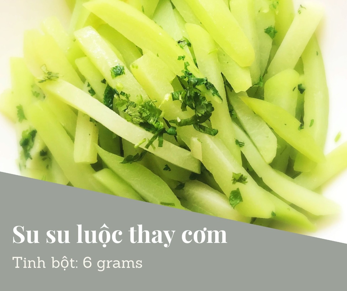 THỰC ĐƠN TIỂU ĐƯỜNG THAI KỲ
Chào bạn. Khi biết là có bệnh TĐTK hoặc TĐ2 thì nhiều người rất là lo lắng.

👌 Cách giảm TĐTK và TĐ2 hiệu quả nhất là ăn kiêng (giảm tinh bột và giảm ngọt).
👌 Cách giảm TĐTK và TĐ2 hiệu quả nhì là tập thể dục
👌 Các thuốc tây có hiệu quả nhưng mà bạn vẫn nên ăn kiêng và tập thể dục, nếu không dần dần sẽ lờn thuốc.
👌 Bạn đừng tin các thuốc nam, các loại bánh, đường cho người tiểu đường nhé. Không có hiệu quả gì nhiều đâu.
👌 Bạn không cần phải lo. Vì đồ ăn cho các bà Mẹ TĐTK và TĐ2 rất phong phú và ngon miệng. Và đầy đủ dinh dưỡng cho người Mẹ và em Bé, và người TĐ2.

Đầu tiên là các bạn nên mừng là đã khám ra bệnh. Có nhiều có bệnh nhưng mà không đủ điều kiện để khám bác sỹ nên không biết có bệnh mà trị.

Điều thứ nhì là các bạn đừng buồn vì bệnh TĐTK và TĐ2 hoàn toàn trong tầm quản lý của bạn.

Điều thứ ba là bệnh TĐTK và TĐ2 sẽ dạy cho bạn một cách ăn uống bổ dưỡng. Qua cách an uống này, bạn có thể áp dụng sau khi sinh và có thể tăng sức khoẻ lâu dày. Thậm chí, nếu bạn xây dựng thói quen ăn giảm tinh bột và tập thể dục thường xuyên thì sức khoẻ sau này của bạn sẽ có thể tốt hơn là những người không bị bệnh.

Bạn cố lên nhé! Chúc bạn và em bé và gia đình khoẻ mạnh.

👌👌👌 Nguyên tắc ăn giảm tinh bột cho TĐTK và TĐ2:
Trong một buổi ăn, hạn chế mức tinh bột dưới 45 grams:

Tinh bột: bao gồm cơm, hủ tiếu, bún, miến, mì, bánh đa, bánh mì, các loại khoai: tối đa là 1/2 chén (khoản 20 grams) trong một buổi ăn. (Khởi đầu bằng 1/2 chén cơm mỗi buổi. Nếu chỉ số tốt thì bạn có thể tăng thử lên 1 chén và thử máu xem sao. Nếu cao thì giảm lại 1/2 chén)
Rau ăn 1-2chén trong một buổi ăn. Ăn rau thoải mái không cần hạn chế vì rau có rất tinh bột (khoản 4 grams cho 1 chén). Ngoài ra rau có nhiều dinh dưỡng (các loại Vitamin, chất khoáng, folate, chất kẽm). Rau có chất sơ giúp tinh bột thu hấp chậm vào người — làm tăng đường chậm hơn sau khi ăn.
Chất đạm, bao gồm: thịt, cá, đồ biển, trứng, đậu hủ: Ăn ít nhất 1 chén trong một buổi ăn, có thể ăn nhiều hơn nếu cần. Chất đạm không có tinh bột nên bạn có thể ăn thoải mái. Chất đạm rất cần thiết cho sự phát triển của bé. Ngoài ra trong chất đạm có chất mỡ tốt cho em bé. Lưu ý là không ăn cá biển lớn vì có thuỷ ngân (nhất là các Mẹ Bầu).

Mỗi người mỗi khác, nên nên đo máu sau buổi ăn để điều chỉnh mức tinh bột theo lượng máu cho phép (sau 1 giờ là <7,8 mmol/L và sau 2 giờ là <6,7 mmol/L cho TĐTK. Và sau 2h<7,8 cho TĐ2)

👌👌👌 Nên thay tinh bột bằng gì?

👌👌👌 Canh rau

Mỗi buổi ăn lúc trước ăn khoản 2 chén cơm, bây giờ hạn chế xuống dưới 1/2 chén cơm thì thay thế cơm bằng gì? Rất đơn giản. Bạn có thể thay cơm bằng các loại rau luộc. Thí dụ bạn làm cá kho hoặc thịt kho (những món chất đạm thì bạn ăn vẫn bình thường không cần hạn chế — chỉ nấu không sử dụng đường thôi), thì bạn có thể ăn thêm bầu luộc, rau muốn luộc, cải luộc, đậu que luộc, bó xôi luộc để thay cơm. Ăn rất là ngon!

Và trong rau luộc có rất nhiều dinh dưỡng cho em bé (trong cơm thì không có dinh dưỡng gì). Nên bạn vừa trị bệnh TĐTK mà vừa tăng dinh dưỡng cho em bé và bản thân.

Rau luộc không chỉ có thể thay cơm không, mà có thể thay luôn các món nước. Thí dụ như khi ăn phở, thì bạn chỉ ăn tối đa 1/2 bánh phở, còn lại thì cho thêm giá luộc, bắp cải luộc, hoặc các loại rau khác mà bạn yêu thích. Chúc ngon miệng.

Thí dụ: bầu luộc ăn với tôm rim thay cơm

Thí dụ: bạn có thể dùng bí đỏ thay cơm. Bí đỏ bạn cắt ra từng cộng nhỏ và xào hoặc luộc. Bí đỏ có nhiều Vitamin A tốt cho mắt của em bé và người Mẹ.

👌👌👌 Bí đỏ thay cơm
Đây là một món dễ làm và dễ ăn. Bí đỏ và rau chỉ cần luộc.

Nhân liệu cho 1 phần ăn:
- 1/2 chén bí đỏ luộc
- 1/2 chén rau luộc
- 1/2 chén chả cá (luộc) rồi xào sơ lại. Đừng chiên giòn vì đồ ăn chiên không tốt cho sức khoẻ
- Ăn với nước tương hoặc nước nắm chấm (không đường)

👌👌👌 Rau luộc thay cơm, bánh phở, bún
Thay vì ăn cơm, bún, hủ tiếu, mỳ, miến, bánh đa thì bạn ăn nhiều rau luộc để thay. Khi bạn thay bằng rau có nhiều lợi ích vì rau có rất nhiều vitamin và khoáng chất cần thiết cho em bét phát triển. Tinh bột không có những vitamin và khoáng chất cho em bé.

Khi bạn ăn rau luộc thì ăn đến no thôi, không cần kiêng. Ăn thoải mái.

Ngoài rau rau luộc giúp bạn no ăn là ăn tinh bột. Và rau thì sẽ giúp đường tiêu hoá của bạn hoạt động tốt. Và da mặt đẹp.

👌👌👌 Bầu luộc

👌👌👌 Cải ngọt luộc

👌👌👌 Su su luộc thay cơm
Su Su có nhiều folate là giúp cho não của em bé phát triển. Luộc thay cơm. Ăn với đồ ăn chấm nước tương hoặc xào với trứng điều rất ngon.

👌👌👌 Yến mạch thay cơm

Yến mạch là một món ăn thay cơm rất tốt.

Số lượng tinh bột của yến mạch chỉ phân nửa so với cơm, nên bạn có thể ăn 1 chén yến bạch trong vòng buổi ăn (nhưng nhớ đo đường trong máu và chỉnh sửa nhé). Yến mạch còn có nhiều chất sơ, giúp tiêu hoá tốt và hạ mỡ trong máu.

Mua loại yến mạch (old fashion). Loại này có nhiều sơ nên tốt hơn loại (quick). Bạn có thể xem thông tin mua ở đây. Các siêu thị lớn điều có bán.

Cách nấu: Bạn có thể nấu như bạn nấu cơm: nấu với nước cho chính.

Nếu ăn thay cơm cho buổi trưa và buổi chiều, thì ăn với đồ ăn như rau và thịt/cá/trứng/đậu hủ bình thường. Cơm thỉ chỉ ăn 1/2 chén. Yến mạch thì có thể ăn 1 chén.

Bạn cũng có thể nấu như cháo: cháo cá, cháo thịt. Thí dụ; Cháo Yến Mạch với Thịt Bò.

Cách nấu:
- Bỏ yến mạch nấu với cà rốt, bông cải xanh (cắt nhỏ) vào nước nấu như cháo.
- Xào thịt bò với hành tỏi riêng, muối, dầu.
- Sau khi cháo yến mạch chín thì bỏ thịt bò vào với cháo nấu thêm vài phút.

👌👌👌 Diêm mạch (Quinoa)

Có bạn hỏi là có thể ăn Diêm Mạch thay cơm được không? Diêm Mạch có rất nhiều vitamin và chất khoán tốt (bao gồm chất sắc). Và cũng có tinh bột nên có thể thay cơm. Xin lưu ý:

Một chén diêm mạch đã nấu chín có khoản 39gram tinh bột. Cơm gạo trắng có khoảng 45-53gram. Yến mạch là thấp hơn có khoản 28gram.
Nên bạn cũng chỉ ăn từ 1/2-1 chén cho mỗi buổi ăn. Và nhớ đo đường trong máu sau khi ăn.
Nhớ là ngâm qua đêm trước khi nấu để dễ tiêu hoá.

👌👌👌 Làm sao ăn rau luộc ngon hơn?

Sau khi bạn luộc rau, có thể cho 1 muỗng dầu mè và 1 muỗng nước tương, và 1 muỗng mè vào rau. Dầu mè có chất béo tốt cho não và giúp cho bạn no lâu hơn.

👌👌👌 Ăn sáng nên ăn gì?

Có rất nhiều Mẹ Bầu đau đầu về buối sáng. Có bạn chỉ ăn 2 quả dưa leo và uống sữa rồi cảm thấy đói quá chừng. Thấy lo cho các bạn quá.
Thật ra buổi sáng là buổi ăn có thể ăn ngon lành. 

Các bạn vẫn có thể ăn những món mình yêu thích, như phở, hủ tiếu, bún riêu, mì quảng. Các bạn phải chiệu khó thay đổi một chút. 

👌👌👌 Tại sao buổi sáng ăn đồ ăn nước ngoài đường (phở, bún, hủ tiếu) là đường lên quá vậy?

Câu hỏi rất hay, các loại bún, bánh phở, hủ tiểu, mỳ, bánh đa, miến điều có nhiều tinh bột. Cũng nhiều bằng cơm.

Nếu bạn ăn đồ ăn ngoài đường người bán cho rất nhiều bánh và ít thịt và rau. Mà bạn có yêu cầu người bán cho ít bánh thì họ cũng sẽ cho nhiều.

Nếu ăn ở ngoài đường thì thường là gọi 2 tô: chỉ ăn 1/2 chén bánh. Có nghĩa là ăn 1/2 bánh của 1 tô, và bánh của tố thứ nhì thì bỏ hoàn toàn. Và gì bạn đã giảm bánh thì phải tăng thịt và rau lên. Nếu không rất đói. Đó là lý do gọi 2 tô. Một tô hoàng toàn không ăn bánh chỉ lấy thịt và rau. Một tô thì chỉ lấy 1/2 bánh. Thịt và rau rất ít tinh bột nên sẽ không tăng đường nhiều. Cố lên nhé bạn.

Nếu ăn bánh mì thì cũng nên gọi 2 ổ. Và chỉ ăn 1/2 bánh mì và ăn hết thịt và rau.

👌👌👌 Bún riêu
- 150 gram chất đạm: thịt, trứng, cua
- 1/2 chén bún
- 3 miếng đậu hũ
- 3 quả cà chua
- 1 quả me
- 10ml mắm tôm
- Hành tím, hành lá, rau mùi
- Rau sống: rau muống, bắp chuối, xà lách, giá,
- Hạt tiêu, hạt nêm, nước mắm, dầu ăn

👌👌👌 Nấu ăn sáng nhanh: Trứng sốt cà
Hôm nào bạn không có thời gian, thì có thể làm món trứng sốt cà. Ăn rất là đậm đà.

Nhân liệu cho 1 phần ăn:
- 2 quả trứng
- 3 quả cà chua
- Hành lá, tỏi, dầu ăn
- Một ít muối, nước tương
- Bạn có thể xem công thức ở đây.

👌👌👌 Tại sao ăn sáng đồ ăn bên ngoài mà đường tăng quá?

Nếu bạn ăn đồ ăn ngoài đường người bán cho rất nhiều bánh và ít thịt và rau. Mà bạn có yêu cầu người bán cho ít bánh thì họ cũng sẽ cho nhiều.

Nếu ăn ở ngoài đường thì thường là gọi 2 tô: chỉ ăn 1/2 chén bánh. Có nghĩa là ăn 1/2 bánh của 1 tô, và bánh của tố thứ nhì thì bỏ hoàn toàn. Và gì bạn đã giảm bánh thì phải tăng thịt và rau lên. Nếu không rất đói. Đó là lý do gọi 2 tô. Một tô hoàng toàn không ăn bánh chỉ lấy thịt và rau. Một tô thì chỉ lấy 1/2 bánh. Thịt và rau rất ít tinh bột nên sẽ không tăng đường nhiều. Cố lên nhé bạn.

Nếu bạn nấu ở nhà (như trong hình) thì ăn ăn thật nhiều thịt/cá/rau và ít bánh.

Một cách khác là bạn có thể nấu đồ ăn buổi tối nhiều một chút. Rồi buổi sáng ăn lại đồ ăn buổi tối (1/2 chén cơm + 1chén thịt/cá/trứng/đậu hủ và 1-2 chén rau). Ăn sáng mà ăn nhiều thì tốt vì sẽ no lâu và có sức làm việc.

👌👌👌 Món canh
Nếu bạn không có thời gian, thì món canh là dễ nhất. Canh có thể bỏ nhiều rau và chất đạm( thịt, hải sản, đậu hủ, trứng). Và ăn một tô thật là to đến khi no. Nếu thèm cơm thì có thể ăn một ít (tối đa là 1/2 chén- tuỳ theo mức đường trong máu sau khi ăn). Nhưng phần chính là một tô rau rất to. Ăn riết khi quen thì có thể bỏ hẳn cơm luôn.

👌👌👌 Canh cải hải sản
- 1 bó cải 100 gr hải sản,
- đậu hủ (nếu muốn)
- nấm
- 1/2 tbsp muối
- 1 tsp tiêu
- 1/2 nước tương
- hành lá
- Canh su hầm thịt
- Nếu bạn vẫn thèm tinh bột thì đây là một món có thể sẽ giúp bạn cảm thấy đã thèm. Bạn có thể sử dụng một ít khoai tây (1 củ nhỏ) cho một phần ăn. Nấu một tô thật to và ăn cho đã thèm (nhưng không ăn thêm cơm nhé)

Nhân liệu cho 1 phần ăn:
- 1 trái su
- 1 củ khoai tây nhỏ
- 1 củ cải trắng
- 1 củ cà rốt
- thịt
- muối

👌👌👌 Canh Bông Cải Trắng
Nhân liệu cho 1 phần:
- 2 chén bắp cải trắng
- 200 grams tôm
- Muối, tiêu
- Có thể bỏ thêm củ cải trắng để nấu cho ngọt nước canh

👌👌👌 Canh bí đỏ

👌👌👌 Súp đậu hủ
Thành phần: Đậu hủ, nấm, carrot, bắp, tim hạt sen

👌👌👌 Canh củ cải trắng

👌👌👌 Súp Rau Củ. Món này nhiều vitamin cho em bé
Thành phần: 1/2 củ khoai tây, 1 củ cà rốt, 1 miếng cần tây, 6 miếng nấm rơm

👌👌👌 Các món mặn
Các món mặn ăn tốt vì có nhiều chất đạm. Trường Đại Học UCSF của Mỹ khuyên là Mẹ Bầu nên ăn ít nhất 60 gram chất đạm mỗi ngày. Chất đạm rất cần thiết cho sự phát triển của em bé. Đồ ăn nhiều chất đạm như: thịt, cá, hải sản, trứng, đậu hủ.

👌👌👌 Tôm rim
Món này bạn có thể làm ăn rất ngon. Thay vì cơm thì luộc một tô rau ăn sẽ thất rất ngon. Như một tô cải làng luộc hoặc rau muống luộc. Bạn đừng bỏ đường. Nếu muốn thì có thể sử dung một ít khóm để có vị ngọt.

👌👌👌 Cá sốt cà
Cá có nhiều chất mỡ tốt cho sự phát triển của não (omega 3). Và cá cũng là chất đạm tốt. Nhưng không nên ăn các loại các biển lớn vì có nhiều thuỷ ngân. Nên ăn các loại cá nhỏ.

👌👌👌 Ăn cá loại nào tốt mà ít thuỷ ngân?

Ăn cá là tốt vì ít tăng đường và có omega 3 tốt cho phát triển não. Nhưng tránh các loại cá biển lớn vì có thuỷ ngân nhiều. Đây là các loại bạn nên lưu ý.

Thủy hải sản có hàm lượng thủy ngân thấp nhất: Nên ăn 2 – 3 lần/tuần
- Cá cơm;
- Cá đù Đại Tây Dương;
- Cá bạc má Đại Tây Dương và Thái Bình Dương;
- Cá vược đen;
- Cá chim;
- Cá da trơn;
- Sò;
- Cá tuyết;
- Cua;
- Tôm hùm đất;
- Cá bơn;
- Cá Haddock – một loại cá tuyết;
- Cá tuyết than;
- Cá trích;
- Tôm hùm Mỹ;
- Cá đối;
- Hàu;
- Cá rô;
- Cá chó;
- Cá hồi;
- Cá mòi;
- Sò điệp;
- Cá rô phi;
- Mực;
- Cá ngừ.

Thủy hải sản có mức độ thủy ngân vừa phải: Ăn 1 lần/tuần 
- Cá trâu;
- Cá chép;
- Cá vược;
- Cá mú;
- Cá chim lớn;
- Cá nục heo;
- Cá chày;
- Cá rô đại dương;
- Cá than;
- Cá đầu cừu/cá tù;
- Cá hồng;
- Cá thu Tây Ban Nha;
- Cá ngói;
- Cá ngừ trắng;
- Cá ngừ vây vàng.

Thủy hải sản có mức thủy ngân cao nhất: Nên tránh
- Cá ngừ mắt to;
- Cá thu vua;
- Cá cam;
- Cá mập;
- Cá kiếm;
- Cá ngói.

👌👌👌 Chả cá lã vọng
Bạn vẫn có thể ăn những món mình yếu thích, như cã cá lã vọng. Bạn có thể ăn một ít bún (tối đa là 1/2 chén). Thay vì ăn bún thì bạn có thể làm bắp cải xào. Hoặc bạn chọn một món rau yếu quý nào đó và luộc để ăn thay bún (như đâu que, rau muống, bó xôi). Hương vị từ cã cá sẽ làm cho bạn quên đi là mình không ăn bún. Ăn thử đi, bạn sẽ thấy rất ngon. Lưu ý là nước chấm không bỏ đường nhé.

Nhân liệu cho 1 phần ăn:

- 1/2 con cá lóc (cá quả)
- Riềng, sả, tỏi, hành củ, muối
- Mắm tôm
- Đậu phọng
- Thì là
- 1/2 chén bún (tối đa). Có thể thay bằng rau luộc (bó xôi, bắp cải, rau muống, giá)

Bạn có thể tham khảo cách làm ở đây. Đừng sử dụng đường.

Các món gỏi:
Các món gỏi rất tốt cho các Bà Mẹ TĐTK. Lý do là nhiều rau và chất đạm và rất ít tinh bột. Bạn có thể làm một tô gỏi lớn và ăn thoải mái.

Nếu thèm cơm thì ăn thêm một ít (tối đa 1/2 chén). Ăn nhiều lần sẽ tạo ra thói quen ăn gỏi thay cơm và sẽ không cần ăn thêm cơm nữa. Những người bên Mỹ họ vẫn có thể ăn salad (gỏi) để thay cơm bình thường. Quan trọng là vẫn ăn nhiều chất đạm và nhiều loại rau khác nhau cho các buổi ăn khác nhau để không thiếu dinh dưỡng

👌👌👌 Gỏi cuốn
Gỏi cuốn là một món rất là dễ ăn và đầy đủ dinh dưỡng vì nhiều rau. Bạn có thể tự chế biến theo sở thích. Quan trọng là hạn chế bánh tráng vì có tinh bột. Nên mua loạ bánh tráng nhỏ. Nếu mua loại lớn thì cắt đôi và chỉ sử dụng phân nữa cho 1 gỏi cuốn.  Và bạn lưu ý là nước tương đậu phọng nếu mua bên ngoài thì họ có thể bỏ nhiều đường. Nên làm ở nhà. Nếu không thì ăn với xì dầu (bỏ chanh và ớt, nhưng không bỏ thêm đường). Đây là món mình thích nhất trên đời. Chúc bạn ngon miệng.

Nhân liệu cho 1 phần ăn:
- Rau: lettuce, rau thơm, giá, ngò, dưa leo
- Thay vì bún thì bạn có thể làm: bắp cải xào với cà rốt, hoặc củ sắn xào với cà rốt (giống như bó bía)
- Chất đạm: thịt, tôm, trứng, cá, đậu hủ
- Nước chấm: tương đậu phọng (lưu ý không bỏ đường)
- Bánh tráng: tối đa là chỉ 8 bánh tráng nhỏ, hoặc 4 bánh tráng lớn cắt đôi. Nếu không ăn bánh tráng thì bạn có thể lấy lettuce (rau diếp), hoặc cải xanh cuốn giống như ăn bánh xèo Miền Tây

👌👌👌 Bì cuốn
Món này rất là ngon và ít tinh bột vì bì cuốn thông thường không sử dụng bún. Mà sử dụng nhiều rau thơm. Ăn rất ngon. Nhìn mà thèm.

👌👌👌 Bò bía
Bò bía rất dễ ăn, và mặn mà. Nhiều rau thơm. Và trưng lại béo béo.
Hạn chế bánh tráng nhé. Chỉ ăn 8 cái nhỏ. Hoặc 3-4 cái lớn (cắt làm đôi thành 8 cái). Một cái bánh tráng lớn đến 6 gram tinh bột. Nước chấm không đường nhé.

👌👌👌 Sushi Nhật. Món này rất dễ làm.
Vật liệu:

- Chỉ cần mua rong biển để làm sushi tại các chợ.
- Rau: tuỳ loại bạn thích: dưa leo, ngò, xà lách, rau thơm
- Có thể cắt trái bơ ra nhiều miếng nhỏ
- Và có thể bỏ thêm dưa chua nếu muốn
- Chất đạm: thịt, cá, hải sản, trứng, đậu hủ
- Nước chấm: nước tương (không đường)

👌👌👌 Gỏi ngó sen
Gỏi ngó sen ăn vừa giòn vừa ngon.

👌👌👌 Gỏi cá nướng
Đây là món salad người Mỹ rất thích ăn. Nướng cá và ăn với các loại rau sống. Cá có các chất mỡ béo omega tốt tốt cho não của em bé.

👌👌👌 Xà lách kiểu Hàn Quốc (bibimbap)

Món này bạn có thể ăn vào buổi phụ hoặc ăn chung với buổi chính cũng ok. Rất dễ làm. Ở nhà có rau thì thì làm rau đó. Tất cả rau điều cắt nhỏ và xào sơ. Cà rốt, bó xôi, bắp cải, nấm, củ sắn, su su, hoặc bí xào. Chất đạm thì tuỳ bạn chọn: thị gà luộc, thịt bò xào, trứng, đậu hủ, cá hấp.Ăn chung với dầu mè và một ít nước tương. Có thể chấm với tương ớt. Món này ít tinh bột vì rau và thịt không có nhiều tinh bột mà đầy đủ dinh dưỡng. Chúc bạn ngon miệng.


👌👌👌Món ăn vặt

Khi có bệnh TĐTK thì bạn nên cử ăn những đồ ăn vặt bình thường như: bánh ngọt, chè, cà rem, trái cây dầm sữa. Mà thử các món sau. Đồ ăn vặt thì nên giữ dưới 15 gram tinh bột mỗi lần ăn (dưới 3 lần 1 ngày).

👌👌👌Bơ dầm cà chua

Món bơ dầm cà chua là một món rất được yêu thích của Nước Mễ Tây Cơ. Món này giống như là món ăn dân tộc của họ. Trái bơ có vị béo, ăn với cà chua và chanh thấy béo béo chua chua, rất là ngon. Món ngày đến 20 gram tinh bột, nên chia cho 2 lần ăn.
Bạn có thể ăn món này như vậy, hoặc bạn có thể lấy cà rốt sống, chẻ ra thành miếng dày dày, để trét bơ và cà chua lên ăn rất ngon.

Nhân liệu cho 1 phần ăn:

- 1 quả bơ
- 1 quả cà chua
- 1 quả chanh
- ngò cắt nhỏ
- muối, tiêu

👌👌👌 Rau câu nước cốt dừa

Món ngày ăn rất ngon và dễ làm. Bạn đừng sử dùng đường và nước dừa tươi. Chỉ sử dụng nước lọc, lá dứa, và nước cốt dừa và thạch.