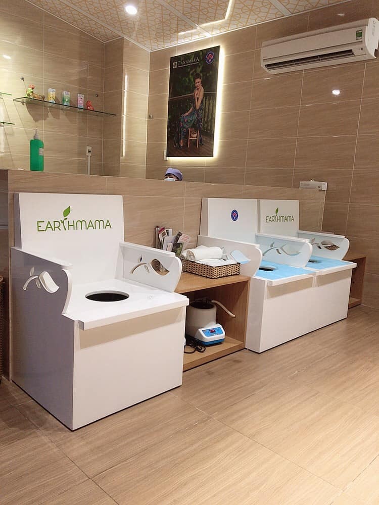 Review đi đẻ bệnh viện Hùng Vương 😀

Hút sữa xong cử 00:00 là e tỉnh ngủ, ngủ lại k được nên là buồn buồn viết bài review đi đẻ😌

13/09/2020 - Ngày mình gặp nhau đó Lavie à☺️

*** Thăm khám thai:
Từ đầu thai kỳ cho đến lúc vỡ chum e theo dõi bác sĩ tư, bác Hải Châu bv Hùng Vương . Bác hiền nhiệt tình, khám kỹ có điều lúc nào cũng đông nên là đi khám phải đi sớm nè.

*** Hành trình đi đẻ: 
Ngày 10/9/2020 e te te đi khám thai như bth, vô khám bs bảo nở 1phan về nhà theo dõi nếu tối có đau bụng thì vô bv ngay k thì mai quay lại khám tiếp, r mai quay lại khám thật tối đó khám xong bác kêu nhở 2phân r về nhập viện nha e, hỏng ai như e luôn sợ đẻ lắm hỏi bác mai sáng dc k, bác nói v thoi mai sáng cũng dc mà khuya có gì là nhập viện liền nha.

Xong về quyết định đi ăn cả thế giới, tối hôm đó vừa sợ vưa hồi hộp mà thấy sợ nhiều hơn nên là chẳng thể ngủ dc luôn.

Sáng hôm sau bs hẹn 8h nhập viện nhưng k 9h e mới dậy đi ăn sáng đồ thì đã soạn sẵn lúc tối r thế là 10h nhập viện, vô phòng nhận sanh bị la:
- ủa ủa khám thai mà đi đâu vô đây?
- dạ k chị ơi, e đi đẻ
- mấy tháng r mà đòi đẻ, ai kêu lên đây
- dạ e đi đẻ thiệt c, bác hải châu hẹn

Xong mới chịu cho e đẻ khổ ghê vậy😂😂 Thay đồ làm thủ tục xong e dc dắt lên phòng chờ sanh. đúng thật mới vô chưa đau bụng nên còn tung tăng lắm chụp hình tự sướng, đánh liên quân các kiểu, nhìn mấy chị kia đau rên mà mình ớn luôn, xong nghĩ chắc mình k đến nỗi v đâu 😅😅. Đợi tới 5h chiều vẫn chưa nở thêm đc phân nào cả. bắt vô khám trong và bị vỡ ói, ra truyền thuốc dục sinh thì ôi thoi chuyện gì tới cũng đã tới, nó đau thấy mấy chục ông mặt trời luôn chứ đừng nói là thấy 10 ông mặt trời. Chỉ biết nằm rên và thở đt thì dục 1 xó lunn, cứ mà gặp hộ lý nào đi ngang cũng kêu cho tiêm giảm đau nhưng k cho phải 3,4 phân mới đc tiêm😭😭😭. Chịu đau từ 17h đến 12h khuya thế là cuối cùng đã nở đc 3phan và đc gọi ck vô kí tên để tiêm giảm đau và cho vô phòng sanh.

Vô phòng sanh tiêm giảm đau xong thì mình lạnh và bngu kinh khủng, 1 phần đau quá nên cũng đuối. Trc đó nghe mấy mom khác review là tiêm giảm đau xong như là chết đi mà đc sống lại haizz e có thấy gì khác đâu, tiêm xong đang đau bụng lại dc bonus thêm đau lưng và đau 1 chân ủa là sao??? Nằm nhìn mấy mom khác sinh nào la nào khóc mà mình sợ thật sự luôn á, nằm đến 3h sáng bác khám trong vẫn k nở thêm dc phân nào, xong bác bảo thoi e ơi con e ngôi thai k sinh thường được r mổ nha e. Lúc này kiệt sức thật sự r gật đầu kiểu h bác muốn làm gì làm đi😂😂. 

Thế là bị đẩy đi mổ ăn cả combo đau đẻ và đau mổ oi thôiii. Vô phòng mổ lúc đầu là gây tê, bác vừa định rạch bụng mình vẫn còn cgiac, rồi k hiểu vì sao mình lại bị gây mê luôn. Ngủ 1 giấc k biết gì tầm 5,6h sáng mình dc đẩy xuống phòng hồi sức, nằm đấy đến 10h thì đc nhận con. Ẳm con lại chị ấy hỏi mình:

- Con em trai hay gái, nặng nhiêu kg e?
- Em đâu biết đâu chị
- Ủa sao kbiet e?
- E bị gây mê mà chị

Rồi chị đọc cân nặng và giới tính con, buồn thay ai cũng dc để con lên ngực, trc đó mình cứ nghĩ chắc khoảnh khắc đó nó thiêng liêng lắm, đc ôm con đc hôn con. Nhưng ko, chị ấy đặt con mình dưới chân😞😞😞. Nằm đợi đến 12h mình đc nhận phòng mẹ với con về phòng.

*** Tổng kết: 
Nhập viện 10h sáng ngày 12/9 xuất viện trua 12h ngày 16/9 nằm phòng 4 giường vì k còn phòng nào cả, cơm ngày 3 cữ đồ ăn ngon bị cái cử sáng mang lại rất sớm mới 5h sáng đã mang lại mà mình thì k có thói quen ăn sớm như vậy, phòng sạch sẽ, đc dọn vệ sinh mỗi ngày
Điểm trừ duy nhất là mẹ và bé nằm chung giường nhưng giường hơi nhỏ, khá là chật, gặp đau vết mổ nên là ngồi dậy và nhích ng thật sự rất đau. Và nếu đc e khuyên chân thành nếu có điều kiện thì nên chọn phòng 1 hoặc 2 giường thoi, vì ở chung nhiều ng, mỗi ng 1 ý gặp ng có ý thức thì k sao, như e ở cùng phòng với 2vc nọ con thì khóc miết k nín 1 giây phút nào kêu ra hỏi y tá bs xem sao thì k đi cứ để con khóc như vậy, đến khi con ngừng khóc thì đến 2vc nói chuyện đt um sùm cả phòng luôn, ở chung tập thể mà muốn chỉnh máy lạnh sao là chỉnh, thích thì tắt đèn k thích thì mở đèn ôi mình bực kinh khủng. 
Chỉ có vậy là điểm trừ thoi chứ

Bác sĩ, hộ sinh đều nhiệt tình nhẹ nhàng 💕

Tổng viện phí: 11trieu, mình tiêm thuốc kích sinh, tiêm mũi giảm đau, ở phòng 4g 800k, xông hơ vùng kín, gội đầu, tiền thuốc khi xuất viện ( mình đc hưởng bh 80% vì mổ cấp cứu trong vòng 24h)