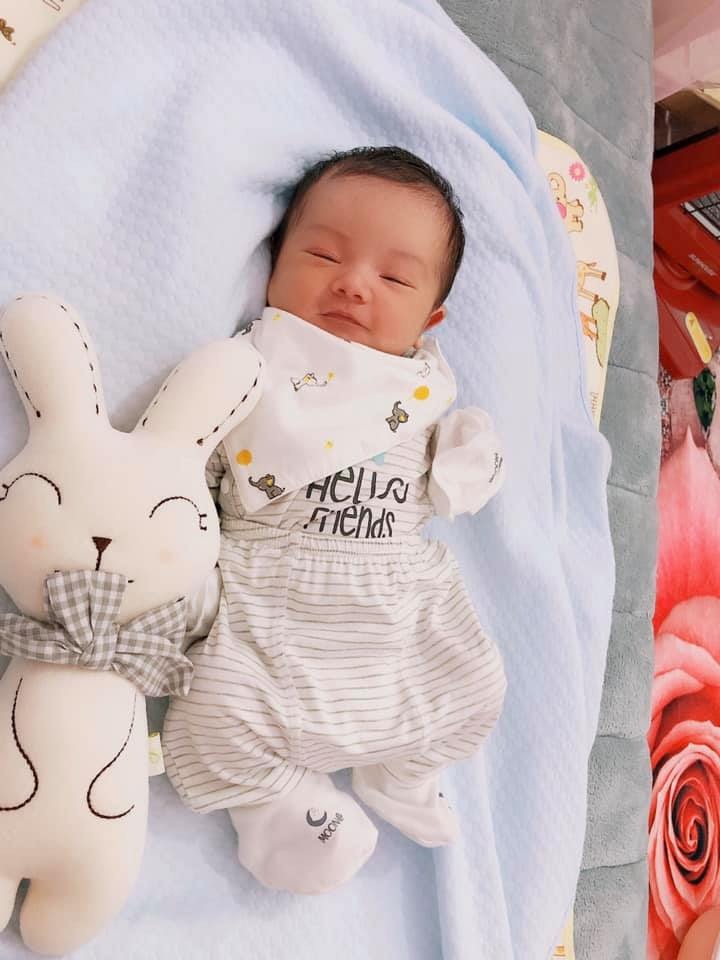 REVIEW SINH TẠI BV 108

Con chào cả nhà đẻ BV 108. Con sinh 12h30 phút ngày 7/12/2020 tại khoa sản khu nhân dân bệnh viện 108. Con sinh 39w tròn nặng 3,2kg.
Nay con 9 ngày tuổi. Rốn của con tv các cô cắt cho rất đẹp ạ.
Nói chung đi đẻ ở 108 em cảm thấy rất nhẹ nhàng. E đẻ thường ko có cơn đau đẻ. 2h30 e thấy máu báo như máu cá đến gần 5h sáng ko hết phải đóng bvs. Nên e đi lên viện lên thẳng khoa sản tầng 9 toà 21 tầng. Vào đây e dc thăm khám trong luôn. Mở 2p nhập viện đo monitor xong chờ ở phòng chờ sinh. Cứ một lúc các cô lại thăm khám trong 1 lần. E thấy ko đau và thốn như một số mom chia sẻ. E thấy bthg. Đến khi em mở được 5p các cô cho e đi ăn 1 suất cơm sau đó 11h30 e đi vào đẻ. Vào đẻ thường có 4 cô. Em dc truyền để có cơn đau đẻ vì em ko bị đau đẻ. Xong khi rặn đẻ rất đau nhưng dc các cô chỉ cho cách mới đầu ko làm được các cô lại dạy tiếp. Các cô chỉ cho làm sao đẻ tốt cho mẹ lẫn con. Đến cơn đau thứ 4 thì e dc rạch tầng sinh môn sau thì con ra dc áp vào mẹ. Mẹ dc khâu tầng sinh môn thẩm mĩ rất cẩn thận và đẹp khâu e cảm giác ko đau lắm. Mặc dù đẻ thì cũng cảm giác khó tả. Vì đây là con đầu. Sau đó em dc đưa về phòng TNC.

Em ở viện 3 ngày do con rốn to chưa khô nên sang ngày hôm sau nữa em mới dc cắt rốn laze. Rốn con tv rất đẹp. Hằng ngày cơm ăn 3 bữa. Các cô rất ân cần chu đáo. Ko biết gì cứ mạnh dạn hỏi, nhờ các cô đều chỉ cho hết. Trải nghiệm đẻ ở 108 rất thú vị nếu mình làm đúng theo viện. Chúc các mẹ vượt cạn thành công. Đẻ lần sau e cũng sẽ chọn 108.

Nhược điểm: người nhà ko dc đến thăm, vào giờ hành chính còn mẹ và con thôi người nhà đi chăm phải xuống hết. Nhưng ko lo nhé còn có các cô điều dưỡng. Mình nhờ các cô làm cho hết nhé. Mà chồng e thì mới dc làm bố nên lóng ngóng. E thấy có các cô em ok hơn.