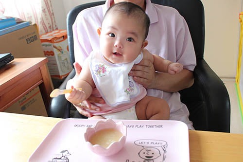 ÉP CON ĂN – CÂU CHUYỆN MUÔN THỦA

Mẹ của một con heo vàng 18 tháng

Bác sĩ ơi, sao thằng con em nó lười ăn quá à, bữa nào nó ăn em cũng phải ép, mà nó còn hay ẹ ẹ, ói ói sau ăn nữa, em lo quá à bác sĩ ơi!

Vậy mẹ cho bé ăn gì?

Thì em cho nó ăn đủ thứ, ăn thịt cũng có, cá cũng có, rau cũng có, cà rốt, khoai tây, rau xanh cũng có. Có lúc em cũng cho nó ăn bột ngọt với bột mặn nữa.

Mẹ nấu cháo cho bé ăn đúng không?

Dạ, đúng rồi, nấu cháo chứ, chứ tuổi này nó còn nhỏ lắm, em sợ nó ăn mấy thứ khác không được!

Mẹ nấu cho bé ăn kiểu nào? Nấu từng loại cháo riêng hay sao?

Em cho đủ thứ vô nấu, thí dụ hôm thì thịt, cà rốt, khoai tây, hôm thì cháo cá rau xanh, em cũng ráng thay đổi món ăn lắm, mà nó cũng không chịu ăn.
Mẹ nghĩ bé có THÍCH thức ăn mẹ cho bé ăn không?

(Ngập ngừng, ngập ngừng…) Em nghĩ là nó thích chứ, em nếm thử thấy cũng được mà!

Thường bé tự đút ăn hay mẹ đút cho bé ăn?

Em đút cho nó chứ, nó còn nhỏ quá, sao tự đút ăn được.

Mẹ cho bé ăn trong bao lâu?

Trời đất ơi, lâu lắm bác sĩ ơi, có khi 1 tiếng, 2 tiếng đồng hồ lận.

Mẹ có cho bé ngồi ăn chung với nhà, hay cho con coi ti vi, iphone, ipad, đi công viên để ăn?

Nó có chịu ngồi yên đấu bác, em phải cho nó đi công viên hay coi ti vi nó mới chịu hả miệng cho em đút không à.

Rồi khi nào bé ói, bé ọe vậy em?

Dạ, lúc nó nuốt nó cũng muốn ọe, ăn 10 lần là hết 9 lần nó ẹ ẹ rồi, khoảng 1-2 lần nó ói gì đó.

Lúc bé ẹ ẹ, em làm gì?

Dạ, em đợi chút xíu rồi em cho nó ăn tiếp ạ.

Em có định tập cho bé tự ăn không em?

Được không bác sĩ, em nghĩ không được đâu, nó còn nhỏ lắm sao nó tự đút được, với lại nó mà đụng vô thì chắc dây dơ dữ lắm, phải dọn nữa, em nghĩ phiền phức lắm ạ.

Em nghĩ em có thể ăn thức ăn của con em mỗi ngày trong mấy tháng không?

Em khác, nó khác chứ bác sĩ!

Em có định cho nó ăn mấy thức ăn khác như cơm, mì, bún…không em?

Chắc còn lâu bác sĩ ơi, bây giờ em cho nó ăn cháo mà nó còn vầy nữa. Lâu lâu em cũng cho nó ăn chút bún, mà thấy nó ẹ chút là bà nội bà ngoại la em liền à. Với lại ăn mấy thứ đó chắc nó ăn được ít lắm. Lỡ nó không tăng kí thì sao!

Em có để bé đói bụng rồi mới ăn không?

Em cho ăn đúng giờ thôi à, chắc lúc đó nó cũng đói chứ.

Có khi nào em để bé đói để xem bé có tự đòi ăn không?

Được không bác sĩ, lỡ nó đói quá nó xỉu rồi sao. Nhưng mấy đứa bạn em nó cũng thử với con tụi nó rồi, có đứa nó nhịn luôn đó bác, rồi tụi nó lại phải cho con tụi nó uống sữa bù buổi tối ạ. Vậy đâu có tác dụng đâu bác sĩ.

Chắc là nhiều ba mẹ thấy mình trong đoạn hội thoại này phải không!

Đối với bác sĩ, đâu là những điểm bất thường cần lưu ý?

1. Trẻ ói ọe có thể (và gần 100%) là do trẻ không thích, ngán thức ăn được cho ăn, và có thể trẻ no hơn cần thiết

2. Khi trẻ được cho ăn khi trẻ không chú ý, đây không phải là “được ăn” , mà chỉ là một “phản xạ nuốt” mà trẻ thực hiện vô thức khi thức ăn được đưa vào. Trong trường hợp này, trẻ không đủ thời gian và nhận thức để “nếm” mùi vị thức ăn nữa, và trẻ cũng không nhận biết được đây là thời gian “để ăn”, do đã bị xao lãng bởi những hành động vui chơi khác cần tập trung.

3. Bé không được phép có thời gian riêng để tự khám phá thức ăn bằng cảm giác (sờ mó bằng tay), bằng mắt (nhìn thức ăn, màu sắc, hình dáng), mùi vị (ngửi), để kích thích não bộ tăng cảm giác thèm ăn, tiết nước bọt… để chuẩn bị cho thời gian ăn uống và tiêu hóa thức ăn hiệu quả.

4. Ba mẹ đa số tự giả định rất nhiều điều, và cho mình có quyền luận suy tất cả về con mà không thèm quan tâm “thân chủ” nghĩ gì. “chắc là nó thích”, “chắc là nó không làm được đâu”, “chắc là sẽ ăn ít lắm”, “chắc là….”, rồi sợ này sợ kia, đủ thứ! Lý do bé còn quá nhỏ để giao tiếp và thực hiện hoạt động ăn uống luôn luôn được đưa ra, nhưng xin thưa, lý do ngày hoàn toàn sai. Trẻ nhỏ từ lúc sinh ra đã có nhận thức về nguy hiểm, sống còn, trong đó nhu cầu được cho ăn và được no là một nhu cầu thiết yếu và không trẻ nào bỏ qua. Đói – đòi ăn là một phản xạ sống còn tối thiểu. Nếu ba mẹ ông bà chịu khó tìm hiểu bé, bé sẽ đưa ra những dấu hiệu cho ông bà ba mẹ thấy việc bé đói hay không, thích hay không thích, đủ hay chưa đủ, ngán hay không ngán, bằng vẻ mặt, tiếng u ơ - hét, và hành động (quơ gạt muỗng ra khỏi miệng…). Những thông tin này rất rõ ràng và dứt khoát, vấn đề còn lại chỉ là ông bà cha mẹ có tôn trọng “ý kiến cá nhân” của khổ chủ hay quyết định làm lơ đi mà thôi. Trẻ từ lúc ngồi vững được, cổ vươn lên, tay với nắm được, nhất là khoảng 9 tháng tuổi trở đi, là đã có thể là một trẻ tự tập cho ăn với sự giúp đỡ của người chăm sóc trẻ.

5. Trong hội thoại trên, rõ ràng người lớn đặt sự tiện lợi và mong đợi cá nhân của mình lên hàng đầu và cho khổ chủ xuống hàng thứ mấy luôn, mặc dù vẫn khăng khăng đây là con vàng con bạc! Và đây là điều mâu thuẫn then chốt mà nhiều ông bà cha mẹ phải nhìn lại, nhận ra, và tự mình giải quyết. Sợ bé tự ăn không sạch sẽ, phải dọn mất thời gian, sợ ói ọe khi ăn thức ăn cứng hơn (cũng mất thời gian dọn rồi đút lại), sợ sụt kí, không tăng cân, không cao được như mình mong muốn (cái này thì hy vọng sau mấy bài về cân nặng thì không ai thắc mắc nữa nha!!!), sợ mất thời gian….Nhưng thật sự là, khi làm những chuyện tưởng là rất tiện lợi và đỡ mất công sức và thời gian của mình, và “nghĩ là tốt” cho trẻ trong thì hiện tại, ông bà ba mẹ lại làm cho mình mất rất nhiều thời gian, công sức, lao tâm, khổ tứ, và mất cả tiền bạc hơn, ở thì tương lai, bên cạnh việc gây ảnh hưởng tiêu cực đến tâm sinh lý và phát triển hệ thống cơ quan của trẻ lâu dài.
Bất lợi và tốn kém như thế nào, đây là một danh sách đã được nghiên cứu chứng minh:

a. Trẻ “ép ăn thành công”, tăng cân quá nhiều gây ra những hệ lụy sức khỏe tâm sinh lý lâu dài -> đi khám bác sĩ vì bệnh và thuốc.
b. Trẻ sẽ bị “sang chấn tâm lý” vì lúc nào cũng có khoảng thời gian không vui vẻ và mệt mỏi vì phải “chống” lại việc cho ăn dưới nhiều hình thức: la, khóc, chống đẩy muỗn/chén đựng đồ ăn, chạy trốn, hoặc phải chịu tâm lý “nhân nhượng bị động” khi buông xuôi, chấp nhận bị đút ăn. Khi việc cho ăn không mong muốn kéo dài, trẻ sẽ ghi nhớ thời điểm cho ăn là thời điểm đáng ghét, không vui vẻ, và sẽ trở nên chán ghét thức ăn.
c. Khi trẻ chỉ muốn “nuốt cho trôi” thức ăn mềm, hệ răng miệng của trẻ tự nhiên “thừa mứa” vì không được sử dụng. Cơ hàm cũng không được sử dụng để nhai, nên không phát triển được, và vì vậy trẻ về sau có thể có những vấn đề về răng miệng đặc biệt. Khi trẻ chỉ nuốt trọn thức ăn mềm, trẻ sẽ tự động nuốt khi đưa cho trẻ những thức ăn cứng hơn mà “không biết” nhai rồi nuốt, vì vậy sẽ dễ bị nôn ọe khi ăn những thức ăn cứng hơn, và lại làm cho ba mẹ sợ, cho trẻ ăn thức ăn mềm suốt. Sự nôn ọe thường xuyên cũng ảnh hưởng đến hệ tiêu hóa của trẻ về sau.