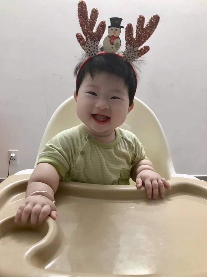 NẾU TÔI LÀM MẸ CHỒNG...

- NHẤT ĐỊNH PHẢI Ở RIÊNG! tụi nó năn nỉ ở chung cũng không ở, tụi nó dứt áo ra đi cũng ko buồn. Cho tụi nó tiền để dành (nếu có), ở chung khó lắm, hễ nhăn nhăn thì dâu nghĩ mình khó tính, cười cười thì dâu nghĩ mình nham hiểm.

- KHÔNG CÀ NANH GANH TỴ VỚI CON DÂU vì bây giờ con trai mình đã có người khác chăm sóc. Chả khỏe, mừng gần chết đi chứ! Cực khổ hai mươi mấy năm nuôi nó giờ có đứa khác nuôi giùm, giờ là lúc mình đc nghỉ ngơi.

- KHÔNG CAN THIỆP VÀO NHÀ TỤI NÓ, chỉ hỏi "có cần giúp gì ko?". Nếu tụi nó nói ko, là tụi nó lo đc. Nếu tụi nó nhờ thì giúp trong giới hạn tụi nó cần.

- KHÔNG CAN THIỆP VÀO CHUYỆN NUÔI DẠY CON của con dâu: Nếu nó cần tư vấn nó sẽ hỏi mẹ ruột nó trước rồi mới tới lượt mình. Nó ko hỏi nghĩa là nó biết, nó tự tin nó làm đc. Nó sinh cháu mình vật vã thế, điên hay sao mà hại con nó được. Nó nuôi sao để nó nuôi, miễn cháu mình ăn ngoan ngủ khỏe chơi tốt là được.

- KHÔNG CHÊ KO CHỬI, nó đã làm mẹ, làm vợ, phải tôn trọng nó chứ. Nó ko việc gì phải nịnh mình, nhưng lâu lâu mình nên nịnh nó, khen nó, khen con nó. Nó vui, sữa nó nhiều, cháu mình khỏe hơn. Nó tươi, nó làm đồ ăn ngon, con mình khỏe hơn. Nó thích, nó hăng hái dọn dẹp lau chùi, nhà tụi nó đẹp hơn. Nó cáu, nó điên, nó buồn ... thì chỉ có hại thôi

- KHÔNG CÀM RÀM ÉP BUỘC NHỮNG QUAN NIỆM CŨ RÍCH vì thời thế thay đổi, mỗi người mỗi quan điểm, hiện tại và ngày xưa khác xa nhau

- KHÔNG TRÔNG NGÓNG HỜN DỖI KHI CON KHÔNG THĂM: Thay vào đó đi trồng rau thả cá, đi bộ vận động cho khỏe người, ăn chay cho nhẹ nhõm, tập thể dục cho xương chắc rồi kiếm chỗ nào đi chơi cho sướng thân. Giờ mình tự do rồi, đây là lúc tận hưởng.

Nếu các bà VN hay nghĩ "Tụi nó sắp tống mình vào viện dưỡng lão, mình ko phiền tụi nó nữa" thì các mẹ Tây lại nghĩ "Tốt quá, sắp có thêm hội bạn già rồi!"

Già rồi, cứ cái gì sướng, nhẹ nhõm thì tận hưởng, hơi đâu mà nghĩ nhiều, con cái nó lớn nó tự lo được tất ý mà!

TÔI ĐỂ QUY TẮC LÀM MẸ CHỒNG Ở ĐÂY ĐỂ KHI TÔI GIÀ, TÔI SẼ THỰC HIỆN 😤

Nguồn: ST
