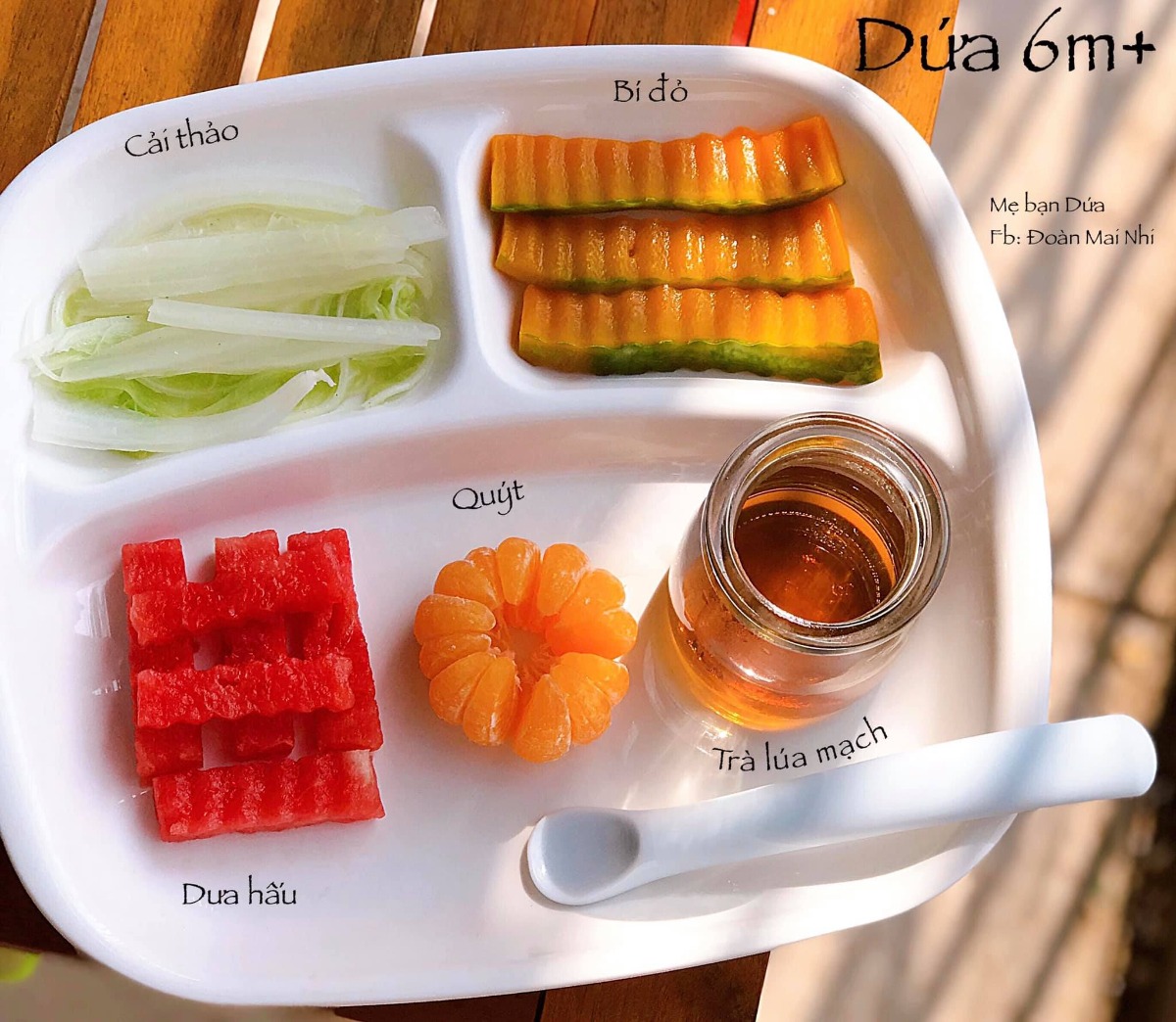 Chào các mom. Lại là mình đây 😂

Chia sẻ với các mom thực đơn Blw của bé 6m nhà mình.

Ngày trước mình từng nghĩ chả siểu sao cho bé 6m cầm đồ ăn cứng nthe. Hại dạ dày. Nhưng càng tìm hiểu và bắt tay vào làm càng thấy Blw là chân ái thật sự ♥️ Đồ ăn đa dạng quá trời.

Đã qua những ngày tháng ăn toàn su su vs cà rốt để tập 😂. Bà Dứa bà ấy chán. Đổi món cái lại hợp tác luôn. Thế là mẹ đc dịp bày vẽ chút.
Hôm nào con ăn gì bố mẹ ăn nấy theo.

Hôm nào mẹ rảnh thì mẹ làm bánh với bày vẽ tí. Không thì cứ auto hấp vào nồi cơm điện 😂

Bé nhà mình hiện đang theo E234 và ăn 1 bữa chính sau khi ngủ nap1 dậy 1h.