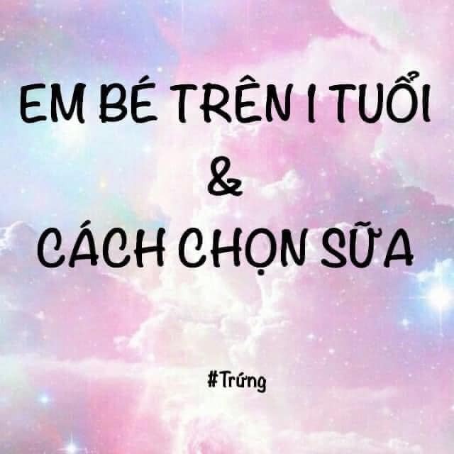 Nhân dịp bạn Trứng đã có tuổi, em xin phép tổng hợp các bài viết của bác sĩ Anh Nguyễn thành 1 bài để các mẹ dễ hiểu hơn về việc lựa chọn sữa cho em bé 1y+. Thực ra là cái bài này em viết lâu rồi mà bgio mới nhớ ra để up 😂

1. Em bé bú mẹ hoàn toàn khi bước sang 1 tuổi có cần đổi qua sữa tươi không?
- Không cần, tiếp tục cho bé bú mẹ hoàn toàn vì sữa mẹ cũng cung cấp nguồn canxi cân bằng cho bé.
- Nếu con uống sct thì chuyển dần sang sữa tươi.

2. Sữa tươi có mấy loại?
- Sữa tươi có 2 loại: sữa thanh trùng và sữa tiệt trùng.
- Sữa tươi thanh trùng (Pasteurized Milk) có hạn sử dụng ngắn.
- Sữa tươi tiệt trùng (UHT Milk) được xử lý nhiệt độ cao hơn, nên hạn sử dụng dài hơn (thường đến 6 tháng).
- Các bé dưới 2 tuổi, thành phần chất béo trong sữa là rất quan trọng trong tăng trưởng và phát triển não bộ. Do đó, nên lựa chọn các sản phẩm sữa nguyên kem (phải có 3.25-3.5 gram chất béo/100ml). Cũng nên chọn sữa không đường.

3. Nên chọn sữa công thức hay sữa tươi?
- Ưu tiên sữa tươi, loại thanh trùng nguyên kem vì lúc này lượng chất béo và năng lượng từ sữa tươi cao hơn, tốt hơn cho sự tăng trưởng cho bé.
- Nên chọn loại không đường hoặc ít đường.
- Sữa tươi thanh trùng chỉ khuyên thay thế sữa công thức khi qua 1 tuổi, không thay thế sữa mẹ. So với sữa công thức, sữa tươi thanh trùng sẽ có thời gian bảo quản ngắn hơn (< 1 tháng) và phải bảo quản lạnh. Do đó, dinh dưỡng sữa tươi thanh trùng sẽ tập trung những chất dinh dưỡng cần thiết trong giai đoạn 1-2 tuổi là canxi, kali và chất béo nhiều hơn so với sữa công thức. Sữa tươi thanh trùng nguyên kem tức là chứa 3.5-4g chất béo/100ml sữa cần cho cung cấp chất béo để phát triển giai đoạn này. Bé thừa cân béo phì thì cần tư vấn của chuyên gia dinh dưỡng.
- Sữa tươi thanh trùng ít béo/sữa gầy không khuyên dùng trong độ tuổi này vì lượng chất béo thấp.
- Ts.Bs. Laura, Viện Hàn Lâm Nhi Khoa Hoa Kỳ, cho biết sữa tươi dạng bột nguyên kem không nằm trong danh sách khuyên dùng cho các bé dưới 2 tuổi.

4. Cách nhận biết sữa tươi thanh trùng:
- Trên bao bì ghi là "sữa tươi thanh trùng".
- Đọc thành phần ghi là sữa tươi hoàn toàn, không phải sữa bột, không chất bảo quản, không điều vị.
- Sữa tươi thì sẽ ghi là 90 - 100% sữa tươi trong thành phần (tùy nhà sản xuất) và không có thêm bất kì dầu thực vật nào bổ sung trong thành phần.
- Hạn sử dụng ngắn (khoảng 1 tháng).
- Phải được bảo quản lạnh.
- Khi mở nắp thì nên dùng trong 24 giờ, nếu bảo quản lạnh thì dùng trong 72 giờ. Vì thế, mẹ nên chọn hộp dung tích vừa phải để tránh lãng phí.
- Nếu trên vỏ ghi "No Preservatives" thì vẫn phải đọc thành phần chú ý đến xem có chất ổn định (stabilizers), hoặc có chất nhũ hóa (emulsifier) hay không. Nếu có thì đây là là sữa tiệt trùng có thời gian bảo quản dài, không phải sữa thanh trùng.

5. Nếu không mua được sữa thanh trùng thì làm thế nào?
- Nếu bạn không có điều kiện mua hoặc bảo quản sữa tươi thanh trùng, sau 1 tuổi, bạn có thể tiếp tục cho bé dùng sữa công thức mà bé đang dùng trước đó.
- Xây dựng chế độ ăn giàu canxi như phô mai, sữa chua, tôm cua.
- Sau 2 tuổi, có thể cho bé dùng sữa tiệt trùng như một phần thay thế sinh tố, nước ép hoặc nước ép hạt trong chế độ ăn cân bằng của bé.

6. Lưu ý:
- Từ 12 - 24 tháng tuổi : không dùng quá 750ml sữa tươi/ngày vì có thể dẫn đến nguy cơ thiếu máu do thiếu sắt và biếng ăn (Viện Nhi khoa của Mỹ, trang 78).
- Từ 24 tháng - 5 tuổi: không quá 500ml/ngày vì nếu nhiều hơn bé dễ biếng ăn và giảm hấp thụ những thức phẩm khác (Theo Ontario Society of Nutrition Professionals in Public Health 2014).

7. Sữa tươi khác sữa công thức pha sẵn (rất nhiều mẹ dễ nhầm 2 loại này với nhau nè):
- Nhiều sản phẩm là sữa công thức dạng lỏng, thường được viết dưới dạng tên là "sữa dinh dưỡng pha sẵn".
- Đọc thành phần thì có sữa bột (không phải sữa tươi) với tỷ lệ phần trăm không phải 90-100% (VD chỉ ghi là sữa bột 9.6% hoặc ghi là Nonfat milk).
- Ngoài ra thành phần của những loại này có thể có thêm dầu thực vật (vegetable oil) để tạo chất béo (VD như dầu bắp (corn), dầu cọ (palm)).

8. Canxi trên vỏ hộp:
- Với mong muốn cho con cải thiện chiều cao, nhiều mẹ cố tình chọn những sản phẩm sữa có chứa thành phần canxi cao như "HIGH CALCIUM" hoặc "SOURCE OF CALCIUM" hoặc "CALCI MAX". Đừng chú ý đến những câu này, hãy đọc thành phần Calcium: Trong 100ml sữa chứa 108 - 146 mg Calcium là bình thường. Nếu nhiều hơn mức này thì có thể xem là sữa có bổ sung thêm canxi. Tuy nhiên, việc nhiều canxi trong sữa cũng không đảm bảo là giúp bé tăng trưởng chiều cao vì còn nhiều yếu tố khác như vận động, phát triển trí não và trạng thái đủ vitamin D.
- Hơn nữa, cơ thể chỉ có nhu cầu hấp thu canxi khi cần, nếu không cần thì canxi có thể sẽ đào thải. Nên hiểu là canxi có thể lấy từ nhiều nguồn khác, trong đó sữa chỉ là 1 nguồn quan trọng trong nhiều nguồn.

Nguồn: Nguyễn Linh Giang ( mẹ Trứng )