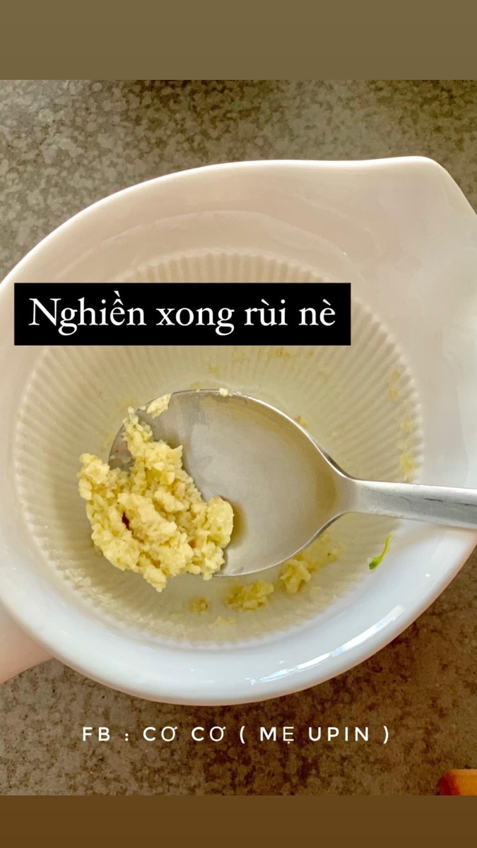 THỰC ĐƠN cho bé mới ăn dặm (5-6m+)
Mình xin chia sẽ tất tất tần những gì mình biết về ăn dặm, cách mình nấu, cách cho con ăn và kinh nghiệm mua những vật dụng cần thiết nhất, để tiết kiệm nhất cho các mẹ.

🍀ADKN

Ngoài ghế ăn và yếm ăn là 2 thứ phải có,thì kiểu Nhật sẽ cần : 

- Một bắt  ăn chính, 2 3 bát ăn phụ

- Muỗng ( 1-2 cái ) 

- Rây hoặc bộ chế biến có kèm chày cối ( mình thấy chày cối sdung nhiều ) 

- Khay trữ đông 

- Dầu ăn trộn cháo , kiểu Nhật chỉ toàn rau củ nên thiếu chất béo. Cần bổ sung dầu ăn cho con. ( cái này mình đc bác sĩ dinh dưỡng tư vấn khuyên dùng ) 

👉🏻👉🏻Mới ăn các mẹ cứ mua nhiêu đó trước, thiếu gì mua sau.

☘️☘️Sau 2 tuần nếu mẹ muốn đa dạng thực đơn hơn có thể mua thêm cac loai gia vị hữu cơ ( chuyên dùng cho bé ) như phô mai rắc, phô mai tách muối , bột chùm ngây, cải kale, dầu ăn, ...

Đổi món chính từ gạo sang các loại đậu, hạt, yến mạch, nui, mì....

🍀☘️☘️Cách mình cho bé ăn : 

-Ngày ăn một bữa sáng ( 9h30-10h ) ăn xong mình cho ti sữa luôn ( cho trọn vẹn một bữa ăn tránh ăn vặt bú vặt) 

-Nên tập thành thói quen luôn vì sau này khi tăng lên ngày 3 bưa ăn, mà cứ cách một tiếng ăn 2 tiếng bú thì mẹ vất lắm . 

-Lượng ăn minh tăng dần từ 5-7ml cho tới hết tháng đầu bé mình có thể ăn đc 50ml rùi( tỉ lệ cháo 1:10) có khi ăn hết có khi ko nha, mình ko ép bé. 

-Buổi chiều cho bé ăn thêm bữa phụ, rãnh thì làm các món quốc dân ( đậu hủ non, pudding trái cây,.. ) lười thì cứ bánh ăn dặm, sữa chua, trái cây nghiền hoặc ép cho bé. 

☘️☘️☘️☘️Cách nấu : 
Mình nấu sẳn dashi và cháo, trữ đông dùng dần trong 1 tuần. 

Mỗi sáng sau khi bé bắt đầu ngủ giấc đầu tiên tầm 8h-8h30 mình sẽ tranh thủ chuẩn bị.

Hôm đó nhà nấu món gì thì mình xén cho bé một miếng .( rau xanh hay củ gì đó )

Dashi và cháo rây sẳn mình lấy ra, bỏ vào nồi hấp cách thuỷ chung vs rau củ luôn. 

Hấp xong mình nghiền từng loại rau , củ có thể mix lại hoặc để riêng .

Vậy là xong một bữa rồi á, sau khi chụp sống ảo xong mình bỏ lại vào nồi hấp, lúc đó vẫn còn hơi nóng, giữ ấm ấm đợi bé dậy ăn. 

Đó là cách của mình, có mẹ nào có cách gì hay lẹ hơn cmt minh tham khảo với nha ❤️