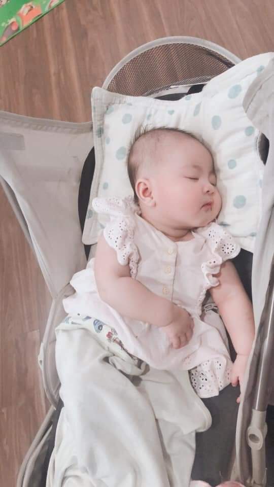 🥰Lạnh tnay vẫn phải làm bò sữa 🍼🍼🍼 , ngại quá các mẹ ạ. Ko hút thì ngực cứng ko ngủ nổi , chảy ướt người , đúng là muốn lười cũng ko thể lười nổi luôn😁😁 mặc dù e đã ngưng lợi sữa cả tháng nay rồi mà sữa vẫn cứ tràn bờ đê :))))
Trộm vía bé nhà e ti sữa mẹ htoan 4m đc 9kg .  
Mẹ nào ít sữa xin vía nhiều sữa của e e tặng nào 😊
