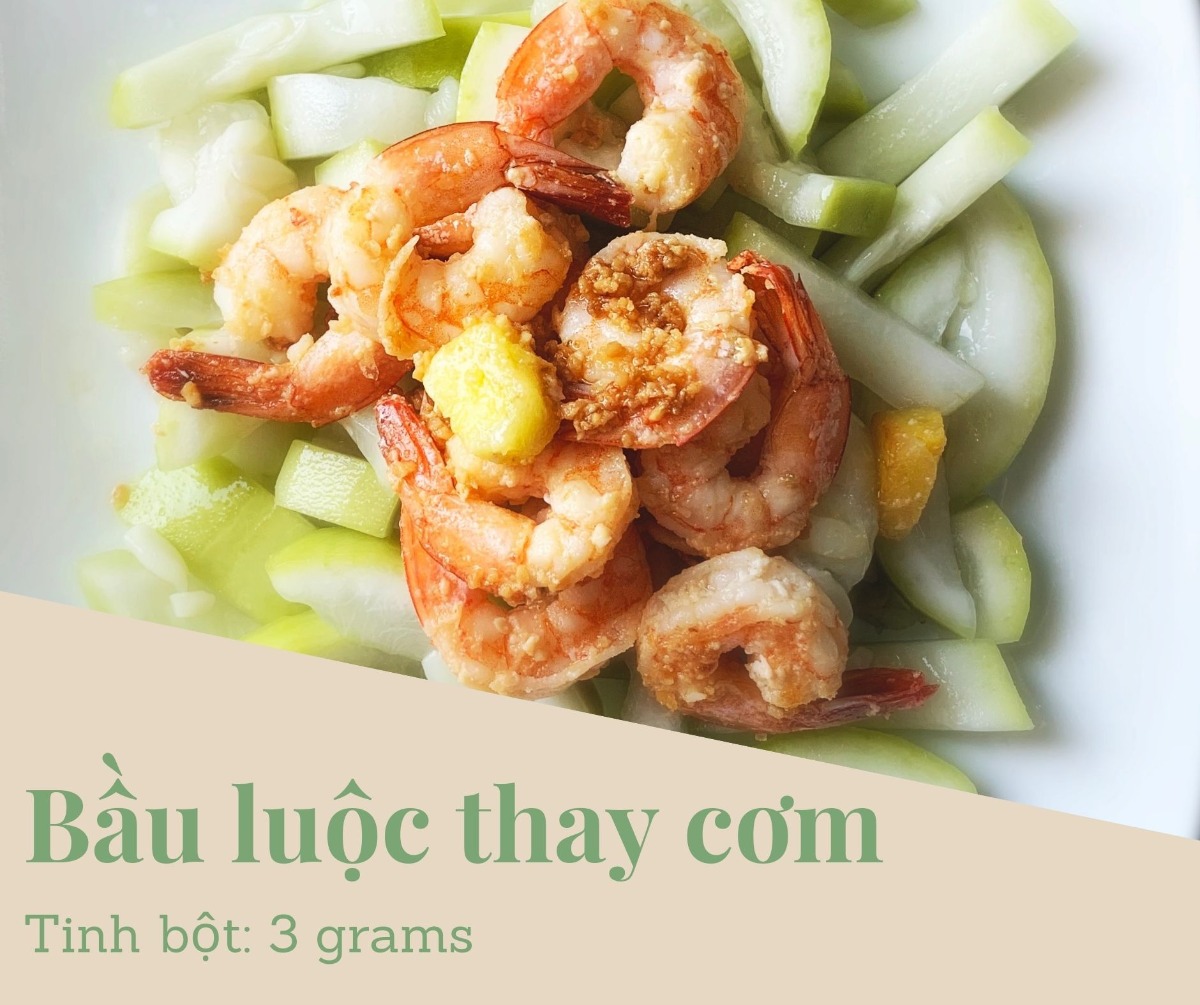 THỰC ĐƠN TIỂU ĐƯỜNG THAI KỲ
Chào bạn. Khi biết là có bệnh TĐTK hoặc TĐ2 thì nhiều người rất là lo lắng.

👌 Cách giảm TĐTK và TĐ2 hiệu quả nhất là ăn kiêng (giảm tinh bột và giảm ngọt).
👌 Cách giảm TĐTK và TĐ2 hiệu quả nhì là tập thể dục
👌 Các thuốc tây có hiệu quả nhưng mà bạn vẫn nên ăn kiêng và tập thể dục, nếu không dần dần sẽ lờn thuốc.
👌 Bạn đừng tin các thuốc nam, các loại bánh, đường cho người tiểu đường nhé. Không có hiệu quả gì nhiều đâu.
👌 Bạn không cần phải lo. Vì đồ ăn cho các bà Mẹ TĐTK và TĐ2 rất phong phú và ngon miệng. Và đầy đủ dinh dưỡng cho người Mẹ và em Bé, và người TĐ2.

Đầu tiên là các bạn nên mừng là đã khám ra bệnh. Có nhiều có bệnh nhưng mà không đủ điều kiện để khám bác sỹ nên không biết có bệnh mà trị.

Điều thứ nhì là các bạn đừng buồn vì bệnh TĐTK và TĐ2 hoàn toàn trong tầm quản lý của bạn.

Điều thứ ba là bệnh TĐTK và TĐ2 sẽ dạy cho bạn một cách ăn uống bổ dưỡng. Qua cách an uống này, bạn có thể áp dụng sau khi sinh và có thể tăng sức khoẻ lâu dày. Thậm chí, nếu bạn xây dựng thói quen ăn giảm tinh bột và tập thể dục thường xuyên thì sức khoẻ sau này của bạn sẽ có thể tốt hơn là những người không bị bệnh.

Bạn cố lên nhé! Chúc bạn và em bé và gia đình khoẻ mạnh.

👌👌👌 Nguyên tắc ăn giảm tinh bột cho TĐTK và TĐ2:
Trong một buổi ăn, hạn chế mức tinh bột dưới 45 grams:

Tinh bột: bao gồm cơm, hủ tiếu, bún, miến, mì, bánh đa, bánh mì, các loại khoai: tối đa là 1/2 chén (khoản 20 grams) trong một buổi ăn. (Khởi đầu bằng 1/2 chén cơm mỗi buổi. Nếu chỉ số tốt thì bạn có thể tăng thử lên 1 chén và thử máu xem sao. Nếu cao thì giảm lại 1/2 chén)
Rau ăn 1-2chén trong một buổi ăn. Ăn rau thoải mái không cần hạn chế vì rau có rất tinh bột (khoản 4 grams cho 1 chén). Ngoài ra rau có nhiều dinh dưỡng (các loại Vitamin, chất khoáng, folate, chất kẽm). Rau có chất sơ giúp tinh bột thu hấp chậm vào người — làm tăng đường chậm hơn sau khi ăn.
Chất đạm, bao gồm: thịt, cá, đồ biển, trứng, đậu hủ: Ăn ít nhất 1 chén trong một buổi ăn, có thể ăn nhiều hơn nếu cần. Chất đạm không có tinh bột nên bạn có thể ăn thoải mái. Chất đạm rất cần thiết cho sự phát triển của bé. Ngoài ra trong chất đạm có chất mỡ tốt cho em bé. Lưu ý là không ăn cá biển lớn vì có thuỷ ngân (nhất là các Mẹ Bầu).

Mỗi người mỗi khác, nên nên đo máu sau buổi ăn để điều chỉnh mức tinh bột theo lượng máu cho phép (sau 1 giờ là <7,8 mmol/L và sau 2 giờ là <6,7 mmol/L cho TĐTK. Và sau 2h<7,8 cho TĐ2)

👌👌👌 Nên thay tinh bột bằng gì?

👌👌👌 Canh rau

Mỗi buổi ăn lúc trước ăn khoản 2 chén cơm, bây giờ hạn chế xuống dưới 1/2 chén cơm thì thay thế cơm bằng gì? Rất đơn giản. Bạn có thể thay cơm bằng các loại rau luộc. Thí dụ bạn làm cá kho hoặc thịt kho (những món chất đạm thì bạn ăn vẫn bình thường không cần hạn chế — chỉ nấu không sử dụng đường thôi), thì bạn có thể ăn thêm bầu luộc, rau muốn luộc, cải luộc, đậu que luộc, bó xôi luộc để thay cơm. Ăn rất là ngon!

Và trong rau luộc có rất nhiều dinh dưỡng cho em bé (trong cơm thì không có dinh dưỡng gì). Nên bạn vừa trị bệnh TĐTK mà vừa tăng dinh dưỡng cho em bé và bản thân.

Rau luộc không chỉ có thể thay cơm không, mà có thể thay luôn các món nước. Thí dụ như khi ăn phở, thì bạn chỉ ăn tối đa 1/2 bánh phở, còn lại thì cho thêm giá luộc, bắp cải luộc, hoặc các loại rau khác mà bạn yêu thích. Chúc ngon miệng.

Thí dụ: bầu luộc ăn với tôm rim thay cơm

Thí dụ: bạn có thể dùng bí đỏ thay cơm. Bí đỏ bạn cắt ra từng cộng nhỏ và xào hoặc luộc. Bí đỏ có nhiều Vitamin A tốt cho mắt của em bé và người Mẹ.

👌👌👌 Bí đỏ thay cơm
Đây là một món dễ làm và dễ ăn. Bí đỏ và rau chỉ cần luộc.

Nhân liệu cho 1 phần ăn:
- 1/2 chén bí đỏ luộc
- 1/2 chén rau luộc
- 1/2 chén chả cá (luộc) rồi xào sơ lại. Đừng chiên giòn vì đồ ăn chiên không tốt cho sức khoẻ
- Ăn với nước tương hoặc nước nắm chấm (không đường)

👌👌👌 Rau luộc thay cơm, bánh phở, bún
Thay vì ăn cơm, bún, hủ tiếu, mỳ, miến, bánh đa thì bạn ăn nhiều rau luộc để thay. Khi bạn thay bằng rau có nhiều lợi ích vì rau có rất nhiều vitamin và khoáng chất cần thiết cho em bét phát triển. Tinh bột không có những vitamin và khoáng chất cho em bé.

Khi bạn ăn rau luộc thì ăn đến no thôi, không cần kiêng. Ăn thoải mái.

Ngoài rau rau luộc giúp bạn no ăn là ăn tinh bột. Và rau thì sẽ giúp đường tiêu hoá của bạn hoạt động tốt. Và da mặt đẹp.

👌👌👌 Bầu luộc

👌👌👌 Cải ngọt luộc

👌👌👌 Su su luộc thay cơm
Su Su có nhiều folate là giúp cho não của em bé phát triển. Luộc thay cơm. Ăn với đồ ăn chấm nước tương hoặc xào với trứng điều rất ngon.

👌👌👌 Yến mạch thay cơm

Yến mạch là một món ăn thay cơm rất tốt.

Số lượng tinh bột của yến mạch chỉ phân nửa so với cơm, nên bạn có thể ăn 1 chén yến bạch trong vòng buổi ăn (nhưng nhớ đo đường trong máu và chỉnh sửa nhé). Yến mạch còn có nhiều chất sơ, giúp tiêu hoá tốt và hạ mỡ trong máu.

Mua loại yến mạch (old fashion). Loại này có nhiều sơ nên tốt hơn loại (quick). Bạn có thể xem thông tin mua ở đây. Các siêu thị lớn điều có bán.

Cách nấu: Bạn có thể nấu như bạn nấu cơm: nấu với nước cho chính.

Nếu ăn thay cơm cho buổi trưa và buổi chiều, thì ăn với đồ ăn như rau và thịt/cá/trứng/đậu hủ bình thường. Cơm thỉ chỉ ăn 1/2 chén. Yến mạch thì có thể ăn 1 chén.

Bạn cũng có thể nấu như cháo: cháo cá, cháo thịt. Thí dụ; Cháo Yến Mạch với Thịt Bò.

Cách nấu:
- Bỏ yến mạch nấu với cà rốt, bông cải xanh (cắt nhỏ) vào nước nấu như cháo.
- Xào thịt bò với hành tỏi riêng, muối, dầu.
- Sau khi cháo yến mạch chín thì bỏ thịt bò vào với cháo nấu thêm vài phút.

👌👌👌 Diêm mạch (Quinoa)

Có bạn hỏi là có thể ăn Diêm Mạch thay cơm được không? Diêm Mạch có rất nhiều vitamin và chất khoán tốt (bao gồm chất sắc). Và cũng có tinh bột nên có thể thay cơm. Xin lưu ý:

Một chén diêm mạch đã nấu chín có khoản 39gram tinh bột. Cơm gạo trắng có khoảng 45-53gram. Yến mạch là thấp hơn có khoản 28gram.
Nên bạn cũng chỉ ăn từ 1/2-1 chén cho mỗi buổi ăn. Và nhớ đo đường trong máu sau khi ăn.
Nhớ là ngâm qua đêm trước khi nấu để dễ tiêu hoá.

👌👌👌 Làm sao ăn rau luộc ngon hơn?

Sau khi bạn luộc rau, có thể cho 1 muỗng dầu mè và 1 muỗng nước tương, và 1 muỗng mè vào rau. Dầu mè có chất béo tốt cho não và giúp cho bạn no lâu hơn.

👌👌👌 Ăn sáng nên ăn gì?

Có rất nhiều Mẹ Bầu đau đầu về buối sáng. Có bạn chỉ ăn 2 quả dưa leo và uống sữa rồi cảm thấy đói quá chừng. Thấy lo cho các bạn quá.
Thật ra buổi sáng là buổi ăn có thể ăn ngon lành. 

Các bạn vẫn có thể ăn những món mình yêu thích, như phở, hủ tiếu, bún riêu, mì quảng. Các bạn phải chiệu khó thay đổi một chút. 

👌👌👌 Tại sao buổi sáng ăn đồ ăn nước ngoài đường (phở, bún, hủ tiếu) là đường lên quá vậy?

Câu hỏi rất hay, các loại bún, bánh phở, hủ tiểu, mỳ, bánh đa, miến điều có nhiều tinh bột. Cũng nhiều bằng cơm.

Nếu bạn ăn đồ ăn ngoài đường người bán cho rất nhiều bánh và ít thịt và rau. Mà bạn có yêu cầu người bán cho ít bánh thì họ cũng sẽ cho nhiều.

Nếu ăn ở ngoài đường thì thường là gọi 2 tô: chỉ ăn 1/2 chén bánh. Có nghĩa là ăn 1/2 bánh của 1 tô, và bánh của tố thứ nhì thì bỏ hoàn toàn. Và gì bạn đã giảm bánh thì phải tăng thịt và rau lên. Nếu không rất đói. Đó là lý do gọi 2 tô. Một tô hoàng toàn không ăn bánh chỉ lấy thịt và rau. Một tô thì chỉ lấy 1/2 bánh. Thịt và rau rất ít tinh bột nên sẽ không tăng đường nhiều. Cố lên nhé bạn.

Nếu ăn bánh mì thì cũng nên gọi 2 ổ. Và chỉ ăn 1/2 bánh mì và ăn hết thịt và rau.

👌👌👌 Bún riêu
- 150 gram chất đạm: thịt, trứng, cua
- 1/2 chén bún
- 3 miếng đậu hũ
- 3 quả cà chua
- 1 quả me
- 10ml mắm tôm
- Hành tím, hành lá, rau mùi
- Rau sống: rau muống, bắp chuối, xà lách, giá,
- Hạt tiêu, hạt nêm, nước mắm, dầu ăn

👌👌👌 Nấu ăn sáng nhanh: Trứng sốt cà
Hôm nào bạn không có thời gian, thì có thể làm món trứng sốt cà. Ăn rất là đậm đà.

Nhân liệu cho 1 phần ăn:
- 2 quả trứng
- 3 quả cà chua
- Hành lá, tỏi, dầu ăn
- Một ít muối, nước tương
- Bạn có thể xem công thức ở đây.

👌👌👌 Tại sao ăn sáng đồ ăn bên ngoài mà đường tăng quá?

Nếu bạn ăn đồ ăn ngoài đường người bán cho rất nhiều bánh và ít thịt và rau. Mà bạn có yêu cầu người bán cho ít bánh thì họ cũng sẽ cho nhiều.

Nếu ăn ở ngoài đường thì thường là gọi 2 tô: chỉ ăn 1/2 chén bánh. Có nghĩa là ăn 1/2 bánh của 1 tô, và bánh của tố thứ nhì thì bỏ hoàn toàn. Và gì bạn đã giảm bánh thì phải tăng thịt và rau lên. Nếu không rất đói. Đó là lý do gọi 2 tô. Một tô hoàng toàn không ăn bánh chỉ lấy thịt và rau. Một tô thì chỉ lấy 1/2 bánh. Thịt và rau rất ít tinh bột nên sẽ không tăng đường nhiều. Cố lên nhé bạn.

Nếu bạn nấu ở nhà (như trong hình) thì ăn ăn thật nhiều thịt/cá/rau và ít bánh.

Một cách khác là bạn có thể nấu đồ ăn buổi tối nhiều một chút. Rồi buổi sáng ăn lại đồ ăn buổi tối (1/2 chén cơm + 1chén thịt/cá/trứng/đậu hủ và 1-2 chén rau). Ăn sáng mà ăn nhiều thì tốt vì sẽ no lâu và có sức làm việc.

👌👌👌 Món canh
Nếu bạn không có thời gian, thì món canh là dễ nhất. Canh có thể bỏ nhiều rau và chất đạm( thịt, hải sản, đậu hủ, trứng). Và ăn một tô thật là to đến khi no. Nếu thèm cơm thì có thể ăn một ít (tối đa là 1/2 chén- tuỳ theo mức đường trong máu sau khi ăn). Nhưng phần chính là một tô rau rất to. Ăn riết khi quen thì có thể bỏ hẳn cơm luôn.

👌👌👌 Canh cải hải sản
- 1 bó cải 100 gr hải sản,
- đậu hủ (nếu muốn)
- nấm
- 1/2 tbsp muối
- 1 tsp tiêu
- 1/2 nước tương
- hành lá
- Canh su hầm thịt
- Nếu bạn vẫn thèm tinh bột thì đây là một món có thể sẽ giúp bạn cảm thấy đã thèm. Bạn có thể sử dụng một ít khoai tây (1 củ nhỏ) cho một phần ăn. Nấu một tô thật to và ăn cho đã thèm (nhưng không ăn thêm cơm nhé)

Nhân liệu cho 1 phần ăn:
- 1 trái su
- 1 củ khoai tây nhỏ
- 1 củ cải trắng
- 1 củ cà rốt
- thịt
- muối

👌👌👌 Canh Bông Cải Trắng
Nhân liệu cho 1 phần:
- 2 chén bắp cải trắng
- 200 grams tôm
- Muối, tiêu
- Có thể bỏ thêm củ cải trắng để nấu cho ngọt nước canh

👌👌👌 Canh bí đỏ

👌👌👌 Súp đậu hủ
Thành phần: Đậu hủ, nấm, carrot, bắp, tim hạt sen

👌👌👌 Canh củ cải trắng

👌👌👌 Súp Rau Củ. Món này nhiều vitamin cho em bé
Thành phần: 1/2 củ khoai tây, 1 củ cà rốt, 1 miếng cần tây, 6 miếng nấm rơm

👌👌👌 Các món mặn
Các món mặn ăn tốt vì có nhiều chất đạm. Trường Đại Học UCSF của Mỹ khuyên là Mẹ Bầu nên ăn ít nhất 60 gram chất đạm mỗi ngày. Chất đạm rất cần thiết cho sự phát triển của em bé. Đồ ăn nhiều chất đạm như: thịt, cá, hải sản, trứng, đậu hủ.

👌👌👌 Tôm rim
Món này bạn có thể làm ăn rất ngon. Thay vì cơm thì luộc một tô rau ăn sẽ thất rất ngon. Như một tô cải làng luộc hoặc rau muống luộc. Bạn đừng bỏ đường. Nếu muốn thì có thể sử dung một ít khóm để có vị ngọt.

👌👌👌 Cá sốt cà
Cá có nhiều chất mỡ tốt cho sự phát triển của não (omega 3). Và cá cũng là chất đạm tốt. Nhưng không nên ăn các loại các biển lớn vì có nhiều thuỷ ngân. Nên ăn các loại cá nhỏ.

👌👌👌 Ăn cá loại nào tốt mà ít thuỷ ngân?

Ăn cá là tốt vì ít tăng đường và có omega 3 tốt cho phát triển não. Nhưng tránh các loại cá biển lớn vì có thuỷ ngân nhiều. Đây là các loại bạn nên lưu ý.

Thủy hải sản có hàm lượng thủy ngân thấp nhất: Nên ăn 2 – 3 lần/tuần
- Cá cơm;
- Cá đù Đại Tây Dương;
- Cá bạc má Đại Tây Dương và Thái Bình Dương;
- Cá vược đen;
- Cá chim;
- Cá da trơn;
- Sò;
- Cá tuyết;
- Cua;
- Tôm hùm đất;
- Cá bơn;
- Cá Haddock – một loại cá tuyết;
- Cá tuyết than;
- Cá trích;
- Tôm hùm Mỹ;
- Cá đối;
- Hàu;
- Cá rô;
- Cá chó;
- Cá hồi;
- Cá mòi;
- Sò điệp;
- Cá rô phi;
- Mực;
- Cá ngừ.

Thủy hải sản có mức độ thủy ngân vừa phải: Ăn 1 lần/tuần 
- Cá trâu;
- Cá chép;
- Cá vược;
- Cá mú;
- Cá chim lớn;
- Cá nục heo;
- Cá chày;
- Cá rô đại dương;
- Cá than;
- Cá đầu cừu/cá tù;
- Cá hồng;
- Cá thu Tây Ban Nha;
- Cá ngói;
- Cá ngừ trắng;
- Cá ngừ vây vàng.

Thủy hải sản có mức thủy ngân cao nhất: Nên tránh
- Cá ngừ mắt to;
- Cá thu vua;
- Cá cam;
- Cá mập;
- Cá kiếm;
- Cá ngói.

👌👌👌 Chả cá lã vọng
Bạn vẫn có thể ăn những món mình yếu thích, như cã cá lã vọng. Bạn có thể ăn một ít bún (tối đa là 1/2 chén). Thay vì ăn bún thì bạn có thể làm bắp cải xào. Hoặc bạn chọn một món rau yếu quý nào đó và luộc để ăn thay bún (như đâu que, rau muống, bó xôi). Hương vị từ cã cá sẽ làm cho bạn quên đi là mình không ăn bún. Ăn thử đi, bạn sẽ thấy rất ngon. Lưu ý là nước chấm không bỏ đường nhé.

Nhân liệu cho 1 phần ăn:

- 1/2 con cá lóc (cá quả)
- Riềng, sả, tỏi, hành củ, muối
- Mắm tôm
- Đậu phọng
- Thì là
- 1/2 chén bún (tối đa). Có thể thay bằng rau luộc (bó xôi, bắp cải, rau muống, giá)

Bạn có thể tham khảo cách làm ở đây. Đừng sử dụng đường.

Các món gỏi:
Các món gỏi rất tốt cho các Bà Mẹ TĐTK. Lý do là nhiều rau và chất đạm và rất ít tinh bột. Bạn có thể làm một tô gỏi lớn và ăn thoải mái.

Nếu thèm cơm thì ăn thêm một ít (tối đa 1/2 chén). Ăn nhiều lần sẽ tạo ra thói quen ăn gỏi thay cơm và sẽ không cần ăn thêm cơm nữa. Những người bên Mỹ họ vẫn có thể ăn salad (gỏi) để thay cơm bình thường. Quan trọng là vẫn ăn nhiều chất đạm và nhiều loại rau khác nhau cho các buổi ăn khác nhau để không thiếu dinh dưỡng

👌👌👌 Gỏi cuốn
Gỏi cuốn là một món rất là dễ ăn và đầy đủ dinh dưỡng vì nhiều rau. Bạn có thể tự chế biến theo sở thích. Quan trọng là hạn chế bánh tráng vì có tinh bột. Nên mua loạ bánh tráng nhỏ. Nếu mua loại lớn thì cắt đôi và chỉ sử dụng phân nữa cho 1 gỏi cuốn.  Và bạn lưu ý là nước tương đậu phọng nếu mua bên ngoài thì họ có thể bỏ nhiều đường. Nên làm ở nhà. Nếu không thì ăn với xì dầu (bỏ chanh và ớt, nhưng không bỏ thêm đường). Đây là món mình thích nhất trên đời. Chúc bạn ngon miệng.

Nhân liệu cho 1 phần ăn:
- Rau: lettuce, rau thơm, giá, ngò, dưa leo
- Thay vì bún thì bạn có thể làm: bắp cải xào với cà rốt, hoặc củ sắn xào với cà rốt (giống như bó bía)
- Chất đạm: thịt, tôm, trứng, cá, đậu hủ
- Nước chấm: tương đậu phọng (lưu ý không bỏ đường)
- Bánh tráng: tối đa là chỉ 8 bánh tráng nhỏ, hoặc 4 bánh tráng lớn cắt đôi. Nếu không ăn bánh tráng thì bạn có thể lấy lettuce (rau diếp), hoặc cải xanh cuốn giống như ăn bánh xèo Miền Tây

👌👌👌 Bì cuốn
Món này rất là ngon và ít tinh bột vì bì cuốn thông thường không sử dụng bún. Mà sử dụng nhiều rau thơm. Ăn rất ngon. Nhìn mà thèm.

👌👌👌 Bò bía
Bò bía rất dễ ăn, và mặn mà. Nhiều rau thơm. Và trưng lại béo béo.
Hạn chế bánh tráng nhé. Chỉ ăn 8 cái nhỏ. Hoặc 3-4 cái lớn (cắt làm đôi thành 8 cái). Một cái bánh tráng lớn đến 6 gram tinh bột. Nước chấm không đường nhé.

👌👌👌 Sushi Nhật. Món này rất dễ làm.
Vật liệu:

- Chỉ cần mua rong biển để làm sushi tại các chợ.
- Rau: tuỳ loại bạn thích: dưa leo, ngò, xà lách, rau thơm
- Có thể cắt trái bơ ra nhiều miếng nhỏ
- Và có thể bỏ thêm dưa chua nếu muốn
- Chất đạm: thịt, cá, hải sản, trứng, đậu hủ
- Nước chấm: nước tương (không đường)

👌👌👌 Gỏi ngó sen
Gỏi ngó sen ăn vừa giòn vừa ngon.

👌👌👌 Gỏi cá nướng
Đây là món salad người Mỹ rất thích ăn. Nướng cá và ăn với các loại rau sống. Cá có các chất mỡ béo omega tốt tốt cho não của em bé.

👌👌👌 Xà lách kiểu Hàn Quốc (bibimbap)

Món này bạn có thể ăn vào buổi phụ hoặc ăn chung với buổi chính cũng ok. Rất dễ làm. Ở nhà có rau thì thì làm rau đó. Tất cả rau điều cắt nhỏ và xào sơ. Cà rốt, bó xôi, bắp cải, nấm, củ sắn, su su, hoặc bí xào. Chất đạm thì tuỳ bạn chọn: thị gà luộc, thịt bò xào, trứng, đậu hủ, cá hấp.Ăn chung với dầu mè và một ít nước tương. Có thể chấm với tương ớt. Món này ít tinh bột vì rau và thịt không có nhiều tinh bột mà đầy đủ dinh dưỡng. Chúc bạn ngon miệng.


👌👌👌Món ăn vặt

Khi có bệnh TĐTK thì bạn nên cử ăn những đồ ăn vặt bình thường như: bánh ngọt, chè, cà rem, trái cây dầm sữa. Mà thử các món sau. Đồ ăn vặt thì nên giữ dưới 15 gram tinh bột mỗi lần ăn (dưới 3 lần 1 ngày).

👌👌👌Bơ dầm cà chua

Món bơ dầm cà chua là một món rất được yêu thích của Nước Mễ Tây Cơ. Món này giống như là món ăn dân tộc của họ. Trái bơ có vị béo, ăn với cà chua và chanh thấy béo béo chua chua, rất là ngon. Món ngày đến 20 gram tinh bột, nên chia cho 2 lần ăn.
Bạn có thể ăn món này như vậy, hoặc bạn có thể lấy cà rốt sống, chẻ ra thành miếng dày dày, để trét bơ và cà chua lên ăn rất ngon.

Nhân liệu cho 1 phần ăn:

- 1 quả bơ
- 1 quả cà chua
- 1 quả chanh
- ngò cắt nhỏ
- muối, tiêu

👌👌👌 Rau câu nước cốt dừa

Món ngày ăn rất ngon và dễ làm. Bạn đừng sử dùng đường và nước dừa tươi. Chỉ sử dụng nước lọc, lá dứa, và nước cốt dừa và thạch.